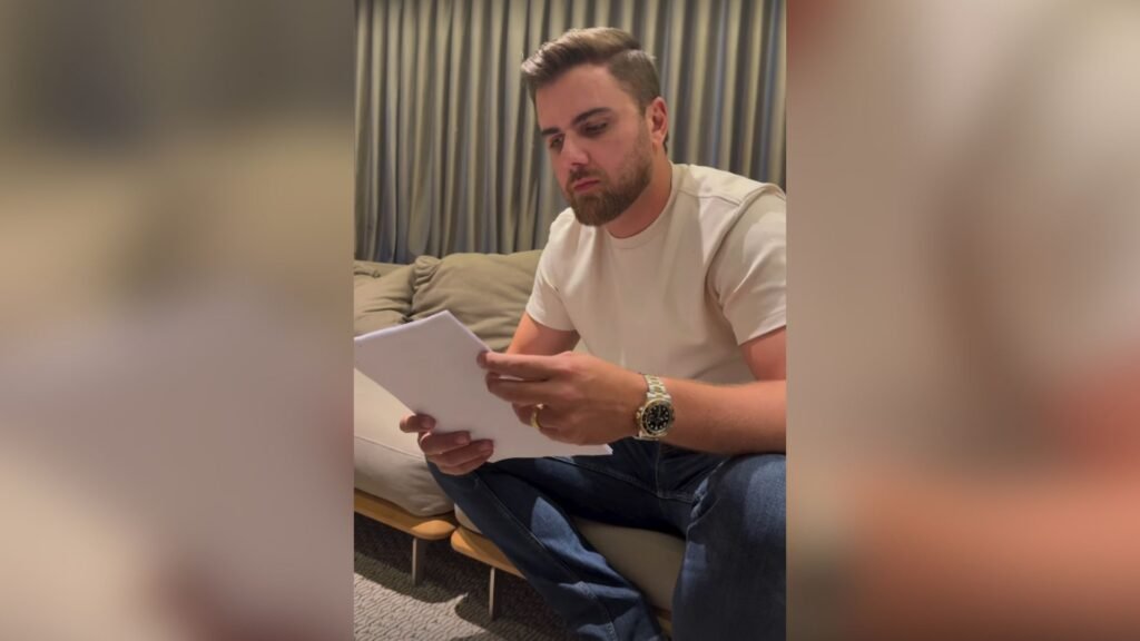 Por que a Justiça barrou o vídeo de Zé Neto & Cristiano? A Justiça de São Paulo barrou o vídeo por associar a música ao banqueiro Daniel Vorcaro, expondo imagens e referências sem consentimento, o que poderia causar dano à reputação. Qual foi a reação de Zé Neto sobre a decisão judicial? Zé Neto afirmou que é a primeira vez que enfrentam tal situação e expressou esperança de que tudo se resolva legalmente, destacando que a música é boa. Quem solicitou a proibição do vídeo? A influenciadora Karolina Trainotti, amiga de Vorcaro, solicitou a proibição, alegando uso indevido de imagem e exposição vexatória. O que a juíza Daniela Dejuste de Paula considerou ao proferir a liminar? A juíza viu risco de dano à reputação, mesmo sem menção nominal, devido à combinação entre letra, imagens e contexto público recente. Quais elementos do vídeo foram considerados problemáticos? Imagens de Vorcaro, sua ex-namorada e outras mulheres, além de diálogos vazados, foram considerados problemáticos por ultrapassarem a liberdade artística. Qual é o conteúdo da música que gerou controvérsia? A música "Oi, Tudo Bem?" não menciona Vorcaro, mas trechos como "Eu falava bom dia pra uma/escrevia bom dia pra outra" geraram associações ao caso. Por que a música foi associada ao caso de Vorcaro? A exposição de Vorcaro em investigações e reportagens recentes ampliou o interesse público, levando a interpretações da música como referência indireta. O que a decisão judicial proíbe especificamente? A decisão proíbe a divulgação de conteúdos que permitam identificar os envolvidos, direta ou indiretamente, sem consentimento. Quais são as consequências legais para a dupla sertaneja? A dupla foi intimada e pode enfrentar indenização por danos morais, além de ter que suspender a divulgação do vídeo promocional. Como a dupla está lidando com a situação? Zé Neto expressou incerteza sobre o lançamento da música e preocupação com a repercussão, mas mantém esperança de resolução legal. Qual é o impacto da decisão sobre a liberdade artística? A decisão destaca os limites da liberdade artística quando há risco de dano à reputação e exposição indevida de pessoas identificáveis. O que os advogados da influenciadora argumentaram? Os advogados afirmaram que o conteúdo expôs a influenciadora de forma vexatória e sensacionalista, explorando sua vida íntima. Quais são os próximos passos no processo judicial? O processo segue em tramitação e pode ter novos desdobramentos conforme a análise do mérito, com possíveis consequências para a dupla. Como o público reagiu à associação da música com o caso? A música viralizou nas redes sociais, com o público interpretando-a como referência ao caso, aumentando a curiosidade e discussão. O que Zé Neto espera do desenrolar do caso? Zé Neto espera que tudo se resolva dentro das vias legais e que a música possa ser apreciada sem restrições.