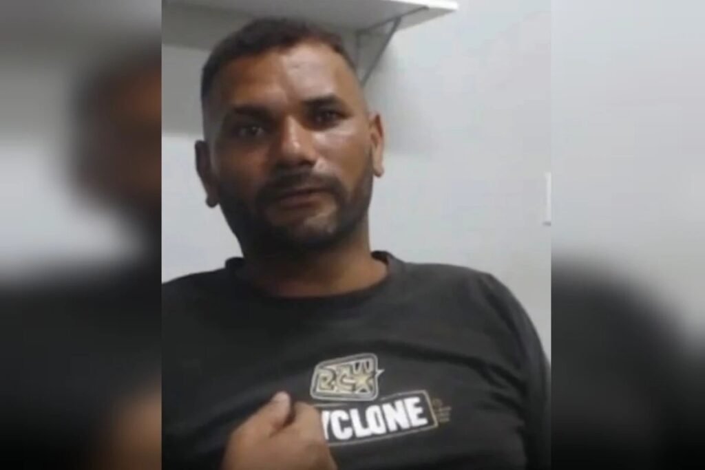 **Justiça Converte em Preventiva Prisão de Homem que Matou Ex com Facada no Pescoço** O que aconteceu no caso de Elenilton Pereira Bezerra? Segundo a publicação do Metrópoles, Elenilton Pereira Bezerra, de 36 anos, foi preso em flagrante na noite de sexta-feira, 3 de abril, após matar sua ex-companheira, Bruna Stephanie Freitas Brandão, com um golpe de faca no pescoço. O crime ocorreu na presença do filho do casal, de apenas 2 anos. A Justiça do Distrito Federal converteu a prisão de Elenilton em **prisão preventiva**, o que significa que ele permanecerá encarcerado até o julgamento. Por que a prisão foi convertida em preventiva? A conversão para prisão preventiva foi decidida durante uma audiência de custódia realizada no sábado, 4 de abril. A decisão foi tomada para garantir que Elenilton permaneça detido até o julgamento, evitando riscos à sociedade e à integridade das testemunhas, além de assegurar que ele não fuja. Qual foi a justificativa de Elenilton para o crime? Em depoimento à Polícia Civil do Distrito Federal (PCDF), Elenilton alegou que acreditava estar sendo vítima de uma emboscada, referindo-se a uma "casinha". Ele confessou ter pego uma faca na cozinha de Bruna e a atingido, mas negou a intenção de matá-la, afirmando: "Eu não fui com a intenção de matar ninguém". No entanto, mensagens de áudio obtidas pela coluna Na Mira revelaram que Elenilton insultou Bruna, ameaçou a mãe dela e expressou desejo de violência contra o atual companheiro da vítima. Qual é o histórico criminal de Elenilton? Além do crime atual, Elenilton já responde por ameaça e **violência doméstica** contra outra mulher em um caso ocorrido em 2019. Seu CPF também foi mencionado em um processo relacionado a uma tentativa de homicídio envolvendo outro homem, ambos os casos ocorridos em Caldas Novas. Quem era Bruna Stephanie Freitas Brandão? Bruna, a vítima do crime, tinha 38 anos e deixou três filhos, de 2, 5 e 18 anos. Ela e Elenilton estavam separados, mas compartilhavam a responsabilidade pelo filho mais novo. A tragédia trouxe à tona a questão da violência doméstica e suas consequências devastadoras para as famílias envolvidas. Qual é o impacto desse crime na sociedade? Este caso destaca a gravidade da **violência doméstica** e a necessidade de medidas eficazes para proteger as vítimas. A presença do filho do casal durante o crime ressalta o impacto traumático que tais atos podem ter sobre as crianças. A decisão da Justiça de manter Elenilton preso preventivamente reflete a seriedade com que o sistema judicial trata esses casos. Como a sociedade pode ajudar a prevenir casos de violência doméstica? A conscientização e a educação são fundamentais para prevenir a violência doméstica. É crucial que as vítimas saibam que têm apoio e que existem recursos disponíveis para ajudá-las a escapar de situações perigosas. Denúncias podem ser feitas às autoridades competentes, e campanhas de sensibilização podem ajudar a mudar atitudes e comportamentos em relação à violência doméstica. Em resumo, o caso de Elenilton Pereira Bezerra e Bruna Stephanie Freitas Brandão é um trágico lembrete da necessidade de ações contínuas para combater a violência doméstica e proteger as vítimas. A decisão judicial de converter a prisão em preventiva é um passo importante para garantir justiça e segurança para todos os envolvidos.