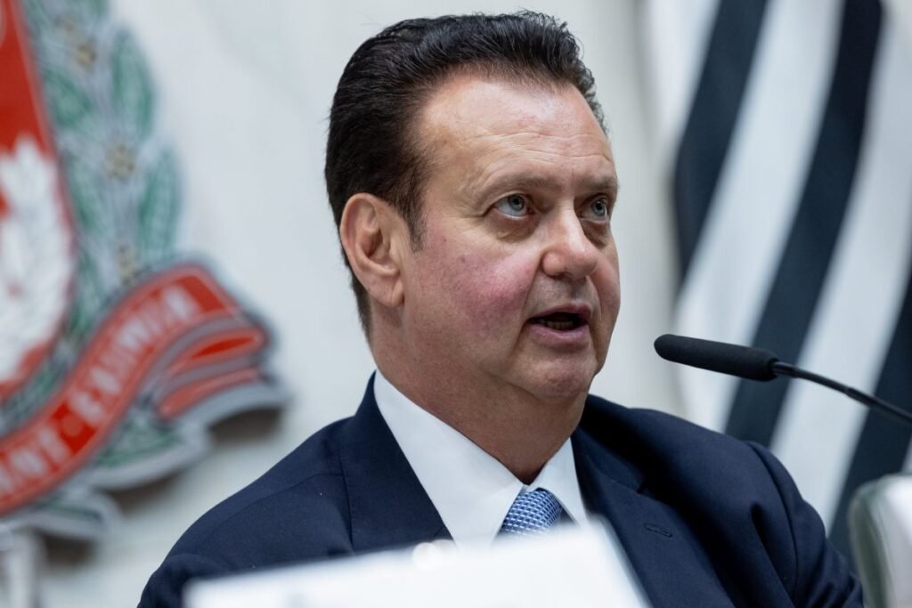 Uma frase bastou para esfriar uma especulação que vinha ganhando espaço nos bastidores políticos de São Paulo. Mas por que essa fala chamou tanta atenção? Porque ela atinge justamente um dos pontos mais sensíveis da disputa que começa a se desenhar para 2026: a possibilidade de alianças improváveis, costuras de última hora e movimentos capazes de mudar o tabuleiro antes mesmo da campanha começar. E quem estava no centro dessa expectativa? De um lado, um nome fortemente ligado ao governo federal e ao PT. Do outro, um dirigente partidário conhecido por transitar com habilidade entre diferentes campos políticos. Quando os dois aparecem na mesma conversa, é natural que surja a pergunta: haveria espaço para uma aproximação? A dúvida cresceu porque houve contato. O próprio Fernando Haddad afirmou, em entrevista ao SBT News, que trocou mensagens por celular com Gilberto Kassab. E quando um diálogo assim vem à tona, o que muita gente quer saber é simples: isso era apenas uma conversa institucional ou o início de uma negociação política mais ampla? A resposta dada publicamente foi direta, mas não encerrou o interesse. Kassab afirmou nesta quinta-feira 9 que não há possibilidade de o PSD apoiar uma pré-candidatura de Haddad ao governo de São Paulo. Se a fala foi tão clara, então por que ela continua repercutindo? Porque, na política, o que é descartado agora muitas vezes revela mais sobre o presente do que sobre o futuro. Mas há um detalhe que quase ninguém percebe de imediato: Kassab não falou apenas como dirigente partidário. Ele também ocupou até 25 de março deste ano o cargo de secretário de Governo e Relações Institucionais da gestão paulista. E é justamente esse vínculo recente que torna sua posição ainda mais significativa. O que isso muda na prática? Muda porque a declaração não vem de alguém distante do governo estadual, observando tudo de fora. Vem de alguém que esteve dentro da engrenagem política da administração de Tarcísio de Freitas e que agora reafirma que o PSD já definiu seu endosso ao governador, que deve buscar a reeleição. Então a porta foi fechada de vez? No apoio eleitoral, Kassab foi categórico ao dizer que essa é uma questão já decidida no PSD. Só que é aqui que muita gente se surpreende: ao mesmo tempo em que rejeitou a hipótese de apoio a Haddad, ele também afirmou que pode conversar com o petista sobre políticas públicas e ideias. E por que essa distinção importa tanto? Porque ela separa duas camadas que frequentemente se misturam no debate público. Uma é a conversa política, o diálogo entre lideranças, a troca de visões sobre gestão. Outra é o apoio formal, partidário, eleitoral. Kassab sinalizou que uma coisa não leva necessariamente à outra. Mas se o apoio já está definido, por que Haddad levantou a questão? A provocação feita por ele ajuda a entender o tamanho da disputa narrativa que começa a se formar. Ao perguntar por que Kassab apoiaria Tarcísio “ainda, depois desses três anos”, Haddad tentou colocar em debate a marca do atual governo, sua vitrine e os indicadores que justificariam uma continuidade. O que acontece depois muda tudo, porque a discussão deixa de ser apenas sobre alianças e passa a ser sobre argumento político. Haddad não questiona só um apoio; ele questiona o motivo desse apoio. E, ao fazer isso, tenta deslocar o centro da conversa para a avaliação da gestão estadual. Só que a resposta de Kassab recoloca o foco em outro ponto: a decisão partidária já foi tomada. E quando um presidente nacional de partido afirma isso de forma pública, o recado não é apenas para o adversário. Também é para o próprio sistema político, para aliados, para possíveis negociadores e para quem ainda imaginava uma brecha. Mas será que isso elimina novas movimentações? Não necessariamente. O que essa declaração faz, por enquanto, é fixar uma posição clara no cenário atual: o PSD não pretende apoiar Haddad contra Tarcísio em São Paulo. E esse é o ponto central. Só que o aspecto mais interessante talvez esteja justamente no que permanece em aberto. Se há disposição para conversar sobre políticas públicas e ideias, que tipo de diálogo ainda pode existir entre atores que, no plano eleitoral, já se colocam em lados opostos? É essa tensão entre conversa e alinhamento que mantém o assunto vivo — e pode fazer essa história render muito mais do que parece agora.