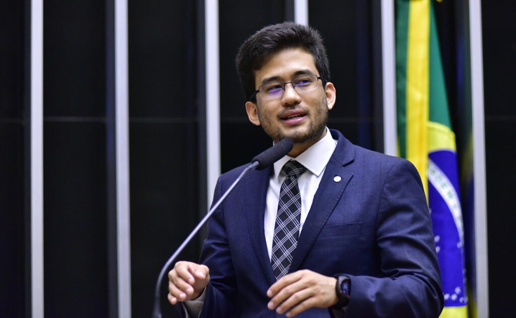 Um pedido feito na **Câmara dos Deputados** colocou a **Casa Civil** no centro de uma cobrança sobre **repasses milionários** e abriu uma sequência de perguntas que agora exigem resposta oficial. Quem fez essa cobrança? O deputado federal **Kim Kataguiri**, de **Missão-SP**, ao protocolar um requerimento para que a ministra-chefe da Casa Civil, **Miriam Belchior**, preste informações sobre transferências financeiras e parcerias firmadas pelo governo federal. Mas por que esse requerimento foi apresentado agora? Porque, segundo o parlamentar, houve um fato que motivou diretamente a iniciativa. Qual foi esse fato? A menção a **Pedro D’Eyrot**, identificado como porta-voz do **Movimento Brasil Livre**, no contexto que levou Kataguiri a formalizar o pedido de esclarecimentos. A partir disso, o deputado decidiu levar a questão ao plano institucional e cobrar explicações por meio de um instrumento oficial apresentado na Câmara. E sobre quais relações do governo recaem essas perguntas? Sobre os **repasses financeiros** e as **parcerias** firmadas com a associação cultural do Rio de Janeiro **Favela.ONG**. O foco, portanto, não está em uma discussão genérica, mas em vínculos específicos entre o governo federal e essa entidade. O que Kataguiri quer saber, na prática? Informações formais da Casa Civil sobre a natureza desses repasses e dessas parcerias. Por que a **Casa Civil** foi acionada? Porque o requerimento foi direcionado à ministra-chefe da pasta, **Miriam Belchior**, a quem o deputado pede esclarecimentos. Isso significa que a cobrança foi feita no âmbito político e administrativo mais alto do governo? Sim, porque a solicitação mira diretamente uma das principais estruturas de coordenação do Executivo federal. E qual é o peso desse movimento dentro da Câmara? O peso está no fato de que o pedido foi **protocolado** oficialmente. Isso quer dizer que não se trata apenas de uma declaração pública ou de uma crítica feita fora dos canais institucionais. Ao apresentar o requerimento, Kataguiri transforma a cobrança em uma demanda formal por informações, com destinatária definida e objeto delimitado. Mas o que exatamente está sendo questionado nesses repasses? O que foi informado até aqui é que o deputado quer esclarecimentos sobre os **valores transferidos** e sobre as **parcerias firmadas** entre o governo federal e a **Favela.ONG**. Há detalhamento adicional sobre o conteúdo dessas respostas no material disponível? Não. O que se sabe, de forma direta, é que a iniciativa busca explicações sobre essas operações financeiras e institucionais. E por que a associação aparece no centro da controvérsia? Porque é ela a entidade mencionada no requerimento apresentado por Kataguiri. Trata-se da associação cultural do Rio de Janeiro **Favela.ONG**, citada como destinatária dos repasses e parceira em acordos com o governo federal. É justamente essa relação que o deputado quer ver esclarecida pela Casa Civil. Há alguma informação sobre a origem política da iniciativa? Sim. O requerimento foi apresentado por **Kim Kataguiri**, deputado federal de **Missão-SP**, e, segundo ele, a motivação surgiu após referência a **Pedro D’Eyrot**, porta-voz do **Movimento Brasil Livre**. Isso basta para definir o conteúdo da cobrança? Não. O conteúdo da cobrança permanece concentrado em um ponto objetivo: a exigência de informações sobre **repasses financeiros** e **parcerias** com a **Favela.ONG**. Então, o que fica posto ao final dessa movimentação? Fica um pedido formal para que **Miriam Belchior**, ministra-chefe da **Casa Civil**, explique os **repasses financeiros** e as **parcerias firmadas pelo governo federal** com a associação cultural do Rio de Janeiro **Favela.ONG**, em requerimento protocolado na **Câmara dos Deputados** por **Kim Kataguiri**, de **Missão-SP**, após motivação atribuída pelo parlamentar a menção envolvendo **Pedro D’Eyrot**, porta-voz do **Movimento Brasil Livre**.