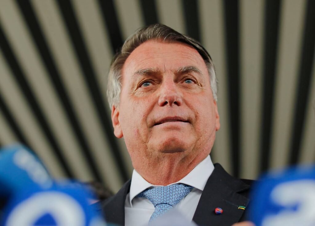 Uma melhora clínica pode parecer simples no papel, mas, quando novos laudos chegam ao Supremo, a pergunta muda de tamanho: o que exatamente eles mostram — e o que ainda deixam em aberto? A resposta inicial aponta para um avanço, mas não para um fim. Os documentos mais recentes descrevem uma evolução considerada satisfatória, com sinais de controle em pontos importantes do quadro. Só que, se há melhora, por que o caso continua exigindo acompanhamento tão detalhado? Porque a recuperação não apagou os sintomas. Mesmo com pressão arterial controlada, os relatórios indicam que ainda existem fadiga, cansaço e desequilíbrio. E quando esses três fatores aparecem juntos, surge outra dúvida inevitável: trata-se de algo passageiro ou de uma limitação que ainda pode afetar a rotina? Os próprios textos sugerem cautela. O acompanhamento segue em casa, mas com reabilitação frequente e metas bem definidas. Há sessões de fisioterapia ao longo da semana e também reabilitação cardiorrespiratória. Se o tratamento continua intenso, então o quadro está realmente sob controle? Está em evolução, mas longe de ser tratado como encerrado. E é aqui que muita gente se surpreende: a melhora descrita pelos médicos convive com sinais que ainda exigem atenção. Um dos objetivos atuais dos exercícios, por exemplo, é reduzir o risco de quedas. Isso revela que o desequilíbrio não é apenas uma observação secundária, mas um ponto concreto da recuperação. E se há risco de queda, o que mais os laudos mostram sobre as sequelas recentes? Há um detalhe que quase passa despercebido: o exame físico registrou murmúrios vesiculares bastante reduzidos na base do pulmão esquerdo. Essa alteração foi apontada como sequela da pneumonia. Isso ajuda a entender por que a recuperação não se resume a “estar melhor”. Melhor em relação a quê? Em relação a um quadro anterior mais grave, que ainda deixa marcas. Mas então, de onde vem esse histórico mais delicado? A explicação aparece quando se observa o episódio que antecede os laudos. Antes do acompanhamento domiciliar, houve uma internação de 14 dias por broncopneumonia bacteriana bilateral. Os médicos a classificaram como grave e, mais do que isso, como a mais severa entre as três pneumonias já enfrentadas. Se esse foi o ponto de partida recente, a melhora ganha outro peso. Mas será que os relatórios tratam apenas do pulmão e da parte cardiorrespiratória? Não. E o que aparece depois amplia ainda mais o quadro. Um dos documentos relata dor em todos os movimentos tentados no ombro no início da semana, a ponto de impedir exercícios específicos. Isso muda a leitura do caso, porque mostra que a limitação atual não está concentrada em um único problema. E quando um ombro impede parte da reabilitação, a pergunta seguinte surge sozinha: existe chance de uma nova intervenção? Existe essa possibilidade em avaliação. Um relatório anterior já havia informado dores crônicas e graves no ombro e mencionava a chance de nova cirurgia em breve. Além do cardiologista, um ortopedista também acompanha o tratamento. Mas há outro ponto que chama atenção e reabre uma questão antiga: por que um episódio de soluços foi registrado entre as observações médicas? Porque, embora tenha sido de curta duração, esse sintoma tem histórico recorrente. Os laudos lembram que os soluços persistentes são uma queixa antiga, mencionada desde o atentado sofrido em 2018. Isso não significa uma mudança central no quadro atual, mas mostra como elementos do passado continuam aparecendo no presente. E é justamente aí que o caso deixa de ser apenas um boletim de melhora e passa a ser um retrato de recuperação incompleta. Só na metade dessa história fica claro por que esses documentos foram enviados ao STF. Eles foram protocolados pela defesa de Jair Bolsonaro no âmbito da Execução Penal 169, sob relatoria do ministro Alexandre de Moraes. Os textos tratam do estado de saúde do ex-presidente durante o acompanhamento domiciliar iniciado após a alta hospitalar. Mas o que acontece depois muda tudo na forma de ler esses laudos: eles não servem apenas para informar, e sim para registrar oficialmente a evolução de um quadro que ainda inspira monitoramento. No fim, o ponto principal é este: os laudos enviados ao STF indicam melhora clínica de Bolsonaro, com evolução satisfatória e pressão controlada, mas também deixam claro que a recuperação segue cercada por fadiga, desequilíbrio, sequelas pulmonares, dor no ombro e reabilitação contínua. Parece uma conclusão, mas não é. Porque, quando a melhora vem acompanhada de tantas ressalvas, a verdadeira pergunta deixa de ser se houve avanço — e passa a ser quanto ainda falta para que esse avanço se sustente sem novas intercorrências.