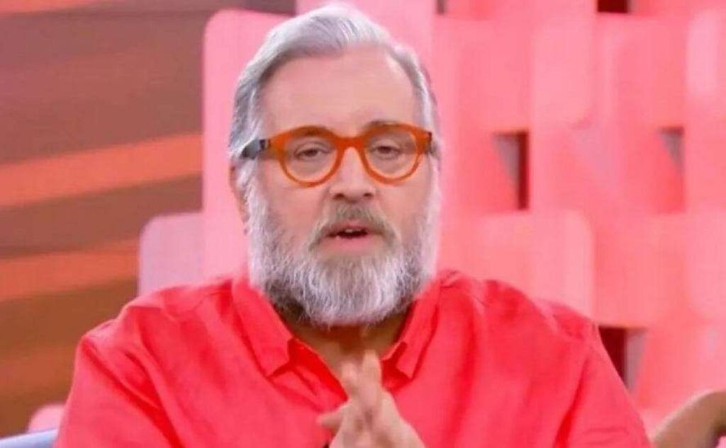 Quem é Leão Lobo e por que sua entrada na política chamou atenção? Leão Lobo, conhecido jornalista de celebridades, surpreendeu ao entrar na política. Ele se filiou ao PT e deve se candidatar a deputado estadual ou federal por São Paulo ou Rio de Janeiro, destacando-se entre os 40 novos filiados do partido. Por que a escolha partidária de Leão Lobo é considerada trágica? A escolha de Leão Lobo pelo PT é vista como trágica devido à sua inesperada mudança de carreira e ao contexto político do partido, que recentemente filiou figuras controversas como Kátia Abreu e Nísia Trindade. Quais são as possíveis consequências da candidatura de Leão Lobo? A candidatura de Leão Lobo pode gerar debates sobre a influência de celebridades na política e o impacto de sua popularidade na eleição, além de atrair atenção para a estratégia do PT em diversificar seus candidatos. Como a filiação de figuras como Kátia Abreu e Nísia Trindade afeta o PT? A filiação de Kátia Abreu e Nísia Trindade ao PT sinaliza uma tentativa do partido de ampliar sua base política, incorporando nomes com históricos diversos, o que pode gerar críticas e debates internos. Qual é o impacto da entrada de celebridades na política? A entrada de celebridades como Leão Lobo na política pode influenciar o eleitorado, trazendo novos eleitores e aumentando o interesse público, mas também levanta questões sobre a seriedade e preparo dos candidatos.