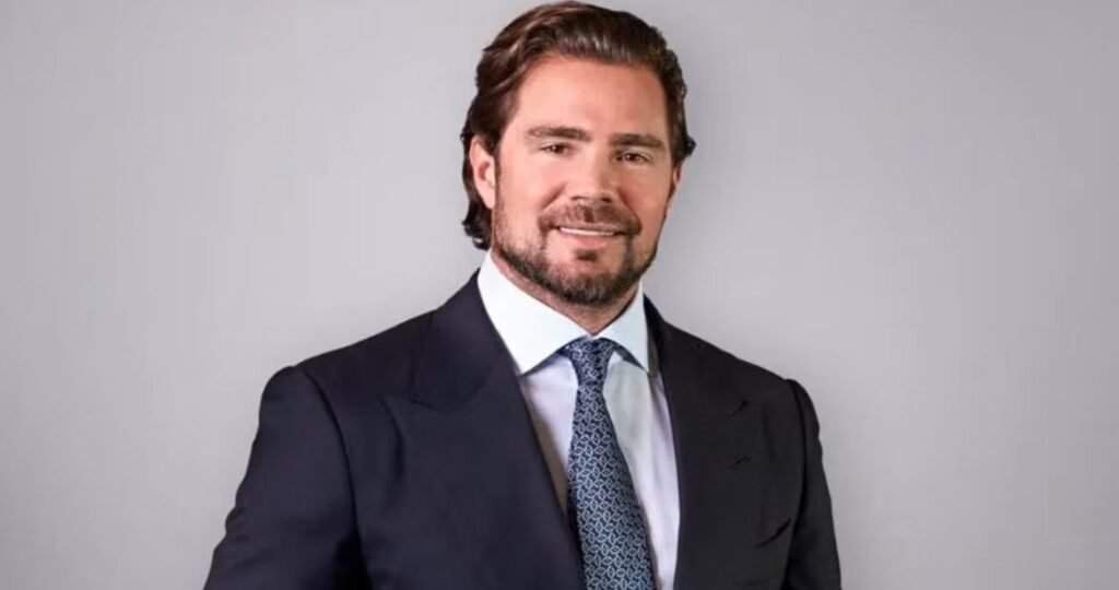 Não se trata mais de uma suspeita vaga, mas de um mapa cada vez mais detalhado de bens de alto valor que começaram a aparecer fora do radar mais óbvio. A pergunta que surge de imediato é simples: o que exatamente foi encontrado agora? O avanço mais recente da liquidação do Banco Master nos Estados Unidos levou à identificação de novos ativos associados a Daniel Vorcaro. Documentos divulgados pelo Tribunal de Falências da Flórida mostram que o liquidante passou a rastrear bens de grande porte, entre eles quatro aeronaves e seis imóveis. Mas por que isso chama tanta atenção? Porque o levantamento não ficou restrito ao que ainda aparece formalmente em nome do empresário. E é justamente aí que muita gente se surpreende: os documentos também mencionam ativos que já não estariam mais registrados diretamente em seu nome, mas que teriam integrado seu patrimônio. Se isso está sendo investigado, o que o liquidante quer descobrir de fato? A resposta está na estratégia adotada nos EUA. Com autorização judicial, foram enviadas intimações a empresas norte-americanas para saber se essas companhias mantiveram relações comerciais com Vorcaro ou com dirigentes do Master atingidos pela indisponibilidade de bens determinada pelo Banco Central. Parece apenas um procedimento técnico? Talvez. Mas há um detalhe que quase ninguém percebe: o objetivo não é só listar bens, e sim reconstruir o caminho das transações. E por que seguir esse caminho importa tanto? Porque rastrear transações pode revelar quem comprou, quem vendeu e por quanto cada ativo foi negociado. O que acontece depois muda tudo, já que esse tipo de informação pode ampliar o alcance da investigação patrimonial. Mas onde entram os indícios mais sensíveis desse novo mapeamento? Parte das empresas notificadas está registrada em Delaware, estado conhecido por regras societárias mais flexíveis e por permitir estruturas com maior grau de confidencialidade. Isso não prova irregularidade por si só, mas levanta uma nova dúvida: o que pode estar escondido por trás dessas estruturas empresariais? Os documentos citam imóveis em locais específicos e de alto valor. Aparecem propriedades em Sunny Isles Beach, Aspen, Sabal Palm, em Miami, além de outros endereços na mesma cidade. Entre os bens listados, há uma propriedade avaliada em cerca de R$ 385 milhões. E se isso já parece expressivo, surge outra pergunta inevitável: qual desses imóveis mais chamou atenção? Um dos pontos centrais do levantamento é uma residência em Aspen, no Colorado. O endereço aparece detalhado nos documentos e corresponde a um imóvel que, segundo o site Zillow, teria sido negociado por US$ 77 milhões em 2024. Mas esse é o limite da apuração? Ainda não. Além dos imóveis, o liquidante também voltou os olhos para quatro aviões. Empresas sediadas na Flórida foram questionadas sobre possíveis vínculos com essas aeronaves. E aqui aparece outro elemento relevante: apenas uma delas, um Gulfstream 700, já havia sido associada publicamente a Vorcaro. Se uma já era conhecida, o que dizer das outras três? A investigação também alcança obras de arte. O levantamento inclui quatro peças atribuídas a Jean-Michel Basquiat e Pablo Picasso, adquiridas em uma galeria de Nova York e já mencionadas no processo. Isso amplia o escopo da apuração e reabre uma questão que parecia secundária: estamos falando apenas de patrimônio visível ou de um conjunto muito mais amplo de ativos de alto valor? É justamente essa a impressão deixada pelos documentos. O processo nos Estados Unidos não está apenas reunindo nomes de bens; ele está tentando conectar registros, empresas, relações comerciais e movimentações patrimoniais. E quanto mais essas conexões aparecem, mais a investigação parece sair de uma lista estática para entrar no terreno mais delicado da reconstrução financeira. No fim, o ponto principal é este: o liquidante do Master identificou nos EUA novos bens ligados a Daniel Vorcaro, incluindo imóveis, aeronaves e obras de arte, enquanto tenta rastrear transações e vínculos empresariais que podem revelar muito mais do que os registros formais mostram hoje. Só que a parte mais inquietante talvez seja outra: se esse mapeamento ainda está em curso, a lista conhecida até agora pode ser apenas o começo.