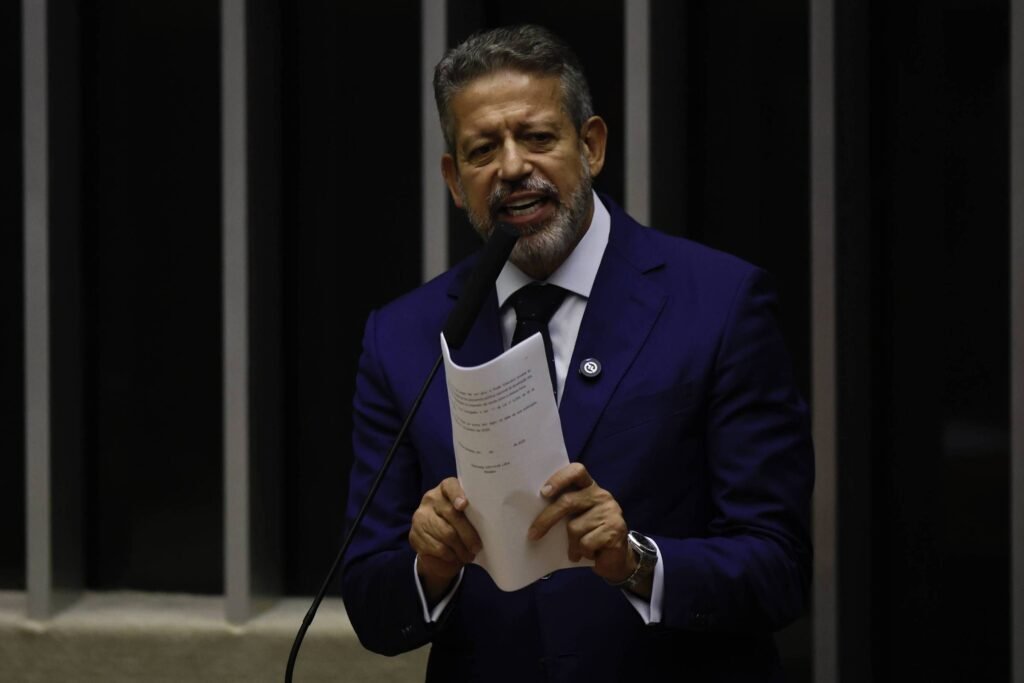 Por que Arthur Lira deu um ultimato ao prefeito de Maceió? Arthur Lira quer JHC em sua chapa nas eleições, mas o prefeito sinaliza rompimento. Lira exige uma posição clara de JHC para definir alianças políticas. Qual é o motivo da disputa entre Lira e JHC? Havia um acordo para JHC se candidatar ao governo de Alagoas, com sua esposa na suplência de Lira ao Senado. JHC agora quer lançar sua esposa ao Senado, mudando o cenário. Como JHC está se posicionando politicamente? JHC saiu do PL e se filiou ao PSDB. Essa mudança visa garantir espaço político para sua esposa na disputa ao Senado, contrariando o acordo inicial com Lira. Qual é o plano B de Arthur Lira? Caso JHC mantenha sua candidatura avulsa, Lira planeja lançar Alfredo Gaspar, ex-relator da CPMI do INSS, ao governo do estado, já contando com apoio do PL. Quem é Alfredo Gaspar e qual seu papel na política? Alfredo Gaspar é senador e ex-relator da CPMI do INSS. Ele é visto como uma alternativa viável por Lira para compor a chapa ao governo de Alagoas. Quais são as alianças políticas de Lira? Lira já tem apoio da cúpula do PL e busca outras alianças para fortalecer sua chapa, caso JHC não se alinhe com seus planos políticos. Como essa disputa pode impactar as eleições em Alagoas? A disputa pode fragmentar votos e alianças, influenciando o cenário político local. A decisão de JHC pode redefinir as estratégias de campanha de Lira. Quais são as consequências para JHC se ele romper com Lira? Romper com Lira pode isolar JHC politicamente, dificultando alianças e apoio em sua campanha, além de fortalecer adversários. O que essa situação revela sobre a política em Alagoas? A situação destaca a complexidade das alianças políticas e a importância de acordos para garantir apoio e viabilidade eleitoral no estado. Como os eleitores de Alagoas podem ser afetados por essa disputa? Os eleitores podem enfrentar um cenário político polarizado, com mais opções de candidatos e possíveis mudanças nas propostas e alianças. Qual é a importância de alianças políticas nas eleições? Alianças são cruciais para garantir apoio, recursos e viabilidade eleitoral. Elas podem definir o sucesso ou fracasso de uma candidatura. Como a mudança de partido de JHC pode influenciar sua campanha? A mudança para o PSDB pode atrair novos aliados e eleitores, mas também pode gerar desconfiança entre antigos apoiadores do PL. Quais são os desafios de Lira ao tentar formar uma nova chapa? Lira precisa garantir apoio suficiente para viabilizar sua chapa, além de lidar com a possível concorrência de JHC e outros candidatos. O que está em jogo para Lira nas próximas eleições? Lira busca consolidar sua influência política em Alagoas, garantindo uma chapa forte e alinhada para aumentar suas chances de sucesso eleitoral. Como a decisão de JHC pode impactar sua carreira política? A decisão de JHC pode definir seu futuro político, influenciando sua capacidade de formar alianças e obter apoio em futuras eleições.