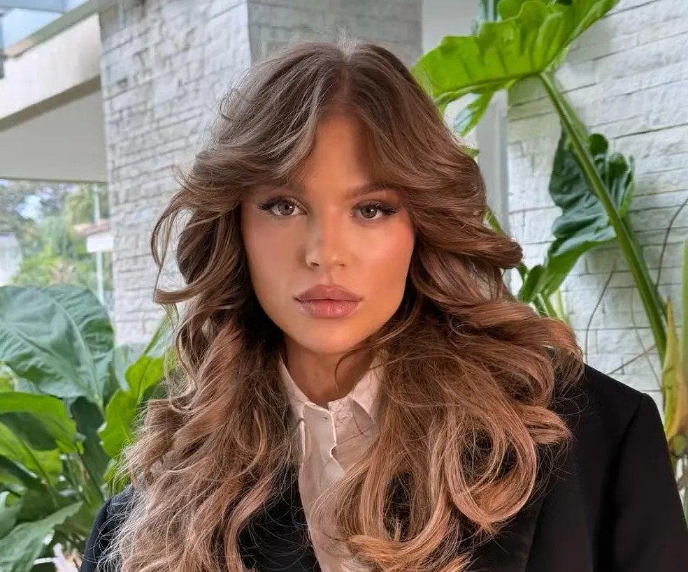 Bastou um momento no meio do show para transformar a noite em assunto nacional. O que aconteceu com **Luísa Sonza** em **São Paulo** durante a apresentação de **Sabrina Carpenter** no **Lollapalooza**? Parte do público reagiu com vaias quando a cantora brasileira apareceu, e a cena rapidamente ganhou repercussão. Mas foi justamente depois disso que veio a resposta que mais chamou atenção. Como Luísa reagiu diante da repercussão? Sem ampliar o episódio, ela decidiu falar de forma direta e minimizar a reação negativa. Em vez de alimentar o desconforto, preferiu deslocar o foco para outro ponto da noite. Qual ponto? O reconhecimento de uma artista internacional em solo brasileiro e o significado disso para a música pop no país. Por que a participação dela gerou tanto comentário? Porque não se tratava apenas de uma aparição em um festival de grande porte. A presença de **Luísa Sonza** no show de **Sabrina Carpenter** colocou duas artistas de forte alcance popular no mesmo palco, diante de um público numeroso e atento a cada detalhe. Quando uma reação dividida acontece nesse contexto, a repercussão se torna imediata. Ainda assim, a cantora não tratou o episódio como um grande conflito. O que ela disse, afinal? Ao comentar o assunto, Luísa deixou claro que não queria transformar as vaias no centro da conversa. Sua fala seguiu outro caminho, mais voltado ao que considerou importante naquela ocasião. E o que seria isso? A valorização do fato de uma estrela internacional estar no Brasil e ser recebida pelo público brasileiro em um festival de grande visibilidade. Essa postura surpreendeu? Para muitos, sim, porque a expectativa em situações assim costuma girar em torno de respostas duras ou desabafos mais longos. No entanto, Luísa adotou um tom de contenção. Em vez de aprofundar a reação negativa de parte da plateia, ela celebrou o momento vivido no evento. Isso ajudou a mudar a direção da conversa? Em grande parte, sim, porque sua declaração não reforçou a polêmica e preferiu destacar a dimensão positiva da apresentação. Mas por que essa resposta ganhou força? Porque veio depois de um episódio que poderia facilmente dominar toda a narrativa. Quando uma artista é vaiada em um evento desse porte, a tendência é que o fato se sobreponha ao restante. Luísa, porém, escolheu não sustentar esse peso. Ao falar, indicou que o mais relevante era enxergar o que aquela noite representava para o **Brasil** dentro do circuito internacional do entretenimento. E onde entra a frase que mais repercutiu? Ela apareceu justamente nesse contexto de minimização e de defesa de uma leitura menos dramática do episódio. Ao se manifestar, a cantora resumiu sua posição com uma reação espontânea e enfática: **“Pelo amor de Deus”**. A expressão reforçou o tom de quem não via motivo para transformar a situação em algo maior do que foi. O que essa fala revelou sobre a maneira como ela encarou o momento? Revelou que Luísa não quis dar às vaias um peso superior ao que atribuiu à experiência como um todo. Em vez de se colocar no centro de um embate, ela preferiu valorizar a presença de **Sabrina Carpenter** no país e o impacto disso. A celebração foi clara: para ela, ver esse reconhecimento acontecer no Brasil foi algo **“incrível para o Brasil”**. Então, qual foi a resposta de Luísa Sonza após ser vaiada em show em SP? Foi uma resposta sem dramatização, sem confronto e sem tentativa de ampliar a polêmica. Diante da reação negativa de parte do público no **Lollapalooza**, a cantora minimizou o episódio e destacou o que considerou mais importante naquela noite: a força do evento, a presença de uma estrela internacional e o valor simbólico disso para o país. E fez isso com as palavras que resumiram sua posição de forma mais marcante: **“Pelo amor de Deus”** e **“incrível para o Brasil”**.