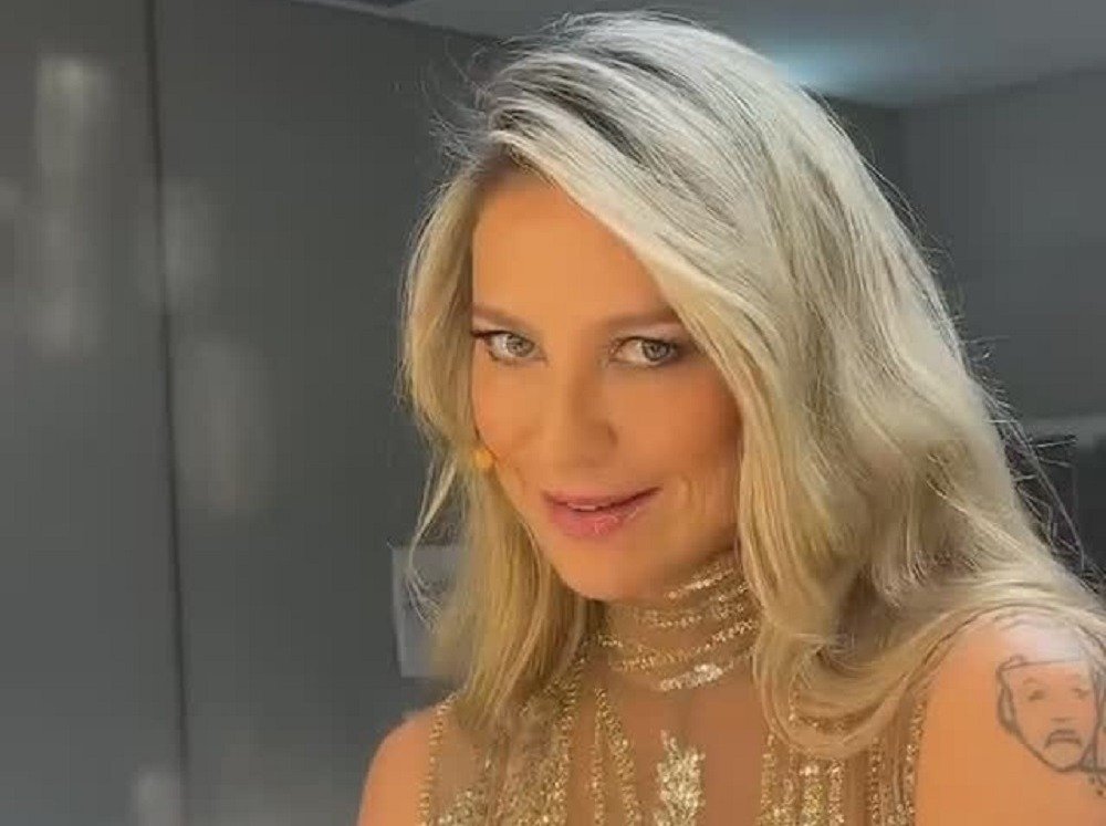 Uma frase publicada nos Stories foi suficiente para transformar indignação em choque e arrastar crianças para o centro de uma briga que já vinha carregada de tensão. Mas o que foi dito para causar uma reação tão imediata? A mensagem foi direta, pesada e impossível de ignorar. Em uma publicação nas redes, uma atriz escreveu que “a maldição vai colar em você, resvalará nos seus filhos, dinheiro de sangue endemoniado”, marcando uma influenciadora que já vinha sendo associada a outra polêmica delicada. Só que a força da frase não está apenas nas palavras. Está no alvo escolhido. E é justamente isso que faz surgir a próxima pergunta. Por que essa fala repercutiu tanto? Porque ela não ficou restrita a uma crítica comum entre famosos. Ao mencionar os filhos da influenciadora, a publicação atravessou um limite que costuma provocar reação instantânea do público. Falar de imagem, carreira ou posicionamento já gera debate. Mas quando crianças entram no assunto, o tom muda. E é aí que muita gente se surpreende: a discussão deixa de ser apenas sobre opinião e passa a tocar em proteção, exposição e responsabilidade. Só que de onde veio essa explosão? A origem está em um vídeo compartilhado pela atriz. O conteúdo mostrava o relato de uma mulher que afirmou ter perdido o irmão por causa do vício em apostas. Ao repostar esse vídeo, a atriz direcionou sua crítica à influenciadora. Isso muda tudo porque o comentário não surgiu do nada. Ele apareceu ligado a um tema que já desperta revolta, dor e julgamento público. E quando apostas entram na conversa, uma nova dúvida aparece quase sozinha. Qual é a ligação da influenciadora com esse tema? Ela já esteve envolvida em polêmicas relacionadas à divulgação de casas de apostas. Esse histórico voltou ao centro da conversa porque, no ano passado, ela chegou a prestar esclarecimentos no âmbito da CPI das Bets, que investiga a atuação de influenciadores na promoção desse tipo de plataforma. Mas há um detalhe que quase ninguém percebe de imediato: a reação atual não se alimenta só da frase publicada, e sim do acúmulo de um assunto que nunca saiu completamente do radar. E como a influenciadora respondeu? Pouco depois da publicação, ela apareceu chorando nas redes sociais. Disse que poderia aceitar falas contra ela, mas não contra os filhos, destacando que são crianças. Além disso, afirmou que processaria a atriz. A resposta teve peso justamente por reforçar o ponto mais sensível de toda a história. Só que o que acontece depois amplia ainda mais o impacto. Na sequência, ela publicou uma mensagem religiosa. Compartilhou uma imagem dos três filhos ao lado de uma Bíblia e citou um versículo. Esse gesto não encerrou a polêmica. Pelo contrário. Reacendeu a disputa em outro campo, o da fé, da proteção familiar e da tentativa de reposicionar a narrativa diante do público. E quando isso acontece, a pergunta deixa de ser apenas quem falou mais alto. Então o centro da polêmica é a frase ou o tema por trás dela? Os dois. A frase chocou porque foi extrema. Mas ela ganhou dimensão porque foi associada a um debate maior sobre apostas, influência digital e consequências reais na vida das pessoas. É aqui que a maioria para na superfície, quando o ponto mais incômodo talvez esteja justamente no que essa troca expõe: até onde vai a responsabilidade de quem promove, critica ou reage publicamente? E por que esse caso continua prendendo tanta atenção? Porque ele junta elementos que raramente passam despercebidos: acusação moral, sofrimento exposto, ameaça de processo, filhos citados e um tema socialmente inflamável. Nada disso aparece isolado. Cada parte empurra a outra. Cada resposta abre uma nova tensão. E o ponto principal só fica claro no fim: a frase atribuída à atriz não virou notícia apenas por ser agressiva, mas porque atingiu o lugar mais sensível possível dentro de uma controvérsia que já era explosiva. Só que a história não termina quando uma posta e a outra responde. O que permanece é a pergunta que ainda incomoda muita gente: quando uma polêmica mistura dor real, influência e família, quem de fato consegue controlar o que essa repercussão ainda pode provocar?