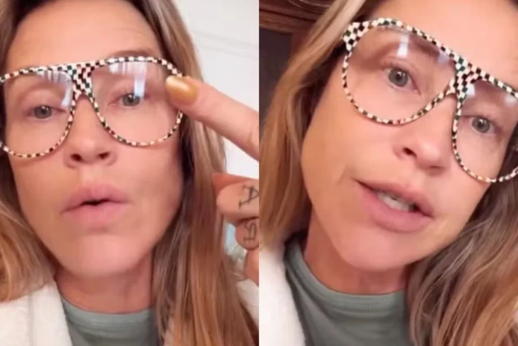 Ela não apenas falou de fé, ela explodiu um assunto que muita gente evita até em voz baixa. Mas o que foi dito para causar tanto impacto? A resposta começa em uma definição que, sozinha, já chama atenção: ao falar sobre sua espiritualidade atual, a atriz afirmou viver uma fase “evangélica macumbeira”. E por que essa expressão mexe tanto com as pessoas? Porque ela junta duas referências que, para muitos, costumam aparecer em lados opostos do debate religioso no Brasil. Só que essa frase não surgiu do nada. De onde vem essa mistura? Segundo o relato feito por ela em entrevista ao podcast Conversa Vai, Conversa Vem, essa construção tem ligação direta com a própria trajetória. Criada dentro da doutrina evangélica, ela disse que hoje une elementos dessa formação com fundamentos de matriz africana. E é justamente aí que nasce outra pergunta: isso foi uma mudança repentina ou algo que já vinha sendo construído? Pelo que ela contou, esse interesse não começou agora. Havia um desejo antigo de se aproximar das tradições afro-brasileiras. Mas o que transformou vontade em prática? Foi uma viagem à Bahia. E esse detalhe muda a leitura de tudo, porque mostra que não se tratou apenas de uma fala provocativa, mas de um movimento pessoal que ela associa à própria identidade. Ao explicar essa aproximação, ela foi direta: disse que, por ser brasileira, tudo que é de matriz africana a interessa, chamando isso de “meu povo, minha música, meu DNA”. Então ela abandonou completamente a origem evangélica? É aqui que muita gente se surpreende. Não exatamente. Em vez de apresentar uma ruptura total, ela descreveu uma combinação entre a criação religiosa que teve e a nova conexão espiritual que assumiu. Foi nesse contexto que declarou: “Acabei de me tornar macumbeira e estou muito feliz e orgulhosa”. Mas há um ponto que quase passa despercebido: a fala não ficou restrita à experiência pessoal. O que aconteceu depois levou o tema para outro nível. Ao comentar o cenário religioso atual, ela direcionou críticas duras ao comportamento de muitos evangélicos. E por que ela disse se sentir à vontade para fazer isso? Porque afirmou ter “lugar de fala”, justamente por ter crescido nessa doutrina. Essa justificativa é central, porque tenta sustentar a crítica não como ataque externo, mas como fala de alguém que conhece por dentro o ambiente que está questionando. Mas o que exatamente ela criticou? Segundo a entrevista, a atriz argumentou que o movimento se afastou dos princípios originais. Essa é a base do incômodo exposto por ela. Não se tratava apenas de dizer que segue outro caminho espiritual, e sim de apontar que, na visão dela, parte da comunidade cristã contemporânea assumiu posturas que já não correspondem ao que deveria representar. E é nesse momento que a tensão cresce, porque a discussão deixa de ser individual e passa a tocar um grupo inteiro. Só que havia ainda uma última camada nessa fala. O que ela disse para quem se sentisse ofendido? No encerramento do assunto, ela enviou uma mensagem direta e manteve o tom incisivo. Reafirmando sua origem evangélica para validar as críticas, declarou: “Sou evangélica e tenho lugar de fala para dizer: a maioria dos evangélicos hoje é uma raça que, pelo amor de Deus! Achou ruim? Come menos! Caguei para vocês!”. E por que essa declaração repercute tanto? Porque ela reúne, ao mesmo tempo, identidade, ruptura, provocação e pertencimento. De um lado, alguém que diz carregar a formação evangélica. De outro, alguém que assume com orgulho a aproximação com religiões de matriz africana. No meio disso, críticas severas a um grupo do qual afirma ter feito parte desde a origem. O ponto principal, no fim, não é só a religião que ela diz seguir agora, mas a forma como transformou essa escolha em confronto público — e a reação a isso talvez esteja apenas começando.