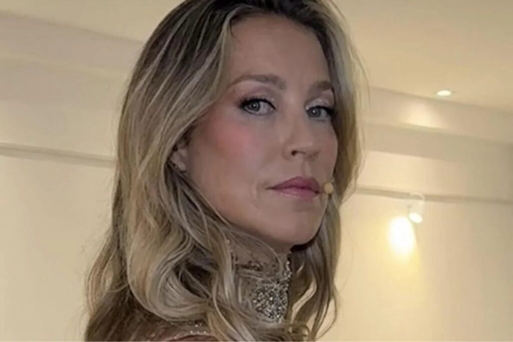 **Luana Piovani Desabafa Sobre Relacionamentos: "Bando de B*sta"** No último sábado (04), a atriz **Luana Piovani** utilizou suas redes sociais para compartilhar um desabafo sincero sobre seus **relacionamentos**. A atriz, conhecida por sua franqueza, apareceu nos stories logo pela manhã para dar "bom dia" aos seus seguidores e anunciar que publicaria um vídeo que considerava relevante. Mas o que motivou Luana a fazer esse desabafo? Segundo a publicação, o conteúdo repostado por Luana mostra o rapaz **Eduardo Ribeiro** refletindo sobre relações com mulheres que, segundo ele, são "cobiçadas, fortes, independentes e bonitas". No vídeo, Ribeiro afirma: "Você não perde para outra pessoa, você perde para você mesmo". Essa mensagem ressoou com Luana, que concordou com o ponto de vista apresentado e aproveitou para criticar comportamentos que, segundo ela, já vivenciou em sua vida pessoal. Mas quais são esses comportamentos que Luana critica? A atriz mencionou que muitos homens com quem se relacionou demonstravam insegurança, mesmo sendo "bonitinhos" e "gostosos". Ela destacou que 80% de suas relações foram marcadas por esse tipo de situação, onde a insegurança e o ciúme eram constantes. Luana descreveu esses homens como um "bando de bosta" que vê traição em qualquer lugar, refletindo uma experiência pessoal de desconfiança e falta de confiança mútua. Por que essa mensagem é importante? Para Luana, é essencial que as pessoas reconheçam o valor de estar com alguém que as escolheu. Ela aconselha: "Se ela escolheu você, seja feliz. Usufrua dessa sorte. Não dê tiro no pé". Esse conselho é um chamado à reflexão sobre a importância de valorizar as relações e evitar comportamentos autodestrutivos que podem minar a confiança e o amor. Como esse desabafo impacta seus seguidores? A sinceridade de Luana Piovani ao abordar suas experiências pessoais ressoa com muitos de seus seguidores, que podem se identificar com as situações descritas. A atriz, ao compartilhar suas vivências, abre espaço para discussões sobre a dinâmica dos relacionamentos modernos e os desafios enfrentados por aqueles que se envolvem com pessoas de personalidade forte e independente. O que podemos aprender com essa situação? A mensagem central do desabafo de Luana Piovani é a importância da autoconfiança e do respeito mútuo em um relacionamento. Inseguranças e ciúmes podem corroer a base de qualquer relação, e reconhecer isso é o primeiro passo para construir um vínculo mais saudável e duradouro. Em resumo, o desabafo de Luana Piovani sobre seus relacionamentos destaca questões universais enfrentadas por muitos casais. Ao compartilhar suas experiências, ela não apenas oferece um vislumbre de sua vida pessoal, mas também convida seus seguidores a refletirem sobre suas próprias relações e a buscarem um amor baseado em confiança e respeito mútuo.