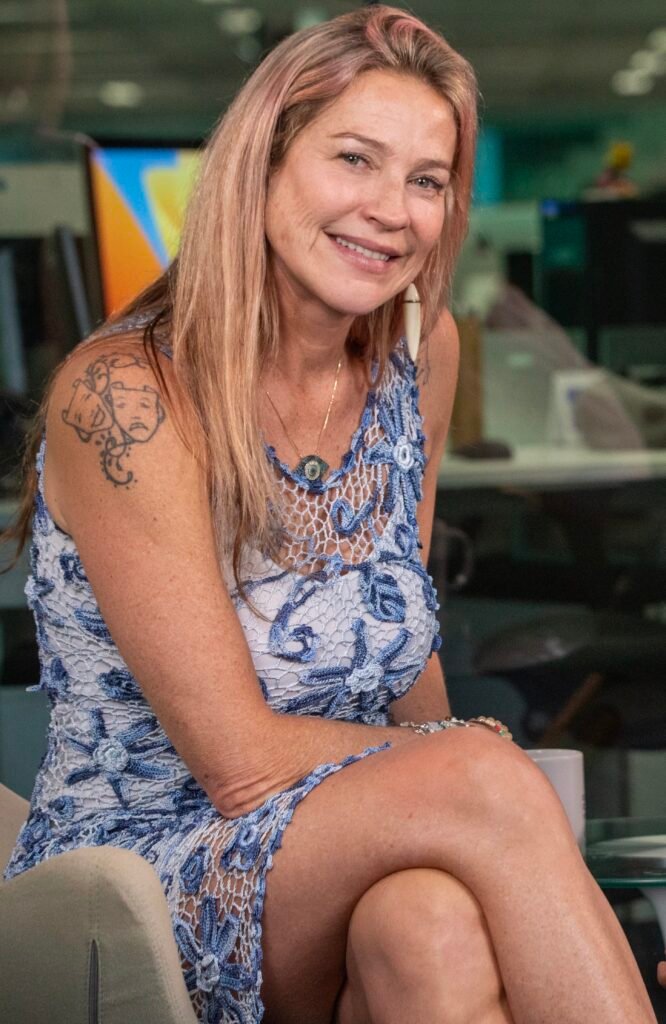 Ela chamou o próprio convívio com o filho de **inferno** — e foi justamente a distância que transformou tudo. Como uma mãe chega ao ponto de admitir isso em público? Segundo o relato, porque havia um limite que já tinha sido ultrapassado. Ela disse que não aceita ser tratada mal por ninguém — “**nem de filho**” — e descreveu a rotina como algo sufocante, com a sensação de ter em casa alguém que, todos os dias, “empurrava o punhal mais pra dentro”. A fala é dura, desconfortável e, por isso mesmo, levanta a pergunta inevitável: o que aconteceu para essa relação mudar tanto? A resposta começa onde muita gente talvez não esperasse: não foi com aproximação, e sim com separação. Quando percebeu que a felicidade dele não estava com ela, mas em outro lugar, ela tomou uma decisão que definiu como um gesto de **grandeza** e **generosidade**. Em vez de insistir numa convivência que já estava desgastada, entendeu que o filho tinha o direito de viver com o pai. E é nesse ponto que muita gente se surpreende: a mudança, segundo ela, fez bem para todos. Mas por que isso teria funcionado? Porque, nas palavras da própria atriz, o resultado foi imediato no que mais importava: o filho ficou **feliz**. E, a partir daí, a relação entre os dois deixou de ser marcada por atrito constante e virou uma espécie de **“lua de mel”**. O que antes era tensão diária passou a ter outro tom. Só que há um detalhe que quase ninguém percebe quando lê isso pela primeira vez: essa melhora não apaga o que veio antes — ela apenas mostra que o vínculo mudou quando o ambiente também mudou. Quem está no centro dessa história? Só depois dessa virada tudo fica mais claro: trata-se de **Luana Piovani**, falando sobre o filho mais velho, **Dom**, de **14 anos**, que foi morar com o pai, **Pedro Scooby**. Enquanto isso, ela segue em **Portugal** com os outros dois filhos. A revelação foi feita em entrevista à jornalista Maria Fortuna e reforçada em participação no videocast **Conversa vai, conversa vem**. Mas se a relação com o filho melhorou, isso significa que o restante também entrou nos trilhos? Não exatamente. E o que vem depois muda o foco da história. Ao mesmo tempo em que diz que Dom está feliz e que Scooby tem sido mais **responsável**, Luana afirma que a disputa judicial com o ex-marido por **pensão** continua. Ou seja: uma área da vida familiar encontrou algum equilíbrio, enquanto outra segue em conflito. Ela resumiu essa insatisfação com uma frase irônica, dizendo que ele dá “**três mariolas**” e que ela quer “**metade do pacote de mariola**”. A imagem é bem-humorada, mas o recado é direto: a questão financeira ainda está longe de ser resolvida. Então por que expor tudo isso de forma tão aberta? A resposta dela também não tenta suavizar nada. Luana diz que não vai se calar por medo de julgamento público ou por receio de que o filho passe vergonha. Para ela, esse desconforto também ensina. Ela lembra da própria mãe, diz que passou vergonha com ela, mas reconhece que ela “sempre esteve certa” e que foi responsável por boa parte da sua **força**. A lógica é simples, embora polêmica: melhor enfrentar o incômodo do que permanecer em silêncio diante do que considera errado. Mas essa sinceridade não cobra um preço? Cobra, e ela sabe disso. A exposição envolve não só a imagem dela, mas a dos filhos e da família inteira. Ainda assim, sua posição é firme: não deixar de falar. E aqui surge outra camada que mantém essa história em aberto — porque não se trata apenas de uma relação entre mãe e filho, mas de como ela enxerga **maternidade**, **limites**, **direitos** e até o peso da opinião pública sobre conflitos íntimos. No fim, o ponto principal não está apenas na frase sobre a relação ter virado uma **lua de mel**. Está no que essa mudança revela: para Luana Piovani, aceitar que o filho fosse morar com o pai não foi uma derrota, mas uma forma de reconhecer onde ele poderia estar melhor. Só que, enquanto esse vínculo se reorganiza, a batalha com Pedro Scooby na Justiça continua — e é justamente essa contradição que impede qualquer final simples.