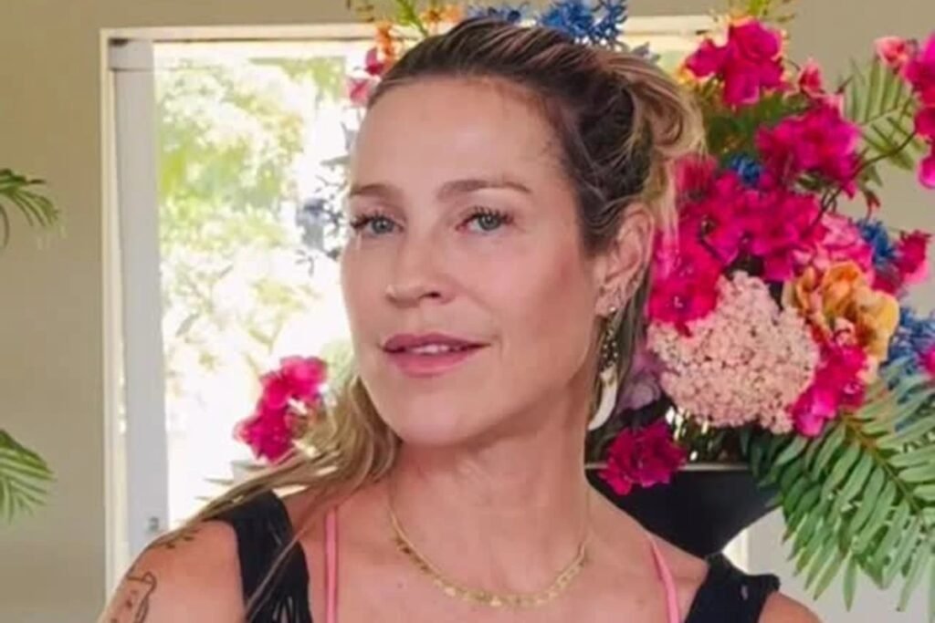 Uma frase foi suficiente para incendiar as redes: “sou uma evangélica macumbeira”. Como uma declaração tão curta conseguiu provocar elogios, críticas e milhares de comentários quase instantaneamente? Porque ela toca em dois universos que, para muita gente, parecem impossíveis de caminhar juntos. E quando alguém junta essas palavras em público, o choque vem antes mesmo da explicação. Mas o que exatamente estava sendo dito ali? Era provocação, contradição ou uma tentativa de definir algo mais complexo do que os rótulos costumam permitir? A resposta começou a aparecer quando a própria declaração foi associada à forma como essa identidade espiritual é vista por quem a pronunciou. Não como uma piada, nem como um slogan criado para chamar atenção, mas como uma maneira de expressar aproximação com as próprias origens e, ao mesmo tempo, um incômodo com a postura de parte da comunidade evangélica. Só que isso esclarece tudo? Ainda não. Porque a dúvida seguinte surge quase sozinha: de onde vem essa mistura que tanta gente considerou impossível? Ela vem de uma trajetória que não começou agora. Houve, segundo o relato, anos de interesse e curiosidade pelas religiões de matriz africana. E é aqui que muita gente se surpreende: a fala não apareceu isolada, como um rompante, mas como resultado de um processo. Se havia curiosidade antiga, o que fez esse movimento ganhar forma de verdade? O ponto de virada, segundo foi contado, passou por uma percepção mais profunda sobre pertencimento e dívida histórica. A ideia apresentada foi direta: sendo brasileira, tudo que é de matriz africana desperta interesse porque isso também faz parte do povo, da música, da formação cultural, do próprio DNA. Mas há um detalhe que quase ninguém percebe de imediato: essa fala não ficou apenas no campo da admiração cultural. Ela avançou para um reconhecimento de que existe uma dívida de 500 anos com os povos de origem africana. E o que acontece depois muda o peso de tudo. Depois dessa reflexão, veio uma viagem a Salvador e, com ela, a decisão de ir a um terreiro. É nesse momento que a frase polêmica começa a ganhar contorno real. Não se tratava apenas de combinar palavras improváveis, mas de assumir uma espiritualidade entendida como plural, atravessada por diferentes culturas e interpretações. Ainda assim, por que o termo “evangélica” continuou ali, se a aproximação com a matriz africana já estava tão clara? Porque essa história não apaga a formação anterior. A origem religiosa também foi mencionada: ela foi criada como Adventista do Sétimo Dia pela avó e diz que ainda se mantém próxima à crença cristã. E é justamente essa permanência que torna tudo mais controverso. Se existe vínculo com o cristianismo e, ao mesmo tempo, aproximação com o terreiro, como isso se sustenta sem entrar em choque? Na visão apresentada, sustenta-se por uma ideia de espiritualidade que não cabe em fronteiras rígidas. Só que há outra camada que ampliou a polêmica: a crítica feita a muitos evangélicos, definidos como “o que há de pior no ser humano”. E aqui a reação nas redes ganha outro tamanho. Não foi apenas a autodefinição que chamou atenção, mas o contraste entre manter proximidade com a crença cristã e atacar a postura de parte de seus representantes. Isso explica os mais de 3 mil comentários? Em grande parte, sim. Mas não explica tudo. O que realmente fez a fala viralizar foi o fato de ela tocar numa ferida aberta do debate religioso no Brasil: quem decide o que pode ou não coexistir dentro da fé de alguém? Quando uma pessoa afirma que sua espiritualidade passa por caminhos plurais, ela está confundindo conceitos ou expondo uma realidade que muita gente vive, mas evita nomear? A resposta final veio na frase que amarra toda a declaração sem encerrar a discussão: “Deus é amor. Sejam os diferentes nomes que possa ter.” É aí que está o centro de tudo. A polêmica não nasceu só de uma combinação improvável de palavras, mas da defesa de que fé, origem, cultura e experiência podem conviver no mesmo corpo, mesmo quando isso incomoda quem prefere definições fechadas. E talvez seja justamente por isso que a frase continue ecoando muito depois da primeira leitura.