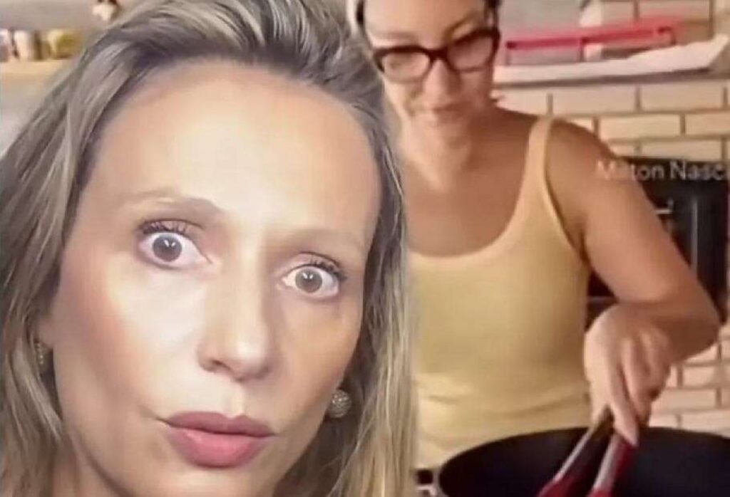 Bastou um vídeo para transformar o almoço de Páscoa em uma crise pública. Mas por que a reação foi tão forte? Porque **Luisa Mell** decidiu se manifestar diretamente sobre a fala de **Janja** envolvendo o consumo de **paca**, e fez isso em tom duro, sem suavizar nenhuma palavra. O que exatamente incomodou a ativista? Segundo a própria Luisa Mell, o vídeo de Janja representa “uma **irresponsabilidade inacreditável**”. A crítica não ficou apenas no campo da opinião genérica. Ela associou a situação a algo mais grave: o incentivo à caça e ao **crime ambiental**. Mas de que forma ela construiu essa acusação? Ao comentar o caso, Luisa afirmou: “Eu aqui, lutando pela **causa animal**, e a primeira-dama, que diz que é da causa animal, cozinhando um **animal silvestre**, incentivando a caça, incentivando, sim, o crime ambiental.” A fala expõe o centro da indignação: para ela, há uma contradição entre defender os animais e aparecer ligada ao preparo de um animal silvestre. E a crítica parou aí? Não. Luisa Mell foi além e cobrou uma resposta objetiva. Ela declarou: “Olha, lamentável, **Ibama**, eu quero ver o **certificado**, tá? Estou de olho. Eu quero ver.” Com isso, a ativista levou a discussão para um ponto concreto, ao pedir a comprovação relacionada à origem do animal citado. Por que essa cobrança ganhou tanto peso? Porque não se tratou apenas de reprovação moral. Ao mencionar o Ibama e exigir o certificado, Luisa indicou que, na visão dela, o episódio precisa ser esclarecido de maneira formal. Isso ampliou o alcance da crítica e colocou o foco sobre a regularidade da situação. Houve tentativa de amenizar o episódio por parte da ativista? Pelo contrário. Ela fez questão de afirmar que não pretende proteger ninguém. Suas palavras foram diretas: “Gente, aqui não passo pano para ninguém, viu? Eu só tenho um compromisso com os **animais**.” A declaração reforça que sua posição, segundo ela mesma, está vinculada exclusivamente à defesa da causa animal. Mas por que a fala repercutiu tanto? Porque envolve uma figura pública de grande visibilidade e um tema sensível. Quando Luisa Mell menciona Janja como alguém que “diz que é da causa animal”, a crítica ganha um tom ainda mais incisivo. Não é apenas uma discordância sobre alimentação. É uma acusação de incoerência diante de uma bandeira pública. E qual foi, afinal, a fala completa de Luisa Mell sobre o caso? Foi esta: “Segundo a ativista, o vídeo de Janja ‘é de uma **irresponsabilidade inacreditável**’. ‘Eu aqui, lutando pela causa animal, e a primeira dama, que diz que é da causa animal, cozinhando um **animal silvestre**, incentivando a caça, incentivando, sim, o **crime ambiental**. Olha, lamentável, **Ibama**, eu quero ver o **certificado**, tá? Estou de olho. Eu quero ver. Gente, aqui não passo pano para ninguém, viu? Eu só tenho um compromisso com os **animais**.’” E o que fica evidente após a manifestação? Que Luisa Mell resolveu falar de forma aberta sobre Janja e o consumo de **paca** oferecida para **Lula** no domingo de Páscoa, classificando o episódio como **“indigesto”** e cobrando explicações sobre a legalidade da situação.