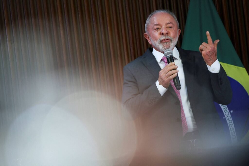 Por que Lula 3.0 enfrenta um problema de comunicação? O problema de comunicação do governo Lula 3.0 é o próprio Lula. Ele ocupa os espaços com uma agenda repetitiva e arcaica, desviando o foco das realizações do governo. Como a comunicação de Lula afeta seus ministros? A abordagem de Lula já "fritou" o ministro Paulo Pimenta e ameaça Sidônio Palmeira, seu substituto, ao não permitir que eles ocupem seus espaços de comunicação. Qual foi o foco da visita de Lula ao Ceará? Lula foi ao Ceará para inaugurar a primeira etapa do campus do ITA, uma importante iniciativa para a educação e tecnologia no Nordeste. O que Lula destacou em seu discurso no Ceará? Em vez de focar no ITA, Lula falou sobre suas realizações na educação, criticou a elite e os banqueiros, e abordou temas políticos locais. Por que o ITA é importante para o governo Lula 3.0? O ITA é uma joia do ensino superior público, formando engenheiros e impulsionando a indústria, como a Embraer. A expansão no Ceará representa investimento em tecnologia e educação de qualidade. Como a comunicação de Lula impacta a percepção pública? Lula confia em improvisos, mas suas falas repetitivas e anacrônicas ofuscam as realizações do governo, dificultando a comunicação efetiva com o público. Qual foi a crítica do chefe da Casa Civil sobre a comunicação do governo? Rui Costa destacou a necessidade de comparar e mostrar resultados, afirmando que o povo tem o direito de conhecer os números e dados do governo. Por que os ministros evitam ocupar espaço na comunicação? Os ministros parecem hesitar em ocupar espaço devido à dominância de Lula nas falas públicas, o que pode inibir suas próprias iniciativas de comunicação. Qual é a relação entre Lula e a sorte em anos eleitorais? Historicamente, Lula teve sorte em anos eleitorais, como quando o governo precisou aumentar o preço dos combustíveis, favorecendo sua campanha. Como a comunicação de Lula se compara à de seus adversários? Enquanto Lula confia em sua habilidade de comunicação, adversários como Flávio Bolsonaro se movimentam estrategicamente, pregando para públicos alinhados. Por que a expansão do ITA merecia mais destaque? A expansão do ITA no Ceará representa um avanço significativo em educação e tecnologia, merecendo mais atenção do que recebeu no discurso de Lula. Como a comunicação pode melhorar no governo Lula 3.0? Focar em resultados concretos e permitir que ministros ocupem seus espaços de comunicação pode melhorar a percepção pública das realizações do governo. Qual é o papel do Ministério da Tecnologia e Inovação? O Ministério da Tecnologia e Inovação, liderado por Luciana Santos, deveria ter mais destaque nas iniciativas como a expansão do ITA. Como a comunicação de Lula afeta a percepção de suas políticas? A comunicação centrada em Lula pode desviar a atenção das políticas e realizações do governo, dificultando a compreensão pública de seus impactos. Por que é importante equilibrar comunicação e realizações? Equilibrar comunicação e realizações é crucial para que o público entenda e valorize as iniciativas do governo, garantindo apoio e reconhecimento.