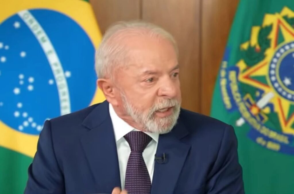 Uma frase dita por **Lula** a **Alexandre de Moraes** expôs, de uma vez, o tamanho da preocupação no entorno do poder: “**Não permita que esse caso do Vorcaro jogue fora sua biografia**”. Mas por que essa fala ganhou tanto peso? Porque o presidente afirmou, nesta quarta-feira, 8 de abril, que a imagem do **STF** foi prejudicada pelo escândalo envolvendo o **Banco Master**. Ao relatar uma conversa com Moraes, Lula disse ter lembrado ao ministro que ele construiu uma “**biografia histórica**” no país com o julgamento do **8 de Janeiro**. E qual foi o alerta feito em seguida? O de que a ligação do nome do ministro ao caso poderia comprometer essa trajetória. O que, exatamente, Lula disse sobre o impacto desse episódio? Segundo o presidente, Moraes sabe que a conexão com o Master “**prejudica a imagem**” do Supremo. Lula acrescentou que, diante das circunstâncias, até mesmo um negócio legal passa a ser visto pela população como “**uma coisa imoral**”. Por que isso importa ainda mais agora? Porque, nas palavras do presidente, “**em ano político**”, as pessoas darão muito destaque ao assunto. E qual medida Lula defendeu diante desse cenário? Ele afirmou que **Moraes** deveria se declarar **impedido** de votar em ações relacionadas ao **Master** no STF. Qual a razão apontada? O vínculo do escritório de advocacia da esposa do ministro, **Viviane Barci de Moraes**, com a instituição financeira. Quando essa conversa entre Lula e Moraes aconteceu? De acordo com as informações publicadas, a reunião ocorreu logo após o vazamento de uma série de materiais extraídos do celular do banqueiro **Daniel Vorcaro**, dono do Banco Master. O que havia nesse material? Entre os conteúdos, estavam mensagens atribuídas ao ministro do STF. E o que Lula sinalizou nesse encontro, além da advertência? Segundo auxiliares presidenciais, o presidente indicou a Moraes que **não pretende abandonar o ministro**. Há ainda um dado político relevante nessa relação? Sim. Moraes deverá assumir a **presidência do Supremo Tribunal Federal em setembro de 2027**. Lula falou apenas sobre esse caso específico? Não. Durante a entrevista ao canal **ICL Notícias**, ele também comentou a proposta de criação de um **Código de Ética para magistrados**, atualmente em discussão na Suprema Corte. O presidente conhece os termos da proposta? Ele disse que **não tem conhecimento** sobre o conteúdo, mas defendeu mudanças na **Constituição** para estabelecer novas regras sobre a atuação dos ministros. Que tipo de regra Lula sugeriu? Ao tratar da função de um ministro da Suprema Corte, afirmou que é preciso fazer uma escolha clara. Como ele resumiu essa exigência? Disse que, ao chegar ao tribunal, o ministro deve ter um compromisso “**quase que religioso**”, porque não está ali para “**ganhar dinheiro**”, mas para cuidar da **Constituição** e da **democracia**. Houve também um alerta sobre o uso político do caso? Sim. Lula afirmou que a suposta relação de ministros do STF com o caso Master será explorada durante a **campanha eleitoral**. E se houver comprovação de irregularidades? Nesse caso, ele defendeu uma “**punição exemplar**” para autoridades eventualmente envolvidas com as fraudes. Quais informações concretas vieram à tona sobre a ligação do escritório da esposa de Moraes com o banco? Documentos da **Receita Federal**, obtidos após a quebra de sigilo do Banco Master pela **CPI do Crime Organizado** do Senado, apontam que **Viviane Barci de Moraes** recebeu **R$ 80 milhões** da instituição entre **2024 e 2025**. Como esses pagamentos foram registrados? Segundo a publicação, foram declarados pelo Master à Receita por meio de impostos retidos diretamente na fonte, com emissão de nota de prestação de serviços. E qual foi a resposta do escritório citado? Procurado, o **Barci de Moraes** afirmou que “**não confirma as informações incorretas e vazadas ilicitamente, lembrando que todos os dados fiscais são sigilosos**”. No centro de toda a crise, ficou registrada a advertência de Lula a Moraes, feita nos seguintes termos: “**Você construiu uma biografia histórica neste país com o julgamento do 8 de Janeiro. Não permita que esse caso do Daniel Vorcaro jogue fora sua biografia**”.