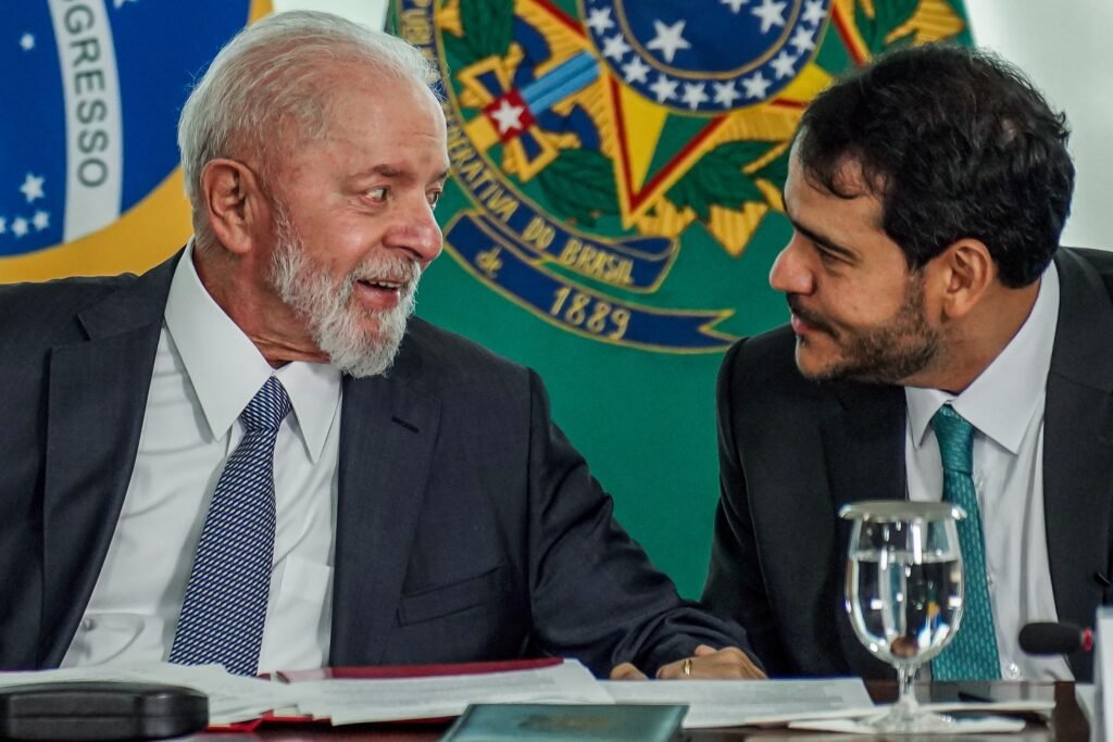 Por que Lula acredita que o ambiente no Senado mudou? Lula percebeu uma mudança no cenário político, acreditando que o Senado está mais receptivo à aprovação de Jorge Messias para o STF. Essa percepção é crucial para garantir o apoio necessário à indicação. Quem é Jorge Messias e por que ele é importante para o STF? Jorge Messias é o advogado-geral da União e foi indicado por Lula para substituir o ministro Luís Roberto Barroso no STF. Sua aprovação é vital para a composição da Corte e para a continuidade das políticas do governo. Qual é o papel de Davi Alcolumbre na aprovação de Messias? Davi Alcolumbre, presidente do Senado, não fará campanha ativa para Messias, mas garantiu que não se oporá à sua aprovação. Sua neutralidade é vista como um fator positivo para a indicação. Como a relação entre Lula e Alcolumbre influencia a indicação? Lula e Alcolumbre mantêm um diálogo respeitoso. Alcolumbre reconhece a prerrogativa presidencial na indicação e prometeu tratar o processo de forma correta, o que pode facilitar a aprovação de Messias. Qual é a estratégia de Messias para conquistar apoio no Senado? Messias planeja repetir o "beija-mão", buscando diálogo com senadores, inclusive da oposição, que antes evitaram recebê-lo. Essa abordagem visa construir pontes e garantir apoio para sua aprovação. Quando ocorrerá a sabatina de Jorge Messias no Senado? A expectativa é que a Comissão de Constituição e Justiça (CCJ) realize a sabatina de Jorge Messias entre o final de abril e o início de maio, etapa crucial para sua aprovação ao STF. Quais são os desafios enfrentados por Messias na sua indicação? Messias enfrenta o desafio de conquistar apoio em um Senado dividido, especialmente entre senadores da oposição. Sua habilidade em dialogar e negociar será essencial para superar essas barreiras. Como a mudança de partido de um senador pode impactar a indicação? A mudança de partido de um senador, insatisfeito com a liderança do PSD, pode alterar alianças e influenciar votos no Senado, afetando o apoio à indicação de Messias. Qual é a importância da aprovação de Messias para o governo Lula? A aprovação de Messias é estratégica para Lula, pois fortalece sua influência no STF e assegura a continuidade de suas políticas, além de consolidar sua base de apoio político. Como a mídia está cobrindo a indicação de Messias ao STF? A mídia, como a GloboNews, acompanha de perto a indicação, destacando as movimentações políticas e a importância da aprovação de Messias para o governo e para o cenário jurídico nacional. Quais são as expectativas dos aliados de Lula sobre a aprovação de Messias? Aliados de Lula estão otimistas com a mudança de ambiente no Senado e acreditam que Messias tem boas chances de ser aprovado, consolidando a influência do governo no STF. Como a indicação de Messias reflete a estratégia política de Lula? A indicação de Messias demonstra a habilidade de Lula em navegar o cenário político, escolhendo um candidato que pode unificar apoios e fortalecer sua posição no governo e no STF. Qual é o impacto da neutralidade de Alcolumbre na indicação? A neutralidade de Alcolumbre é vista como um sinal positivo, pois evita obstáculos adicionais à aprovação de Messias, permitindo que o processo siga de forma mais tranquila no Senado. Como a sabatina na CCJ pode influenciar a decisão final do Senado? A sabatina na CCJ é uma etapa crucial, onde Messias terá a oportunidade de demonstrar suas qualificações e conquistar a confiança dos senadores, influenciando diretamente a votação final. O que a indicação de Messias representa para o futuro do STF? A indicação de Messias representa uma continuidade das políticas de Lula no STF, podendo influenciar decisões futuras e a direção da Corte em questões importantes para o país.