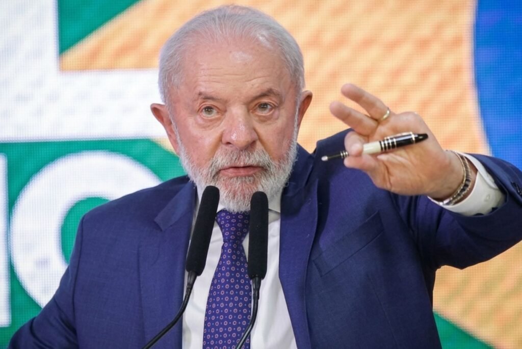 Chamar alguém de **“vender o Brasil”** parece uma acusação definitiva, mas o que acontece quando essa frase explode no debate justamente no momento em que o país discute o destino de riquezas consideradas estratégicas? A resposta começa em um ponto que muita gente ouve, repete, mas nem sempre aprofunda: os **minerais críticos** e as **terras-raras** viraram peça central de uma disputa política que vai muito além de um simples ataque verbal. Mas por que isso pesa tanto? Porque não se trata apenas de minério saindo do chão. Trata-se de recursos vistos como essenciais para indústria, tecnologia e cadeias produtivas de alto valor. E então surge a pergunta que empurra toda a discussão: o Brasil deve apenas extrair e vender, ou precisa transformar isso em riqueza interna, com processamento, emprego e desenvolvimento? É exatamente aí que o embate ganha força. De um lado, aparece a crítica de que o país estaria entregando ativos estratégicos sem uma lógica de valorização nacional. Do outro, surge a defesa de que esses recursos precisam ser explorados com **inteligência estratégica**, **segurança jurídica** e **prioridade nacional**. Mas quem está dizendo o quê? Antes de chegar aos nomes, vale entender o centro da acusação. Quando se fala em “vender o Brasil”, a frase tenta resumir uma ideia poderosa: a de que decisões sobre recursos naturais podem comprometer a **soberania nacional**. Só que há um detalhe que quase ninguém percebe de imediato: a briga não é apenas sobre explorar ou não explorar. É sobre **como**, **para quem** e **com qual retorno**. E por que isso muda tudo? Porque exportar **minério bruto** e depois importar produtos processados significa, na prática, deixar fora do país parte do valor, da tecnologia e dos empregos que poderiam ficar aqui. Essa é a crítica central levantada no debate. Mas quem transformou isso em confronto direto? Foi nesse contexto que o presidente **Lula** voltou a atacar o senador **Flávio Bolsonaro** e também o governador **Ronaldo Caiado**, acusando os adversários de quererem **“vender o Brasil”**. E é aqui que a maioria se surpreende: a resposta dos criticados vai justamente na direção oposta da acusação. Segundo a descrição do embate, Flávio defende que o Brasil pare de exportar recursos minerais **a preço de banana** para que sejam processados no exterior e retornem como produtos de maior valor agregado. A ideia apresentada por ele é simples de entender e difícil de ignorar: se o país possui reservas estratégicas, por que aceitar o papel de fornecedor barato enquanto outros capturam a parte mais lucrativa da cadeia? Mas então onde entra Lula nessa história? Entra na forma como o governo reage ao tema. O presidente, de acordo com o conteúdo apresentado, acusa os adversários enquanto anuncia mais um **conselho** voltado às **terras-raras**. E o que isso provoca? Provoca uma nova dúvida, talvez a mais incômoda de todas: esse tipo de estrutura representa coordenação estratégica ou mais **burocracia**, lentidão e espaço para aparelhamento? O que acontece depois muda a leitura de muita gente, porque o debate deixa de ser apenas ideológico e passa a tocar em eficiência, controle e destino real das riquezas nacionais. Mas há outro ponto que reacende a curiosidade no meio de tudo isso. Se todos dizem defender o interesse do Brasil, por que a acusação de entrega nacional aparece justamente contra quem afirma querer manter o valor dentro do país? A resposta, pelo que o texto sugere, está no choque entre duas visões: uma baseada em conselhos, mediação política e condução estatal; outra focada em transformar reservas minerais em **patrimônio nacional inviolável**, com exploração orientada por retorno econômico concreto. E onde entra o temor geopolítico citado nessa discussão? Entra na crítica de que esses recursos poderiam ser usados como **moeda de troca geopolítica** ou vinculados a projetos de **transição verde** que, segundo os críticos, beneficiariam mais interesses externos do que o povo brasileiro. Isso amplia o conflito, porque já não se fala apenas de mineração, mas de alinhamento internacional, dependência econômica e poder estratégico. No fim, o ponto principal aparece com nitidez: a acusação de Lula contra Flávio Bolsonaro gira em torno da ideia de **“vender o Brasil”**, mas o conteúdo do confronto mostra que a disputa real é sobre quem, de fato, está permitindo que os **minerais críticos** saiam do país sem gerar aqui o valor que poderiam gerar. E essa é a parte que permanece aberta, porque quando a discussão chega ao preço, ao processamento e ao controle dessas riquezas, a pergunta deixa de ser apenas quem atacou quem — e passa a ser quem está, na prática, decidindo quanto vale o Brasil.