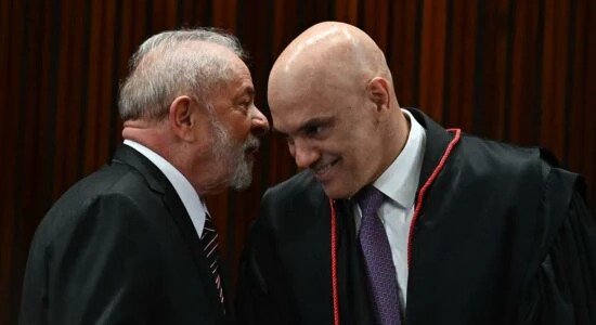 Uma frase dita em tom de conselho acabou abrindo uma pergunta muito maior: quando uma **biografia histórica** pode ser colocada em risco por um único caso? A dúvida surgiu depois que o presidente **Lula** relatou ter feito um alerta direto a um ministro do **STF**. Mas por que essa fala chamou tanta atenção? Porque ela não tratava apenas de uma opinião política, e sim de algo mais sensível: a possibilidade de um episódio específico comprometer uma trajetória construída em momentos decisivos da vida pública. E que episódio é esse? Segundo o próprio presidente, trata-se do caso ligado a **Daniel Vorcaro** e ao **Banco Master**, citado por Lula como um ponto que não deveria “jogar fora” a história de quem teve papel central no julgamento dos atos de **8 de Janeiro**. Só que essa resposta abre outra questão: por que Lula decidiu falar disso publicamente? A explicação veio na própria entrevista. Lula afirmou que aconselhou o ministro a se posicionar de forma clara e, mais do que isso, a se declarar **impedido** de votar no caso. Mas por que ele sugeriria um impedimento? É aqui que muita gente para para pensar duas vezes. O motivo, segundo Lula, estaria na atuação da esposa do ministro, a advogada **Viviane Barci de Moraes**, na defesa da entidade ligada a Vorcaro. E o presidente foi direto ao relatar o que teria dito: que o ministro deveria afirmar textualmente que sua mulher estava advogando, que ela não precisava pedir licença para isso, mas que, na **Suprema Corte**, ele se sentiria impedido de votar. A fala parece simples, mas carrega um peso institucional enorme. E isso leva a outra pergunta inevitável: por que esse detalhe ganhou tanta força agora? Porque não se trata apenas de uma relação indireta. Há um ponto que quase ninguém ignora quando olha para o caso: o escritório de **Viviane Barci de Moraes** recebeu **R$ 80,2 milhões** em pagamentos do **Banco Master** entre **2024 e 2025**. O contrato, firmado no início de 2024, previa pagamentos mensais de **R$ 3,6 milhões** por três anos. E quando esses números aparecem, a curiosidade muda de nível. Afinal, como isso foi respondido? Em nota, o escritório afirmou que **não confirma** as informações, classificadas como incorretas e vazadas ilicitamente, além de lembrar que dados fiscais são **sigilosos**. Mas a história não parou aí. E é justamente nesse ponto que o caso deixa de parecer apenas jurídico e passa a levantar novas camadas de questionamento. Quais novas camadas? Além dos pagamentos, foi informado que **Moraes** e **Viviane** fizeram ao menos **oito voos** em aeronaves particulares de uma empresa ligada a **Vorcaro**, entre **maio e outubro de 2025**. O que acontece depois muda tudo, porque esse dado amplia o debate sobre proximidade, percepção pública e impacto institucional. E então surge a pergunta que sustenta toda a controvérsia: o problema está no fato em si ou na forma como ele pode ser visto? Lula deixou claro que, para ele, o risco maior está na imagem construída ao longo do tempo. Ao chamar Moraes de **“companheiro”** e mencionar sua atuação histórica no julgamento dos atos golpistas, o presidente indicou que a preocupação não era pequena. Não era apenas sobre um voto, nem apenas sobre um processo. Era sobre o que um caso como esse pode fazer com a narrativa pública de alguém que ocupou posições centrais no Estado. Mas por que Lula também mencionou o passado profissional do ministro? Porque, segundo ele, Moraes já estava fora do escritório de advocacia havia quase **15 anos**, depois de ter sido secretário em São Paulo, ministro da Justiça e integrante do STF. Essa observação parece tentar separar trajetórias. Só que, ao mesmo tempo, abre outra dúvida que continua no ar: essa separação basta quando o debate envolve confiança pública? É aqui que a maioria se surpreende. A fala de Lula não foi uma defesa simples nem um ataque direto. Foi um aviso. Um aviso de que, em certos casos, o dano maior não vem apenas da decisão tomada, mas da suspeita que passa a acompanhar quem decide. E quando o próprio presidente diz que aconselhou um ministro a se declarar impedido, o centro da discussão deixa de ser apenas o processo do **Master** e passa a ser algo ainda mais delicado: o peso da **aparência de conflito** sobre a autoridade de quem julga. No fim, o ponto principal não está só na frase sobre não jogar fora uma biografia. Está no que ela revela sobre o tamanho do desgaste que esse caso pode provocar. E a pergunta que permanece, sem resposta definitiva, é justamente a que mantém tudo em aberto: depois de um alerta tão explícito, o que ainda pode vir à tona?