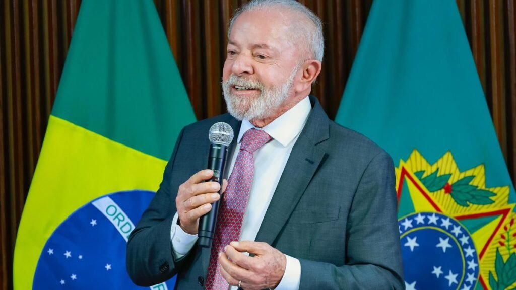 Quem são os novos ministros anunciados por Lula? Os novos ministros são secretários-executivos que já faziam parte da equipe. Essa escolha visa garantir a continuidade administrativa sem nomeações externas. Por que Lula optou por secretários-executivos para os ministérios? Lula escolheu secretários-executivos para assegurar a continuidade administrativa e evitar rupturas, mantendo a estabilidade e eficiência nos ministérios. Qual é a importância da continuidade administrativa nos ministérios? A continuidade administrativa permite que projetos e políticas públicas em andamento não sejam interrompidos, garantindo eficiência e resultados consistentes. Quais ministros deixarão os cargos para disputar as eleições? Dezoito ministros deixarão seus cargos para concorrer nas eleições de outubro, abrindo espaço para a nova composição ministerial. Como a saída desses ministros impacta o governo? A saída dos ministros pode trazer desafios, mas a nomeação de secretários-executivos busca minimizar impactos, mantendo a estabilidade governamental. Quem será o candidato a vice-presidente na chapa de Lula? Geraldo Alckmin foi confirmado por Lula como candidato a vice-presidente, reforçando a aliança política para as próximas eleições. Qual é o papel de Geraldo Alckmin na chapa de Lula? Alckmin, como candidato a vice, traz experiência política e fortalece a coalizão, ampliando o alcance eleitoral de Lula. Como a escolha de Alckmin pode influenciar as eleições? A escolha de Alckmin pode atrair eleitores moderados e fortalecer a base de apoio, aumentando as chances de sucesso nas eleições. Quais são os desafios enfrentados pelos novos ministros? Os novos ministros enfrentarão o desafio de manter a continuidade dos projetos e lidar com as demandas políticas e sociais do país. Como os secretários-executivos estão preparados para assumir os ministérios? Os secretários-executivos já possuem experiência e conhecimento das pastas, o que facilita a transição e a continuidade dos trabalhos. Quais são as expectativas para a nova composição ministerial? Espera-se que a nova composição mantenha a eficiência e continuidade dos projetos, além de lidar com os desafios políticos e sociais. Como a decisão de Lula reflete sua estratégia política? A decisão de Lula reflete uma estratégia de estabilidade e continuidade, evitando rupturas e fortalecendo sua base política. Quais são as possíveis consequências dessa mudança ministerial? As mudanças podem trazer estabilidade e continuidade, mas também exigem adaptação rápida dos novos ministros aos desafios atuais. Como a continuidade administrativa pode beneficiar o governo? A continuidade administrativa garante que políticas públicas sejam implementadas de forma eficaz, sem interrupções, beneficiando a população. Qual é a importância de manter a estabilidade governamental? A estabilidade governamental é crucial para garantir a confiança pública, a implementação de políticas e o desenvolvimento econômico sustentável. Como a escolha dos novos ministros pode impactar a governança? A escolha de ministros experientes pode melhorar a governança, garantindo eficiência e continuidade nas ações governamentais. Quais são as prioridades dos novos ministros? As prioridades incluem a continuidade de projetos, a resposta a demandas sociais e a implementação de políticas públicas eficazes. Como a nova composição ministerial pode influenciar as políticas públicas? A nova composição pode trazer continuidade e inovação, garantindo que as políticas públicas atendam às necessidades da população. Qual é o papel dos ministros na implementação de políticas públicas? Os ministros são responsáveis por liderar suas pastas, garantindo que as políticas públicas sejam implementadas de forma eficaz e eficiente.