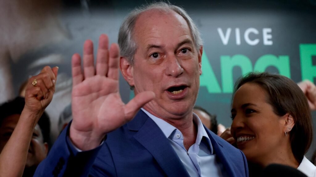 Por que Lula chamou Ciro Gomes de "destemperado"? Lula considera Ciro "destemperado" por suas falas impulsivas e ofensivas. Para o presidente, essa postura não traz resultados na política. Qual é a relação histórica entre Lula e Ciro Gomes? Ciro foi ministro da Integração Nacional no governo Lula e já tiveram uma relação próxima, mas divergências surgiram ao longo dos anos. Como Ciro Gomes se posicionou nas eleições de 2022? Ciro se apresentou como uma "terceira via", criticando tanto Lula quanto Bolsonaro, mas terminou em quarto lugar no primeiro turno. Quais são as principais críticas de Ciro a Lula? Ciro critica Lula por supostas ligações com corrupção e por usar a máquina pública para manter sua base eleitoral. Por que Lula menciona a troca de partidos de Ciro Gomes? Lula vê a troca frequente de partidos por Ciro como um sinal de "promiscuidade na política", algo que ele acredita ser prejudicial. Como Ciro vê os governos de Lula na área econômica? Ciro critica a falta de enfrentamento de problemas estruturais e concessões ao sistema financeiro nos governos de Lula. Qual é a visão de Ciro sobre a polarização política no Brasil? Ciro acusa Lula de reforçar a polarização, dificultando a construção de alternativas fora do eixo Lula-Bolsonaro. Lula acredita que Ciro ainda pode contribuir para o Brasil? Sim, apesar das críticas, Lula acredita que Ciro pode prestar bons serviços ao país. Ciro Gomes respondeu às críticas de Lula? Até o momento, Ciro não se pronunciou sobre as falas de Lula. Quais são as divergências entre Lula e Ciro sobre alianças políticas? Ciro critica o modelo de alianças amplas do PT, enquanto Lula defende a importância dessas alianças para governar. Como a Operação Lava Jato e o Mensalão influenciam as críticas de Ciro? Ciro usa esses escândalos para criticar Lula, associando-o a esquemas de corrupção. Por que Ciro critica o discurso de Lula como populista? Ciro acredita que o discurso de Lula é populista e limita o debate público a uma polarização entre dois grupos. Qual foi o impacto da candidatura de Simone Tebet em 2022? Simone Tebet ficou à frente de Ciro no primeiro turno e apoiou Lula no segundo, tornando-se ministra posteriormente. Como Lula vê a postura de Ciro nas eleições? Lula considera que os "rompantes" de Ciro não são eficazes na política e que ele deveria adotar uma abordagem mais ponderada. O que Lula sugere sobre a lealdade partidária? Lula sugere que a lealdade a uma única sigla é importante para a integridade política, criticando a troca frequente de partidos por Ciro. Como a polarização entre Lula e Bolsonaro afeta o cenário político? A polarização limita o surgimento de novas alternativas políticas, mantendo o foco nos dois grupos principais. Qual é a importância das críticas de Ciro para o debate político? As críticas de Ciro trazem à tona questões sobre corrupção, economia e polarização, enriquecendo o debate político. Como Lula e Ciro podem colaborar no futuro? Apesar das divergências, há potencial para colaboração em áreas de interesse comum, beneficiando o país. O que o público pode esperar das interações futuras entre Lula e Ciro? As interações podem continuar tensas, mas há espaço para diálogo e cooperação em prol do Brasil.