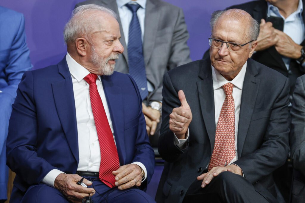 Por que Lula escolheu Alckmin como vice novamente? Lula confirmou Alckmin como seu vice para as eleições de outubro, durante uma reunião ministerial. A decisão foi aplaudida pela equipe, apesar de algumas divergências internas no PT e PSB. Quais eram as alternativas à escolha de Alckmin? Havia especulações sobre uma possível articulação com o PSD, com Gilberto Kassab como vice. No entanto, o PSD lançou Ronaldo Caiado como candidato próprio à presidência. Qual foi a reação do PSB à confirmação de Alckmin? O PSB vivia um clima de incerteza, mas a confirmação de Alckmin trouxe clareza. Lula chegou a sugerir que Alckmin poderia ser mais útil como candidato ao Senado por São Paulo. Como a decisão de Lula impacta o cenário político? A escolha de Alckmin reforça a aliança PT-PSB, mas também destaca tensões internas e a necessidade de estratégias para enfrentar a candidatura do PSD com Ronaldo Caiado. Quais ministros deixarão seus cargos para concorrer nas eleições? Cerca de 20 ministros devem deixar a Esplanada, incluindo Rui Costa, Gleisi Hoffmann e Renan Filho, que buscarão cargos no Senado e governos estaduais. Como Lula planeja substituir os ministros que sairão? Lula pretende manter o quadro ministerial, promovendo secretários-executivos aos cargos de ministros que deixarem suas posições para concorrer nas eleições. Qual é a situação de Simone Tebet no cenário político atual? Simone Tebet, ministra do Planejamento, pode concorrer ao Senado por São Paulo. Lula mencionou sua saída do Mato Grosso do Sul, destacando seu cansaço com a política local. Como a escolha de Alckmin afeta a relação entre PT e PSB? A confirmação de Alckmin como vice fortalece a aliança entre PT e PSB, apesar das divergências internas e das especulações sobre outras possíveis alianças. Qual é a importância do PSD nas eleições de 2026? O PSD é visto como um partido-chave para as eleições. A escolha de Ronaldo Caiado como candidato próprio à presidência mostra sua relevância no cenário político. Como Lula lida com as tensões internas no governo? Lula ironizou um ministro que pediu para sair sem intenção de concorrer, e mencionou a tensão entre Simone Tebet e Ricardo Nunes, mostrando sua habilidade em gerenciar conflitos. Qual é o papel de Fernando Haddad nas eleições? Fernando Haddad deixou o Ministério da Fazenda para concorrer ao governo de São Paulo, sendo substituído por Dario Durigan, mostrando a estratégia do PT para fortalecer suas candidaturas estaduais. Como a decisão de Lula impacta a estratégia eleitoral do PT? A escolha de Alckmin como vice e a substituição de ministros por secretários-executivos mostram a estratégia do PT de manter alianças e fortalecer candidaturas em estados-chave. Quais são as expectativas para as eleições de outubro? As eleições prometem ser competitivas, com o PT buscando reeleição e enfrentando candidaturas fortes como a de Ronaldo Caiado pelo PSD, além de outras alianças estratégicas. Como o cenário político atual pode influenciar as eleições de 2026? As decisões atuais, como a escolha de Alckmin e a saída de ministros para concorrer, moldam o cenário político, influenciando alianças e estratégias para as eleições de 2026.