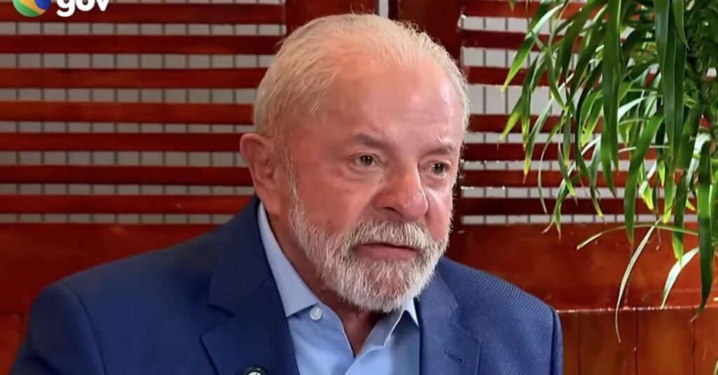 Por que Lula criticou a alta do diesel? Lula criticou a alta do diesel devido a empresários que ignoram subsídios federais, inflando preços. Ele chamou esses empresários de "gente mau caráter" e alertou para possíveis sanções. Quais medidas o governo adotou para conter o preço do diesel? O governo desonerou tributos federais, como PIS e Cofins, para tentar conter o repasse do aumento do diesel ao consumidor. Como Lula pretende fiscalizar o setor de combustíveis? Lula ordenou uma fiscalização rigorosa em estradas, postos de gasolina e distribuidoras para combater práticas abusivas no setor de combustíveis. Qual é a proposta de Lula para reduzir o ICMS sobre o diesel? Lula propôs uma articulação com governadores para reduzir o ICMS, onde o governo federal e os estados dividiriam a renúncia fiscal igualmente. Como Lula pretende implementar a redução do ICMS? Lula busca diálogo com os governadores para que a redução do ICMS seja acordada e não imposta "na marra", visando um consenso. Quais são as consequências para empresários que inflarem preços? Empresários que inflarem preços podem enfrentar sanções, conforme alertado por Lula, que enfatiza a necessidade de fiscalização. Qual é o impacto das tensões no Oriente Médio no preço do diesel? As tensões no Oriente Médio têm potencial para aumentar o preço do diesel, o que levou o governo a buscar medidas para blindar o mercado interno. O que Lula disse sobre a articulação com os governadores? Lula afirmou que está em diálogo com os governadores para um acordo sobre a redução do ICMS, destacando a importância de um esforço conjunto. Por que a fiscalização é importante no controle de preços? A fiscalização é crucial para garantir que subsídios e desonerações cheguem ao consumidor final, evitando práticas abusivas no mercado. Como a redução do ICMS pode beneficiar o consumidor? A redução do ICMS pode diminuir o preço final do diesel, aliviando o bolso do consumidor e estimulando a economia. O que Lula espera com as medidas adotadas? Lula espera que as medidas adotadas, como desonerações e fiscalização, resultem em preços mais justos para o consumidor final. Qual é a importância do diálogo na proposta de Lula? O diálogo é fundamental para garantir que a redução do ICMS seja implementada de forma consensual, evitando conflitos entre governo federal e estados. Como a fiscalização será realizada na prática? A fiscalização será realizada através de monitoramento em estradas, postos e distribuidoras, visando identificar e punir práticas abusivas. Qual é o papel dos governadores na proposta de redução do ICMS? Os governadores têm um papel crucial na proposta, pois precisam concordar com a divisão da renúncia fiscal para que a medida seja efetiva. O que Lula afirmou sobre a imposição de medidas? Lula destacou que não quer impor medidas "na marra", mas sim buscar um acordo que seja benéfico para todas as partes envolvidas. Como a redução do diesel pode impactar a economia? A redução do preço do diesel pode estimular a economia, reduzindo custos de transporte e produção, beneficiando diversos setores. Quais são os desafios na implementação das medidas propostas? Os desafios incluem garantir a adesão dos estados à proposta de ICMS e assegurar que a fiscalização seja eficaz em todo o país. O que Lula espera alcançar com a fiscalização rigorosa? Lula espera que a fiscalização rigorosa coíba práticas abusivas, garantindo que os benefícios das medidas cheguem ao consumidor final. Como a articulação com os governadores pode ser benéfica? A articulação pode garantir uma implementação mais harmoniosa das medidas, com cooperação entre governo federal e estados. Quais são as expectativas de Lula para o futuro do preço do diesel? Lula espera que, com as medidas adotadas, o preço do diesel se estabilize, beneficiando consumidores e a economia como um todo.