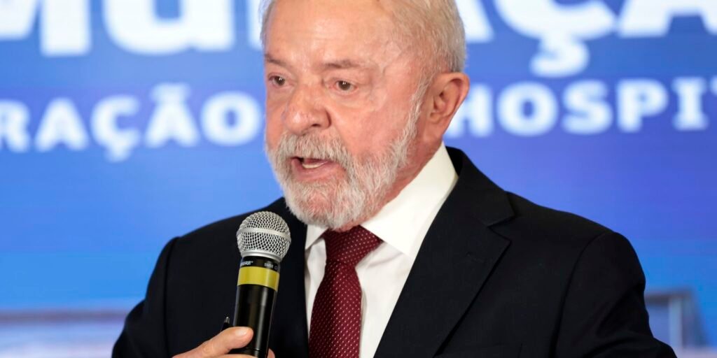 Uma fala atravessou a política, a religião e a tensão internacional de uma vez só — e o efeito dela vai muito além de uma simples crítica. Mas o que foi dito para provocar tanto peso? A declaração atacou diretamente a ideia de que um líder mundial pode agir como se tivesse o direito de intimidar outros países, como se ameaçar o planeta fosse parte normal do jogo político. E é justamente aí que a discussão começa a ficar mais séria. Por que isso chama tanta atenção agora? Porque não se tratou apenas de uma opinião sobre diplomacia. A crítica veio acompanhada de um alerta sobre democracia, guerra e economia. Quando se diz que certas ameaças “não fazem bem para a democracia”, a frase deixa de ser retórica e passa a apontar para consequências reais. E o que acontece depois muda o tamanho dessa fala. Quais consequências seriam essas? A resposta apareceu ao citar os impactos de um conflito sobre a economia, especialmente no preço dos combustíveis. Ou seja: não se está falando apenas de disputa entre governos, mas de algo que pode chegar diretamente ao bolso da população. Só que há um detalhe que quase ninguém percebe: a crítica não ficou restrita ao campo militar. Então o foco era só a guerra? Não. No meio dessa tensão, surgiu também uma defesa pública a uma figura religiosa que entrou em choque com o mesmo líder criticado. E é aqui que muita gente se surpreende: o apoio não foi genérico, nem protocolar. Foi uma manifestação direta de solidariedade, acompanhada da afirmação de que a crítica feita por essa autoridade religiosa estava correta. Mas quem estava sendo defendido, afinal? O papa Leão XIV. E por que isso importa tanto? Porque ele havia trocado críticas com Donald Trump dias antes. Quando o papa condenou ações dos Estados Unidos no Irã e na Venezuela, Trump reagiu dizendo que ele era “terrível em política externa” e pediu que deixasse de agradar a esquerda radical. A resposta do pontífice veio em tom firme: disse que não tem medo do presidente norte-americano e que acredita na mensagem de paz do Evangelho. E onde entra Lula nessa história? É justamente aqui, já na metade do caminho, que o cenário se revela por completo. Em entrevista concedida nesta terça-feira, 14, Luiz Inácio Lula da Silva afirmou que a guerra dos Estados Unidos, sob liderança de Donald Trump, contra o Irã é inconsequente e que Trump não precisa ameaçar o mundo. Ao mesmo tempo, declarou solidariedade ao papa Leão XIV e disse que a crítica feita por ele ao presidente dos Estados Unidos estava correta. Mas Lula criticou apenas o tom de Trump? Não. Ele foi além ao dizer que o presidente norte-americano faz um jogo de narrativas para agradar sua população e tentar passar a imagem de que os Estados Unidos seriam um “país onipotente”, de um “povo superior”. A fala ganha ainda mais força porque Lula fez questão de separar o país de seu governante. Como assim? Ele afirmou admirar os Estados Unidos como maior economia do mundo, mas atribuiu essa posição à capacidade de trabalho do povo norte-americano, à conjuntura econômica, à importância do país e ao nível de suas universidades — não ao autoritarismo do presidente. E essa distinção muda tudo, porque desloca o debate do nacionalismo para a responsabilidade política. Mas a entrevista parou por aí? Não, e esse é outro ponto que reacende a curiosidade. No mesmo contexto, Lula lembrou a parceria recente entre Brasil e Estados Unidos no combate ao tráfico internacional de armas e drogas. E, em seguida, comentou a prisão de Alexandre Ramagem pelo serviço de imigração e alfândega dos EUA. Por que isso apareceu na conversa? Porque, ao falar da cooperação entre os dois países, Lula citou o caso do ex-deputado, preso em Orlando. Segundo a Polícia Federal, a detenção decorreu de cooperação policial internacional entre a PF e autoridades dos Estados Unidos. Ramagem havia fugido do Brasil após condenação do Supremo Tribunal Federal a 16 anos, 1 mês e 15 dias por tentativa de golpe de Estado, organização criminosa e abolição do Estado Democrático de Direito. Então qual é o centro de tudo isso? No fim, a mensagem principal foi clara: Lula condenou as ameaças de Trump ao mundo, classificou a guerra contra o Irã como inconsequente e se colocou ao lado do papa Leão XIV na defesa de uma crítica sem medo. Só que o ponto mais forte talvez esteja justamente no que ainda continua em aberto: quando líderes políticos, religiosos e instituições entram em rota de colisão, a disputa deixa de ser apenas por poder — e passa a ser também pela narrativa que vai prevalecer daqui para frente.