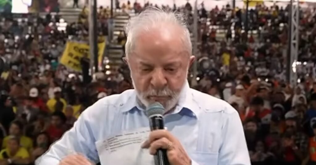 Por que Lula criticou a violência doméstica? Lula destacou o aumento dos casos de feminicídio e chamou a violência doméstica de "pouca vergonha", enfatizando a necessidade de responsabilidade masculina. Qual foi o contexto do discurso de Lula? O discurso ocorreu em um evento que celebrou o aniversário do Prouni e da Lei de Cotas, onde Lula defendeu a educação como ferramenta de independência feminina. Como Lula relaciona educação e independência feminina? Lula acredita que a educação é essencial para que as mulheres alcancem independência financeira e pessoal, permitindo que sejam "o que quiserem ser". O que Lula disse sobre a dependência financeira? Ele afirmou que "ninguém é obrigado a viver com ninguém por um prato de comida", destacando a importância do trabalho para a autonomia das mulheres. Quais iniciativas Lula mencionou para combater a violência doméstica? Lula falou sobre propostas no Congresso para endurecer as leis contra a violência doméstica, visando maior proteção às mulheres. Como Lula descreveu o tratamento que as mulheres merecem? Ele declarou que mulheres devem ser tratadas com respeito e dignidade, e que a violência contra elas é inaceitável. Por que Lula enfatizou a responsabilidade masculina? Lula acredita que os homens precisam entender e assumir a responsabilidade por seus atos, respeitando a liberdade e os direitos das mulheres. Qual é a visão de Lula sobre o trabalho para as mulheres? Lula considera o trabalho "sagrado" para as mulheres, pois proporciona independência e a possibilidade de viver sem depender de outra pessoa. Como a educação pode ajudar a reduzir a violência doméstica? A educação empodera as mulheres, oferecendo oportunidades de trabalho e independência, o que pode reduzir a vulnerabilidade à violência. Quais são as consequências do aumento dos casos de feminicídio? O aumento dos casos de feminicídio reflete uma sociedade que ainda precisa evoluir em termos de igualdade de gênero e proteção às mulheres. Como a Lei de Cotas e o Prouni se relacionam com o discurso de Lula? Ambos promovem a inclusão e a igualdade de oportunidades, princípios que Lula defende como essenciais para a independência feminina. Por que Lula usou a expressão "pouca vergonha"? Ele usou essa expressão para condenar a violência doméstica, destacando a gravidade e a inaceitabilidade desses atos na sociedade. Qual é a importância de endurecer as leis contra a violência doméstica? Leis mais rígidas podem atuar como um dissuasor, protegendo as mulheres e punindo adequadamente os agressores. Como a sociedade pode apoiar a visão de Lula sobre a violência doméstica? Promovendo a educação, igualdade de gênero e responsabilização dos agressores, além de apoiar políticas públicas que protejam as mulheres. Quais são os desafios para implementar as mudanças propostas por Lula? Desafios incluem resistência cultural, necessidade de recursos para educação e a implementação eficaz de leis mais rígidas.