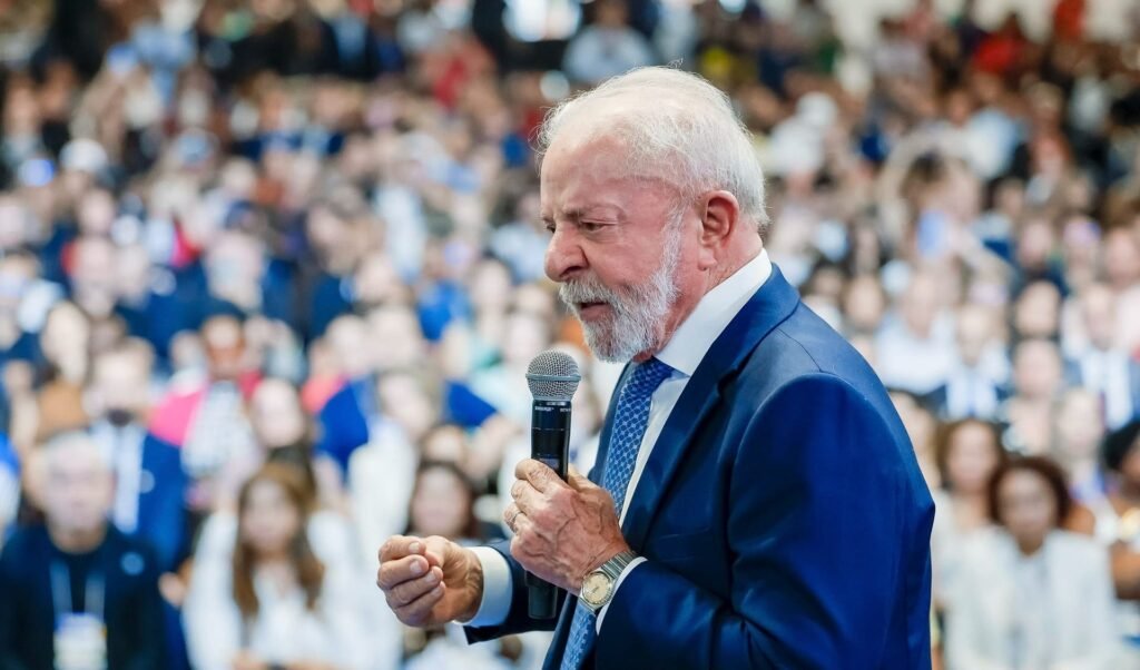 Por que Lula critica o custo das campanhas políticas no Brasil? Lula critica os altos custos das campanhas, afirmando que a política se tornou um negócio. Ele destaca que isso compromete a seriedade e a integridade do processo democrático. Quais são as consequências da mercantilização das disputas eleitorais? A mercantilização pode comprometer a integridade do processo democrático, tornando a política acessível apenas a quem tem recursos financeiros, afastando candidatos comprometidos com o interesse público. Como os altos custos de campanha afetam a democracia? Os altos custos podem limitar a participação política a candidatos ricos, criando um desequilíbrio de poder e representatividade, o que pode enfraquecer a democracia. O que Lula menciona sobre Ulysses Guimarães? Lula relembra reflexões de Ulysses Guimarães, destacando que mudanças no sistema político nem sempre resultam em melhorias, sugerindo cautela nas reformas. Qual é o impacto dos custos de campanha para candidatos a deputado federal? Lula cita relatos de que uma candidatura a deputado federal pode exigir mais de R$ 50 milhões, tornando inviável para muitos candidatos e favorecendo a elite econômica. Por que é importante recuperar a credibilidade da política? Recuperar a credibilidade é essencial para fortalecer a confiança pública no sistema político, garantindo que ele represente verdadeiramente os interesses da população. Existem políticos comprometidos com o interesse público? Sim, Lula reconhece que ainda há políticos comprometidos, mas enfatiza a necessidade de aumentar sua presença e influência no cenário político. Como a política pode deixar de ser vista como um negócio? Reduzindo os custos de campanha, promovendo transparência e incentivando a participação de candidatos comprometidos com o interesse público, a política pode recuperar sua seriedade. Quais são as possíveis soluções para os altos custos de campanha? Implementar limites de gastos, aumentar a fiscalização e promover financiamento público de campanhas são algumas soluções para reduzir os custos e democratizar o acesso à política. O que Lula sugere para o atual momento político? Lula sugere atenção e cautela, destacando a necessidade de reformas que realmente melhorem o sistema político, sem comprometer a integridade democrática. Como a população pode contribuir para mudanças no sistema político? A população pode se engajar em movimentos sociais, exigir transparência e apoiar candidatos comprometidos com a ética e o interesse público. Por que a integridade do processo democrático está em risco? A integridade está em risco devido à influência do dinheiro nas campanhas, que pode distorcer a representatividade e favorecer interesses particulares sobre o bem comum. Qual é o papel das reformas políticas na melhoria do sistema? Reformas políticas podem corrigir desequilíbrios, aumentar a transparência e garantir que o sistema represente verdadeiramente os interesses da sociedade. Como garantir que as reformas políticas sejam eficazes? É crucial que as reformas sejam baseadas em estudos, contem com ampla participação social e sejam implementadas com transparência e fiscalização rigorosa. O que pode ser feito para aumentar a participação política? Facilitar o acesso à informação, promover educação política e criar incentivos para a participação de grupos sub-representados são medidas eficazes. Como a educação política pode ajudar na recuperação da credibilidade? A educação política empodera cidadãos, tornando-os mais críticos e conscientes, o que pode levar a escolhas mais informadas e à pressão por um sistema mais justo. Quais são os desafios para implementar mudanças no sistema político? Os desafios incluem resistência de grupos com interesses estabelecidos, complexidade das reformas e a necessidade de consenso político para mudanças efetivas. Como a transparência pode influenciar positivamente a política? A transparência aumenta a confiança pública, reduz a corrupção e garante que os processos políticos sejam justos e representativos. Por que é importante discutir o financiamento de campanhas? Discutir o financiamento é crucial para garantir igualdade de oportunidades, reduzir a influência do dinheiro e fortalecer a democracia. Como a sociedade pode pressionar por mudanças no financiamento de campanhas? A sociedade pode pressionar por meio de mobilização social, participação em debates públicos e apoio a iniciativas de reforma política.