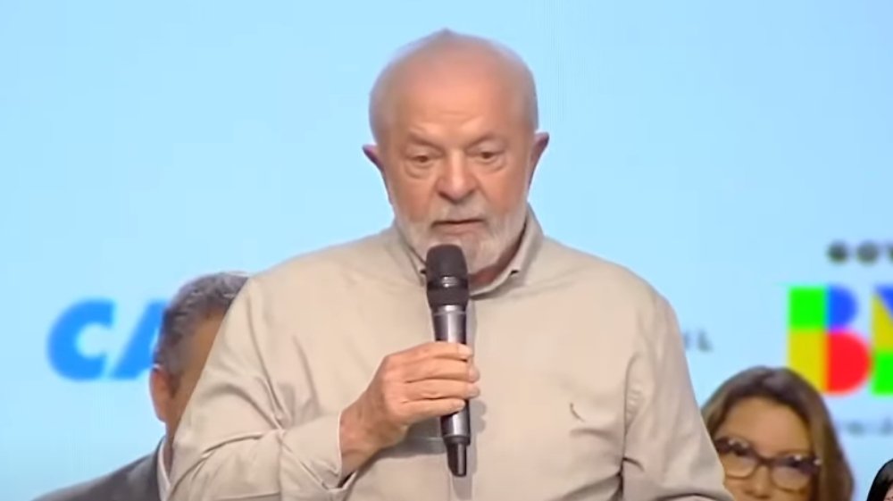 Uma declaração de **Lula** colocou ainda mais pressão sobre um caso que já alcança o **Banco Master**, o **BRB** e nomes dos **Três Poderes**. O que exatamente ele disse? Aos poucos, o presidente foi distribuindo acusações, cobranças e conselhos públicos sobre um escândalo que, desde o fim do ano passado, passou a ser investigado pela **Polícia Federal**. Quem Lula responsabilizou pela origem do problema? Segundo ele, o início das supostas fraudes financeiras ligadas ao **Banco Master** remonta ao governo de **Jair Bolsonaro**. Na entrevista ao site **ICL Notícias**, Lula afirmou que o crescimento do banco ocorreu durante a gestão de **Roberto Campos Neto** no **Banco Central**, e questionou por que o ex-presidente da autarquia não costuma ser citado nas apurações da imprensa. O que ele falou sobre Campos Neto? Lula foi direto ao associar o caso ao antigo comando da política econômica. Disse que **“Roberto Campos legalizou o Banco Master”** e afirmou que as irregularidades que, segundo ele, aparecem na “árvore genealógica” do banco têm relação com o governo Bolsonaro, com **Paulo Guedes** e com ministros daquela gestão. Ao mesmo tempo, sugeriu que haveria uma tentativa de esconder quem, em sua visão, seria o verdadeiro responsável pelo início da história. Mas o caso envolve apenas adversários políticos? Não. As investigações da **Polícia Federal** descobriram envolvimento de parlamentares da **direita** e da **esquerda**, além de pessoas próximas a Lula e ministros do **STF**, como **Dias Toffoli** e **Alexandre de Moraes**. É justamente esse alcance que ampliou o peso político do escândalo e fez o presidente comentar também a lentidão das apurações. Como Lula descreveu essa demora? Ele afirmou que, “a boca pequena”, se sabe quais seriam deputado, senador e autoridade judiciária envolvidos, mas que “parece que a coisa não anda”. Em seguida, comparou esse ritmo ao tratamento dado ao processo que enfrentou na **Operação Lava Jato**. Segundo Lula, naquele caso tudo avançou “como se fosse um avião caça”, porque, nas palavras dele, era preciso colocá-lo na cadeia para impedi-lo de disputar as eleições. Por que essa comparação apareceu agora? Porque Lula usou a própria experiência judicial para reforçar a crítica ao andamento do caso atual. Ele ficou **580 dias preso** até que o **STF** declarasse a incompetência do então juiz federal **Sergio Moro**, hoje senador, para julgar o processo. Ao trazer esse episódio, o presidente buscou contrastar a velocidade de sua condenação com a marcha das investigações sobre o Banco Master. E onde entra **Alexandre de Moraes** nessa história? Lula revelou que aconselhou o ministro do **STF** a se declarar **impedido** de votar em julgamentos relacionados ao Banco Master. O motivo é a contratação do escritório de advocacia da esposa de Moraes, **Viviane Barci**, por **R$ 129 milhões** pelo banqueiro **Daniel Vorcaro**. O que Lula disse ao ministro? Segundo o presidente, Moraes sabe que a situação prejudica sua imagem. Lula afirmou que, mesmo que algo seja legal, nas circunstâncias do caso a população pode tratar como imoral, ainda mais em um ano político. Também disse ter alertado o ministro para não permitir que o caso envolvendo **Vorcaro** comprometesse a biografia construída por Moraes, especialmente após o julgamento dos atos de **8 de Janeiro**. Qual foi o conselho dado de forma mais objetiva? Lula relatou ter dito a Moraes que ele deveria declarar publicamente que, pelo fato de sua mulher estar advogando, ficaria impedido de votar em qualquer assunto ligado ao caso no **Supremo Tribunal Federal**. A justificativa apresentada por Lula foi a necessidade de transmitir à sociedade uma imagem de firmeza. E o que o presidente falou sobre a atuação da **Polícia Federal**? Lula afirmou que, em seu governo, a PF tem **autonomia** e **liberdade** para realizar as operações necessárias. Disse ainda que já foram deflagradas **10,2 mil operações**, contra **6,5 mil** durante todo o mandato de Bolsonaro. Para ele, a orientação atual é de independência, sem interferência do governo nas apurações. Essa defesa veio acompanhada de algum recado? Sim. Lula declarou que diz aos delegados para não mentirem e não fazerem **pirotecnia**, porque acusar alguém sem prova pode destruir a vida de uma pessoa. Ao mesmo tempo, defendeu que todos os envolvidos sejam ouvidos, que uma eventual **delação premiada** de **Daniel Vorcaro** seja sustentada por provas e que os participantes da fraude sejam punidos, independentemente de quem sejam. E qual foi a frase final que resumiu sua posição? Lula encerrou esse ponto com uma cobrança direta: **“Punição tem que ser exemplar”**.