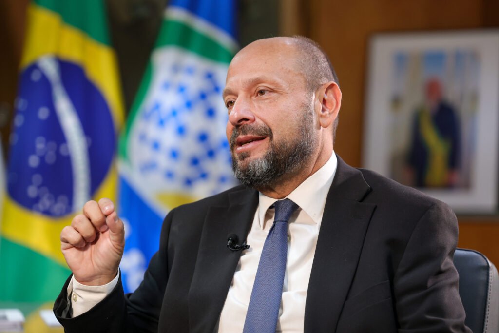 A troca aconteceu de repente, mas o motivo por trás dela expõe um incômodo que vinha crescendo em silêncio. Por que uma mudança no comando de um dos órgãos mais sensíveis do país chama tanta atenção? Porque não se trata apenas de um nome saindo e outro entrando. Quando a presidência de um instituto ligado a aposentadorias e pensões muda, a pergunta inevitável é outra: o que deu errado para a decisão chegar a esse ponto? A resposta começa com um desgaste que já não podia mais ser ignorado. Havia pressão, havia cobrança e havia um problema que afeta diretamente milhões de pessoas: a demora. Mas seria só isso? Ou havia algo maior por trás da demissão? É justamente aí que a maioria se surpreende. O nome que saiu não estava no cargo há tanto tempo assim. Gilberto Waller havia assumido a presidência do INSS em 30 de abril de 2025, em meio ao escândalo de desvios de recursos de aposentadorias e pensões. Ele entrou para substituir Alessandro Stefanutto. E então surge outra dúvida: se ele chegou em meio a uma crise, por que saiu menos de um ano depois? Segundo as informações divulgadas, o presidente Lula decidiu demiti-lo nesta segunda-feira, 13. A explicação oficial veio em nota do Ministério da Previdência Social, mas o pano de fundo parece apontar para algo que pesou ainda mais: as filas do INSS. E esse detalhe muda a leitura de tudo, porque fila, nesse caso, não é apenas atraso administrativo. É desgaste político, pressão pública e cobrança direta sobre o governo. Mas quem entra no lugar dele? E por que essa escolha importa tanto? O Palácio do Planalto escolheu Ana Cristina Viana Silveira, que era secretária-executiva adjunta do Ministério da Previdência Social. A nomeação não foi apresentada como uma simples substituição. A nota do ministério fala em “missão estratégica” para acelerar a análise de benefícios e simplificar os processos internos do instituto. Se a prioridade foi descrita dessa forma, a pergunta aparece sozinha: o problema central, então, era a lentidão? Tudo indica que sim. A própria justificativa oficial reforça que a escolha de uma servidora com “visão sistêmica” marca um novo momento para o INSS, com foco na redução do tempo de espera e na qualidade do atendimento aos segurados. Mas há um ponto que quase passa despercebido: quando o governo fala em “novo momento”, ele também admite, ainda que indiretamente, que o momento anterior não entregou o que precisava. E o que pesou mais nessa decisão: a crise antiga ou o desgaste atual? Segundo o G1, Lula estava incomodado com as filas do INSS, que estariam desgastando a imagem do governo. Isso ajuda a entender por que a troca aconteceu agora. Não foi apenas uma mudança administrativa. Foi uma resposta a um problema que continuava visível e politicamente sensível. Só que há outra camada nessa história. O ministro da Previdência, Wolney Queiroz, afirmou à TV Globo que o governo vive um novo momento, com substituição da maior parte dos ministros, e que o INSS também entra agora numa fase de maior atenção à concessão de benefícios. O que isso sugere? Que a mudança no instituto não está isolada. Ela se encaixa em um movimento mais amplo de reorganização. E tem mais. Wolney destacou que, com a chegada de Ana Cristina, o comando da autarquia volta para uma servidora de carreira, algo que, segundo ele, sempre foi pedido pelo corpo do INSS. Isso levanta uma nova questão: a troca tenta resolver apenas a fila ou também busca reconstruir confiança dentro do próprio órgão? É aqui que o cenário ganha outro peso. Além da justificativa pública, o ministro da Secretaria de Comunicação da Presidência, Sidônio Palmeira, atribuiu a demissão de Gilberto Waller ao ministro Wolney Queiroz. E quando diferentes vozes do governo explicam a mesma decisão por ângulos distintos, a curiosidade aumenta: foi uma escolha técnica, política ou as duas coisas ao mesmo tempo? No fim, o ponto principal aparece com força. Lula demitiu o presidente do INSS em meio ao desgaste provocado pelas filas, num órgão que já vinha marcado por escândalo e pressão. No lugar, colocou uma servidora de carreira com a missão declarada de acelerar benefícios e simplificar processos. A troca, portanto, não revela apenas uma demissão. Ela mostra onde o governo sente que não pode mais errar. E o que acontece a partir daqui pode dizer muito mais do que a própria saída.