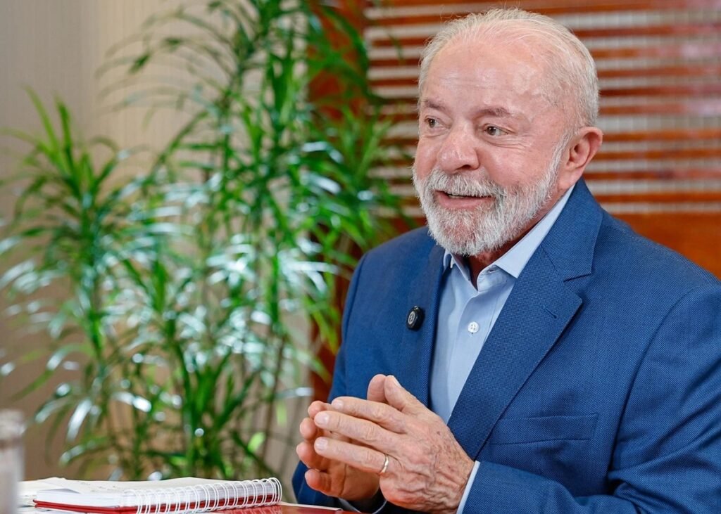 Por que Lula pediu a Trump a entrega de brasileiros foragidos? Lula solicitou a Trump a entrega de brasileiros foragidos da Justiça, citando Ricardo Magro, dono da Refit, como exemplo. A conversa ocorreu por telefone em dezembro, focando no combate ao crime organizado. Quem é Ricardo Magro e qual sua relação com a Refit? Ricardo Magro é o controlador da Refit, a maior devedora de ICMS de São Paulo. A empresa foi alvo de uma megaoperação da Polícia Federal, suspeita de causar um prejuízo de R$ 26 bilhões aos cofres públicos. Qual foi o impacto da operação da Polícia Federal na Refit? A operação revelou um esquema de sonegação de ICMS e lavagem de dinheiro. Apesar das buscas, não foram expedidos mandados de prisão. A investigação continua, focando nas empresas ligadas a Magro. Onde Ricardo Magro está atualmente? Ricardo Magro reside em Miami, nos Estados Unidos. A polícia investiga se ele usa empresas para sonegar impostos e blindar seu patrimônio de confiscos. Como Lula pretende combater o crime organizado no Brasil? Lula defende a PEC 18/2025, a "PEC da Segurança", que visa incluir o Sistema Único da Segurança Pública na Constituição, estabelecendo regras mais duras para o combate ao crime organizado. O que a PEC 18/2025 propõe para o combate ao crime? A PEC propõe vedação à progressão de regime e expropriação de bens ligados a atividades criminosas, além de criar parâmetros para o combate ao crime organizado. Qual a importância da PEC 18/2025 para a gestão de Lula? A aprovação da PEC permitirá a criação de um ministério específico para segurança, atualmente sob responsabilidade do Ministério da Justiça, fortalecendo políticas públicas contra o crime. Como a PEC 18/2025 foi elaborada? A PEC foi elaborada pela gestão do ex-ministro da Justiça Ricardo Lewandowski, visando estruturar o combate ao crime organizado no Brasil. Quais são as consequências para a Refit se as acusações forem confirmadas? Se confirmadas, as acusações podem levar à expropriação de bens e penalidades severas para a Refit, além de impactar diretamente Ricardo Magro e suas operações. Por que a Refit é considerada a maior devedora contumaz do país? A Refit é considerada a maior devedora contumaz devido ao esquema de sonegação de ICMS, que gerou um prejuízo bilionário aos cofres públicos, tornando-a alvo de investigações. Qual o papel das empresas ligadas a Ricardo Magro no esquema? As empresas ligadas a Magro são suspeitas de receber pagamentos para sonegar ICMS e lavar dinheiro, protegendo o patrimônio de Magro de confiscos legais. Como a situação de Ricardo Magro afeta a imagem do Brasil no exterior? A situação de Magro, vivendo nos EUA enquanto é investigado no Brasil, pode impactar negativamente a imagem do país, destacando desafios no combate à corrupção e à sonegação fiscal. O que Lula espera alcançar com a colaboração de Trump? Lula busca a colaboração de Trump para extraditar brasileiros foragidos, como Magro, fortalecendo o combate ao crime organizado e demonstrando compromisso com a justiça. Como a aprovação da PEC 18/2025 pode transformar a segurança pública no Brasil? A aprovação da PEC pode transformar a segurança pública ao criar um sistema unificado e endurecer as penas para crimes organizados, promovendo maior eficácia no combate ao crime.