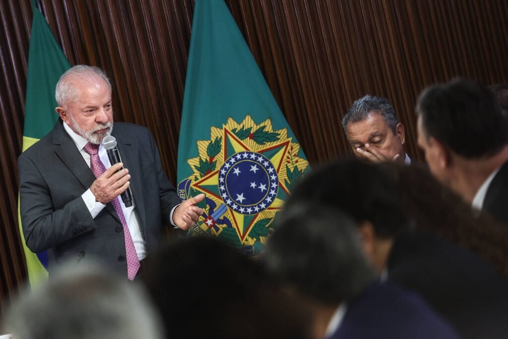 **Lula e a Soberania Nacional: O Que Está em Jogo?** O presidente **Lula** fez declarações contundentes sobre o futuro político do Brasil, caso **Flávio Bolsonaro** seja eleito. Mas o que exatamente está em jogo? Segundo a publicação da Folha, Lula afirmou que Flávio entregaria o Brasil aos Estados Unidos, comprometendo a **soberania nacional**. Mas por que Lula acredita nisso? Lula argumenta que a recente viagem de Flávio aos EUA é um indicativo de suas intenções. Ele sugere que, em um eventual governo de Flávio, até mesmo **minerais raros** seriam entregues aos americanos. Essa afirmação levanta a questão: quais são os impactos de uma possível entrega de recursos naturais a outra nação? A preocupação de Lula com a soberania nacional está ligada à ideia de **entreguismo**, que ele considera uma ameaça real. Mas o que significa entreguismo nesse contexto? Trata-se da percepção de que um governo pode ceder recursos e autonomia a outra nação, comprometendo os interesses nacionais. Lula enfatiza que a população brasileira precisa estar ciente dessa ameaça. Durante um encontro com ministros, Lula expressou suas preocupações sobre o apoio de bolsonaristas à política externa dos EUA, especialmente em relação à guerra no Oriente Médio. Ele destacou que o governo brasileiro está trabalhando para mitigar os impactos econômicos dessa guerra, mas criticou o suporte dos bolsonaristas ao presidente americano Donald Trump. Mas por que Lula associa Flávio Bolsonaro a Trump? Segundo relatos, Lula acredita que Trump se considera dono do mundo e que Flávio espera que o americano peça votos para ele no Brasil. Essa associação é reforçada pela presença de Flávio na **CPAC**, um evento conservador nos EUA, onde ele criticou Lula e o ligou ao ditador venezuelano Nicolás Maduro. A crítica de Lula à invasão da Venezuela por parte dos EUA também é relevante. Ele considera um erro acreditar que essa ocupação tornaria os venezuelanos subservientes à Casa Branca. Essa posição reflete a preocupação de Lula com a autonomia dos países latino-americanos frente às potências estrangeiras. Além disso, Lula destacou a importância de dialogar com os partidos do **centrão**. Ele afirmou que não vê a possibilidade de lulistas e bolsonaristas mudarem de lado, mas ressaltou a necessidade de lembrar que bolsonaristas já planejaram um golpe no Brasil. Essa declaração sugere que Lula busca fortalecer alianças políticas para garantir a estabilidade e a soberania nacional. Em resumo, as declarações de Lula refletem uma preocupação com a **soberania nacional** e a autonomia do Brasil frente a influências externas. Ele vê a possível eleição de Flávio Bolsonaro como uma ameaça a esses princípios, destacando a importância de manter o controle sobre os recursos e a política externa do país. A questão central é: como o Brasil pode proteger sua soberania em um cenário político tão polarizado?