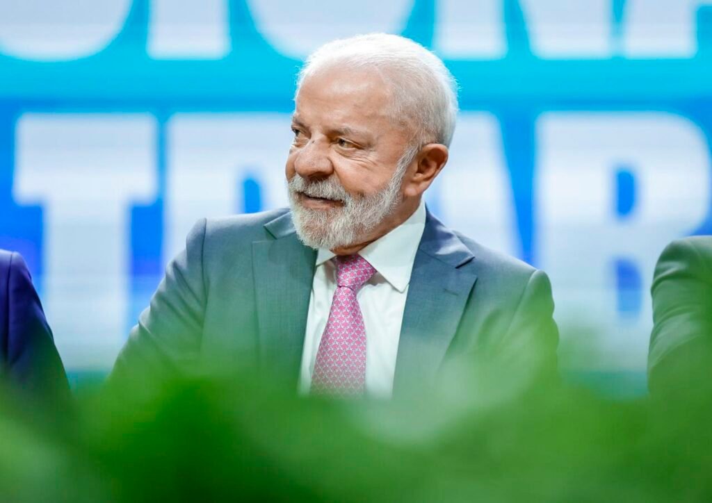 Por que Lula não quer impor subsídio "na marra" para baratear o diesel? Lula busca um acordo com governadores para evitar imposições autoritárias. Ele acredita que a cooperação é essencial para uma solução eficaz e duradoura no controle dos preços do diesel. Qual é a estratégia de Lula para reduzir o preço do diesel? Lula propõe uma subvenção aos importadores de diesel e a isenção de impostos federais, como PIS e Cofins, para conter a alta dos preços. Como a situação no Oriente Médio afeta o preço do diesel no Brasil? A tensão no Oriente Médio, como o bloqueio do Estreito de Ormuz pelo Irã, impacta o fornecimento global de diesel, elevando os preços, já que o Brasil importa 30% do diesel consumido. Qual foi a tentativa frustrada de acordo com os governadores? Lula tentou negociar a redução do ICMS, propondo que o governo federal e os estados dividissem o custo, mas os governadores não aceitaram a proposta. Como a subvenção será implementada? A subvenção será financiada pela retenção de parte do Fundo de Participação dos Estados (FPE), com pelo menos 20 estados já concordando com o apoio financeiro à importação de diesel. Qual é a expectativa do governo com a subvenção? O governo espera que a ampla adesão dos estados à subvenção aumente a eficácia no controle dos preços do diesel, beneficiando consumidores e transportadores. O que Lula disse sobre aumentos abusivos de preços? Lula afirmou que, apesar das fiscalizações, aumentos abusivos podem levar à prisão dos responsáveis, destacando a seriedade do governo em combater práticas injustas. Como as medidas de Lula diferem das de Bolsonaro? Lula enfatiza que suas ações não têm relação com as de Bolsonaro, que focou em cortes de tributos federais e mudanças no ICMS durante seu governo. Por que a isenção de impostos federais é importante? A isenção de PIS e Cofins reduz o custo do diesel em 32 centavos, aliviando o impacto dos preços elevados para consumidores e transportadores. Como a Polícia Federal está envolvida na fiscalização? A Polícia Federal, junto com órgãos de defesa do consumidor, monitora possíveis irregularidades nos preços do diesel, garantindo que os benefícios sejam repassados corretamente. Qual foi a reação dos governadores às medidas de Bolsonaro? Os governadores criticaram a falta de compensação integral pelas perdas de arrecadação causadas pelas medidas de Bolsonaro, que limitaram o ICMS sobre combustíveis. Como a corrida eleitoral influencia as decisões de Lula? Com a reeleição em vista, Lula busca medidas que equilibrem o controle de preços e o apoio popular, sem recorrer a ações autoritárias ou impopulares. O que Lula espera alcançar com o acordo com os governadores? Lula visa uma solução colaborativa que estabilize os preços do diesel, beneficie a economia e fortaleça a relação entre governo federal e estados. Como a subvenção pode impactar a economia brasileira? A subvenção pode reduzir custos de transporte, aliviar a inflação e melhorar a competitividade dos produtos brasileiros no mercado interno e externo. O que está em jogo para Lula com essa estratégia? Lula busca consolidar sua liderança, garantir estabilidade econômica e fortalecer sua posição política em um ano eleitoral crucial.
