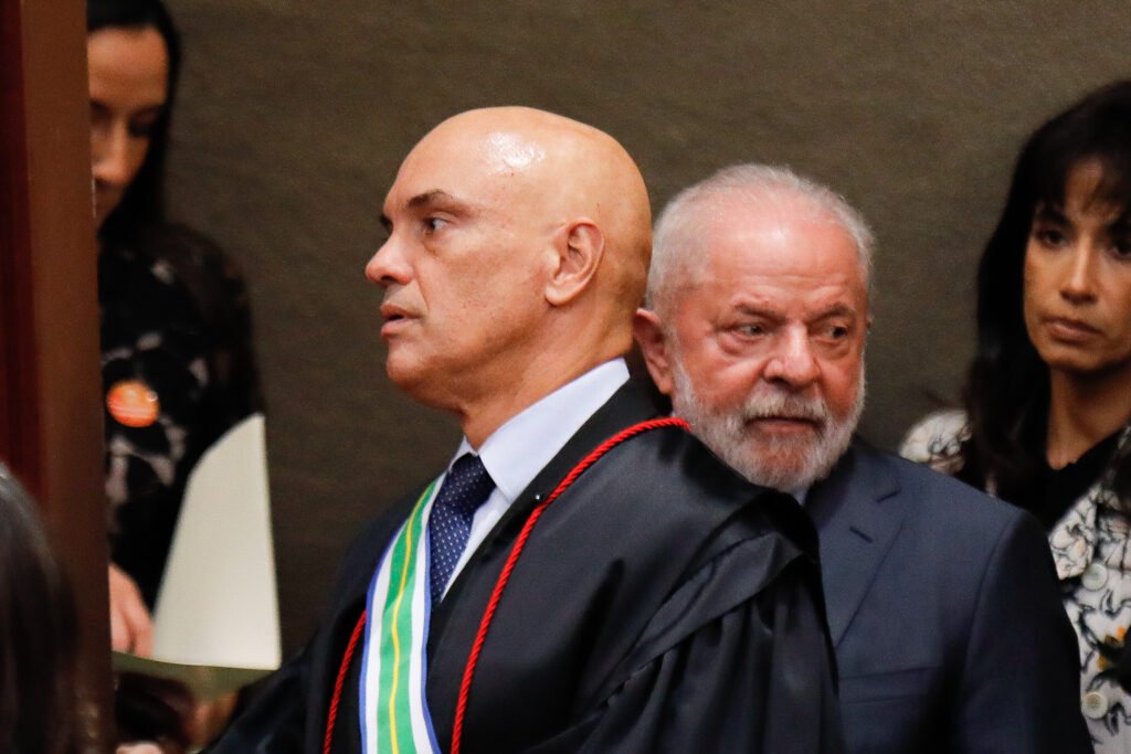 Uma conversa reservada entre **Lula** e **Alexandre de Moraes** ganhou peso político porque, segundo o presidente, o risco não era apenas jurídico, mas também de imagem. O que Lula disse ao ministro? Disse que ele não deveria permitir que o caso envolvendo **Daniel Vorcaro** comprometesse a biografia que construiu no país, especialmente após sua atuação nos julgamentos ligados ao **8 de Janeiro**. Por que essa fala chama atenção? Porque Lula afirmou ter tratado diretamente com Moraes sobre a necessidade de preservar a credibilidade diante de um episódio que, na avaliação do presidente, pode ser explorado politicamente. Em entrevista ao **ICL Notícias**, nesta **quarta-feira, 8 de abril de 2026**, o petista relatou o conselho dado ao ministro: se houvesse ligação da família com o processo, seria melhor declarar impedimento para votar. Mas que ligação é essa? Lula mencionou a atuação da advogada **Viviane Barci**, mulher de Moraes, contratada pelo **Banco Master** com honorários estimados em **R$ 3,6 milhões por mês** durante **36 meses**. Diante disso, o presidente disse ter sugerido uma saída direta: se ela estava advogando, isso deveria ser dito de forma clara; se havia relação da família com o caso, Moraes deveria se declarar impedido de participar. Por que Lula considerou isso necessário? Porque, segundo ele, Moraes consolidou uma imagem de firmeza ao enfrentar ataques à democracia no julgamento dos atos de **8 de Janeiro**, quando as sedes dos **Três Poderes** foram atacadas em Brasília. Justamente por isso, avaliou que seria preciso evitar qualquer desgaste num momento em que o tema pode ganhar destaque político e eleitoral. E esse desgaste já está no horizonte? Para Lula, sim. O presidente afirmou que a **extrema direita** vai usar o escândalo do **Banco Master** e o envolvimento com o **STF** como munição na campanha eleitoral. Segundo ele, isso já está explícito e será explorado com pedido de votos. Houve alguma irregularidade comprovada contra Moraes? Não. **Moraes** e o **Banco Central** negaram pressão ou atuação irregular no caso. Além disso, a **PGR** arquivou pedido de investigação sobre o ministro ao afirmar que não havia indício de ilicitude. Então por que o caso continua sensível? Porque há outros fatos em torno do banco que ampliam a repercussão. O presidente do **Banco Central**, **Gabriel Galípolo**, confirmou ter se reunido diversas vezes com Moraes em período coincidente com discussões sobre o futuro da instituição financeira. Ao mesmo tempo, o fundador do banco, **Daniel Vorcaro**, está preso desde março. O que Lula disse sobre Vorcaro? Disse que, antes de qualquer definição sobre o que chamou de “caso da Suprema Corte”, é preciso concluir as investigações. Afirmou que ainda há muito a ser descoberto, citando dinheiro dos estados no **BRB** e **R$ 12 bilhões** cuja origem, segundo ele, ninguém sabe de onde veio. E onde Lula localiza a origem das irregularidades? No governo anterior. Ao falar do **Banco Master**, o presidente questionou por que a imprensa não publica o nome do ex-presidente do **Banco Central**, **Roberto Campos Neto**. Para Lula, as irregularidades vêm da gestão passada, com referência ao governo **Bolsonaro**, a **Paulo Guedes** e seus ministros. Ele repetiu a frase que já havia usado sobre o caso: “Qual é a serpente que botou esse ovo? **Roberto Campos**.” Isso significa que Lula deixou de defender o STF? Não. Mesmo apontando a necessidade de apuração e cuidado com a imagem da Corte, o presidente afirmou que continua defendendo a **democracia** e a importância da **Suprema Corte**. Ao mesmo tempo, disse que, se algum integrante tiver cometido desvio, essa pessoa deve responder por isso. Há limite para investigar? Segundo Lula, não. Ele afirmou que a apuração deve ocorrer independentemente de quem esteja envolvido, com ou sem ligação com o governo. Citou **Flávio Dino**, **Ricardo Lewandowski** e **Wellington César Lima** como nomes alinhados a essa postura. E resumiu sua posição de forma direta: “Seja quem for, envolva gente do governo ou não, tem que apurar, porque a sociedade tem que saber quem é o sacana que está tentando ganhar dinheiro às custas do povo brasileiro.” E qual foi, afinal, o alerta feito por Lula a Moraes? Foi este, em suas próprias palavras: “Você construiu uma biografia histórica nesse país com o **8 de Janeiro**. Não permita que esse caso do **Vorcaro** jogue fora sua biografia. Se a tua mulher estava advogando, diga que estava advogando”.