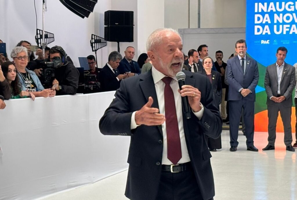 Uma frase dita em público reacendeu um debate que vai muito além de uma cerimônia oficial: por que **estudar** ainda aparece como a principal saída para que mulheres não precisem **depender de ninguém**? A resposta parece simples, mas não é. Quando essa ideia surge da boca de uma autoridade, ela não fala apenas sobre sala de aula, diploma ou carreira. Ela toca em algo mais profundo: **autonomia**, **liberdade de escolha** e a possibilidade de escapar de situações de **vulnerabilidade econômica**. Mas por que essa fala chamou tanta atenção agora? Porque ela foi direta. Sem rodeios, a declaração defendeu que mulheres precisam estudar, estudar e estudar para viver como quiserem. E isso levanta outra pergunta: o foco estava apenas na educação feminina ou havia uma mensagem maior por trás? Havia, sim, um recado mais amplo. A fala conectou o acesso à **educação** com a capacidade de construir independência financeira. Em outras palavras, o estudo foi apresentado como ferramenta para reduzir a necessidade de depender economicamente de outra pessoa. Mas há um ponto que quase passa despercebido: por que essa defesa veio acompanhada de um discurso sobre desenvolvimento do país? É aí que muita gente se surpreende. A mesma fala também sustentou que não existe país desenvolvido no mundo sem **investimento em educação**. Ou seja, o argumento não ficou restrito ao plano individual. Ele foi ampliado para o plano coletivo: quando se investe em ensino, não se fortalece apenas uma trajetória pessoal, mas também a base de crescimento de um país. Só que isso abre uma nova dúvida: em que contexto essa declaração foi feita? A resposta ajuda a entender o peso do momento. A fala aconteceu durante a **inauguração** de uma nova unidade universitária. E isso muda bastante coisa, porque o discurso não foi feito em abstrato. Ele veio acompanhado da entrega de uma estrutura concreta voltada ao ensino superior. O que acontece depois dessa informação muda a leitura de tudo: não se tratava apenas de defender uma ideia, mas de associá-la a um investimento real. Mas que investimento foi esse? A nova unidade inaugurada amplia a infraestrutura acadêmica da **UFABC**. O projeto recebeu **R$ 155,7 milhões** em recursos da própria universidade, do governo federal e de emendas legislativas. Além disso, a área construída ultrapassa **21 mil metros quadrados**. E por que esses números importam tanto? Porque eles dão dimensão prática ao discurso. Falar em educação como caminho para autonomia pode soar genérico, até que aparecem os dados de expansão física, orçamento e capacidade de atendimento. E aqui surge outra questão natural: essa entrega representa apenas uma obra ou também uma ampliação concreta de oportunidades? Representa as duas coisas. A entrega dos blocos permitirá a criação de **402 vagas** em **4 cursos**. Isso significa mais espaço, mais estrutura e mais acesso ao ensino superior. Mas há um detalhe que quase ninguém percebe de imediato: quando uma fala sobre independência feminina acontece justamente na abertura de uma nova unidade universitária, o símbolo se torna tão importante quanto a obra. E onde tudo isso aconteceu? Foi em **Santo André**, em São Paulo, durante a inauguração da unidade **Tamanduatehy** do campus da **Universidade Federal do ABC**. E quem fez a declaração foi o presidente **Luiz Inácio Lula da Silva**, nesta sexta-feira, **10 de abril de 2026**. Só que, quando o nome, o local e a ocasião finalmente entram em cena, a frase ganha outro peso: ela deixa de ser apenas uma opinião e passa a integrar um discurso oficial sobre **educação**, **autonomia** e **desenvolvimento**. Então qual é o ponto principal de tudo isso? Lula afirmou que mulheres devem estudar para viver como quiserem e não depender de ninguém, defendendo a educação como instrumento de **independência financeira** e como base para um país mais desenvolvido. A inauguração da nova unidade da UFABC reforçou essa mensagem com investimento, estrutura e novas vagas. Mas a questão que fica no ar talvez seja a mais importante de todas: quando a educação é apresentada ao mesmo tempo como proteção individual e estratégia nacional, o debate realmente termina aí — ou está apenas começando?