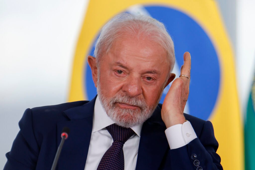 Ele pensou em dar um passo que mudaria completamente o peso diplomático do Brasil no mundo, mas recuou antes de transformar a ideia em decisão. Que passo foi esse? A possibilidade de romper relações diplomáticas com Israel. A frase não veio em tom de hipótese distante, nem como mera provocação. Ela foi apresentada como algo realmente considerado, ainda que não levado adiante. E isso já levanta a pergunta inevitável: por que uma medida tão extrema entrou no radar? A resposta está no conflito na Faixa de Gaza e na forma como o presidente brasileiro enxerga a atuação do governo israelense. Segundo ele, esse cenário levou à avaliação de uma ruptura. Mas se a hipótese foi cogitada de verdade, o que impediu que ela saísse do campo da intenção? Foi justamente aí que apareceu a palavra que muda todo o sentido da declaração: cautela. Em vez de transformar indignação em ato imediato, ele disse que era preciso cuidado para não tomar uma decisão precipitada. Parece simples, mas há um detalhe que quase ninguém percebe: quando um presidente admite que pensou em romper, mas escolheu não romper, ele está enviando dois recados ao mesmo tempo. Quais recados são esses? O primeiro é de forte reprovação política. O segundo é de contenção diplomática. Ou seja, a crítica permanece, mas a ruptura total ainda encontra limites. E é nesse ponto que muita gente se surpreende, porque a fala não foi apenas sobre Israel como Estado, mas sobre quem conduz o governo israelense neste momento. Quem entrou diretamente no centro da crítica? Benjamin Netanyahu. O presidente brasileiro voltou a atacar o primeiro-ministro de Israel e afirmou que sua atuação dificulta avanços em acordos de paz. Mais do que isso, disse estar convencido de que Netanyahu é uma figura “fora da linha” e afirmou que ele “não tem nada de humanismo dentro da cabeça”. Mas se o tom foi tão duro, por que a posição não avançou para uma quebra formal? Porque, segundo o próprio presidente, existe uma distinção que ele faz questão de manter. E essa separação muda tudo. A crítica, de acordo com sua fala, é dirigida ao governo israelense, não à população de Israel. Isso ajuda a entender por que a decisão foi tratada com freio, mesmo depois de declarações tão contundentes. Mas essa diferença entre governo e povo é suficiente para segurar uma medida diplomática tão séria? Na visão apresentada, não é só isso. Existe também um contexto histórico que pesa. O Brasil mantém relações históricas com Israel, e esse vínculo não pode ser ignorado em uma decisão dessa magnitude. O que acontece depois dessa lembrança é o que realmente reorganiza a discussão: o presidente cita também a presença da comunidade judaica no Brasil como parte do cenário que precisa ser considerado. Por que isso importa tanto? Porque política externa, nesse caso, não aparece como gesto isolado ou resposta emocional. Ela é tratada como algo que precisa levar em conta história, relações construídas ao longo do tempo e impactos mais amplos. E aqui surge outra dúvida que prende a atenção até o fim: se houve crítica dura, avaliação de rompimento e recuo estratégico, qual é então a mensagem final? A mensagem é que o presidente quis mostrar que a hipótese extrema existiu, mas que a decisão escolhida foi outra. Em vez do rompimento, ele defendeu soluções baseadas no diálogo e no respeito ao direito internacional. Isso significa moderação? Em parte. Significa também que a tensão continua? Sem dúvida. E talvez esse seja o ponto mais importante de todos. Ao dizer que pensou em romper com Israel, mas preferiu cautela, Lula expôs o tamanho da pressão política e moral que o conflito em Gaza produz sobre a diplomacia brasileira. Ao mesmo tempo, deixou claro que, para ele, uma decisão dessa natureza não pode ignorar nem a história das relações entre os países, nem a diferença entre um governo e sua população. No fim, o que fica não é apenas a frase de impacto. Fica a revelação de que o rompimento esteve na mesa, foi considerado de verdade e só não avançou porque, na avaliação do presidente, o peso de uma decisão precipitada poderia ser ainda maior. E isso não encerra a questão. Na prática, apenas mostra até onde essa crise já foi capaz de chegar.