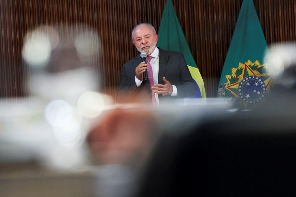 Por que o preço do diesel preocupa tanto o presidente Lula? O aumento do diesel tem efeito inflacionário nos alimentos, impactando o custo de vida e a popularidade de Lula, que busca reeleição. Como a guerra no Irã influencia o preço do diesel no Brasil? Os ataques dos EUA e Israel ao Irã elevaram o preço do petróleo, afetando o diesel, que já subiu 15% no Brasil. Quais medidas o governo brasileiro está adotando para conter a alta do diesel? O governo utiliza medidas tributárias e fiscalização, envolvendo a Polícia Federal e o Ministério Público, para estabilizar os preços. Por que Lula critica a guerra no Irã? Lula afirma que a guerra, promovida por Trump, não deve prejudicar os brasileiros, pois não é uma guerra do povo brasileiro. Qual é a relação entre o preço do diesel e os alimentos? O aumento do diesel encarece o transporte, elevando o preço de produtos como alface, feijão e arroz. Como a alta do diesel afeta a popularidade de Lula? O aumento do custo de vida devido ao diesel pode impactar negativamente a popularidade de Lula em ano de reeleição. O que Lula disse sobre o Conselho de Segurança da ONU? Lula criticou os membros permanentes do Conselho, pedindo que promovam a paz em vez de guerras. Por que Lula mencionou o Conselho de Segurança da ONU? Ele destacou que os países deveriam manter a paz, mas estão envolvidos em conflitos, como a guerra no Irã. Como a guerra no Irã está relacionada ao Conselho de Segurança da ONU? Os membros permanentes, como EUA e Reino Unido, têm influência em conflitos, contrariando o propósito de paz da ONU. Qual é a importância do diesel para a economia brasileira? O diesel é crucial para o transporte de mercadorias, e seu aumento impacta diretamente a inflação e o custo de vida. O que Lula espera dos líderes mundiais em relação à guerra? Lula deseja que os líderes promovam a paz e cessem as hostilidades, evitando impactos negativos globais. Como a alta do diesel pode influenciar a eleição de Lula? Se o custo de vida continuar subindo, pode prejudicar a imagem de Lula e sua campanha de reeleição. Quais são os desafios do governo para estabilizar o preço do diesel? O governo enfrenta a volatilidade do mercado internacional e a necessidade de medidas eficazes para conter a inflação. O que Lula afirmou sobre a responsabilidade da guerra? Ele destacou que a guerra é de Trump e que o povo brasileiro não deve ser vítima das consequências. Como a importação de diesel afeta o Brasil? O Brasil importa 25% do diesel, tornando-se vulnerável a flutuações internacionais de preços. Por que Lula está tão focado no preço do diesel? O diesel é essencial para a economia e sua alta pode desestabilizar o governo e afetar a reeleição de Lula. Qual é a mensagem de Lula para os líderes do Conselho de Segurança? Lula pede que os líderes tenham juízo e trabalhem pela paz, em vez de fomentar guerras. Como a guerra no Irã pode impactar a economia global? Conflitos no Oriente Médio podem elevar os preços do petróleo, afetando economias dependentes de importação de combustíveis. O que Lula espera alcançar com suas críticas à guerra? Ele busca pressionar líderes globais a buscar soluções pacíficas, minimizando impactos econômicos no Brasil.