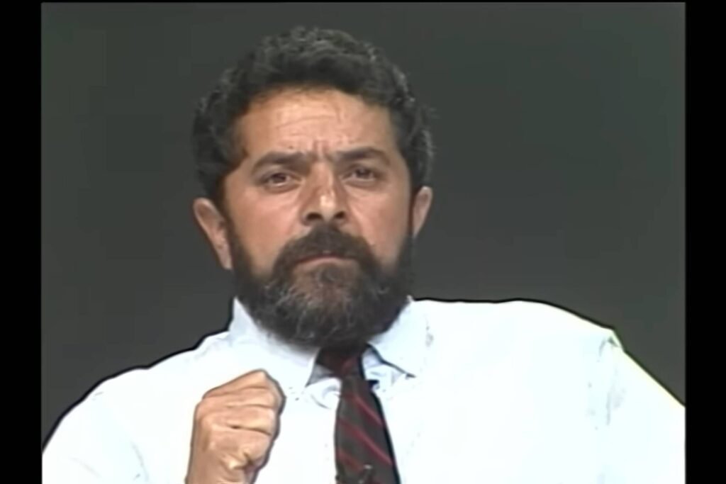 Qual foi o contexto do primeiro confronto entre Lula e Caiado em 1989? Em 1989, Lula e Caiado se enfrentaram na eleição presidencial. Lula tinha 44 anos e Caiado, 40. Caiado era pouco conhecido fora de Goiás e terminou em 10º lugar, com 0,72% dos votos. A eleição foi vencida por Fernando Collor. Como foi a interação entre Lula e Caiado no debate de 1989? Durante um debate na TV Band, Lula fez uma piada com Caiado, dizendo que faria uma pergunta a ele "quando você crescer" e "quando ele chegar a 1,5%". Caiado havia interrompido Lula, pedindo para ser questionado. Qual foi o desempenho de Caiado na eleição de 1989? Caiado teve um desempenho fraco, terminando em 10º lugar com apenas 0,72% dos votos. Ele era visto como "o candidato do interior" e tinha pouca visibilidade fora de Goiás. Como Caiado se posiciona na política atualmente? Caiado é governador de Goiás e anunciou sua pré-candidatura à Presidência pelo PSD. Ele se distanciou de Bolsonaro durante a pandemia, mas agora busca seu apoio, prometendo anistia ao ex-presidente. Qual é a estratégia de Caiado para a eleição presidencial atual? Caiado busca se destacar em meio à polarização política, criticando o "ímpeto dos jovens" e defendendo que "não se governa por queda de braço". Ele tenta se posicionar como uma alternativa ao radicalismo. Como Caiado foi escolhido como candidato do PSD? Caiado foi escolhido como candidato do PSD após a desistência de Ratinho Junior e a crítica de Eduardo Leite, que afirmou que a escolha mantém a polarização radicalizada no país. Qual é a relação de Caiado com o PSD e sua trajetória política? Caiado migrou para o PSD após deixar o União Brasil. Ele tem uma longa trajetória no Congresso, com cinco mandatos como deputado federal e um como senador, e foi reeleito governador de Goiás em 2022. Qual é a promessa de Caiado caso seja eleito presidente? Caiado prometeu que seu primeiro ato como presidente seria conceder anistia a Jair Bolsonaro, que está preso em regime domiciliar após condenação por tentativa de golpe de Estado. Como a candidatura de Caiado pode impactar a polarização política no Brasil? A candidatura de Caiado pode intensificar a polarização política, já que ele se posiciona como uma alternativa em meio ao radicalismo, mas enfrenta críticas por potencialmente manter o ambiente polarizado. Quais são os desafios de Caiado na corrida presidencial? Caiado enfrenta o desafio de se destacar em um cenário polarizado, com Lula e Flávio Bolsonaro como principais adversários. Ele busca aumentar sua visibilidade e apoio fora de Goiás. Como Caiado planeja conquistar eleitores fora de Goiás? Caiado aposta em sua experiência política e no discurso de moderação para conquistar eleitores fora de Goiás, tentando se diferenciar dos candidatos mais polarizados. Qual é a importância do apoio de Bolsonaro para Caiado? O apoio de Bolsonaro pode ser crucial para Caiado, pois pode atrair eleitores bolsonaristas. A promessa de anistia a Bolsonaro é uma estratégia para se reaproximar desse eleitorado. Como a eleição de 1989 ainda influencia a política brasileira? A eleição de 1989 marcou o início da polarização entre PT e outros partidos. A disputa entre Lula e Caiado reflete essa divisão, que ainda persiste na política brasileira atual. Qual é o papel do PSD na candidatura de Caiado? O PSD, liderado por Gilberto Kassab, apoia a candidatura de Caiado, buscando se posicionar como uma alternativa viável em meio à polarização política no Brasil. Como a experiência de Caiado no Congresso pode influenciar sua campanha? A experiência de Caiado no Congresso pode ser um trunfo em sua campanha, pois ele pode usar seu conhecimento legislativo para propor soluções políticas e econômicas durante a corrida presidencial.