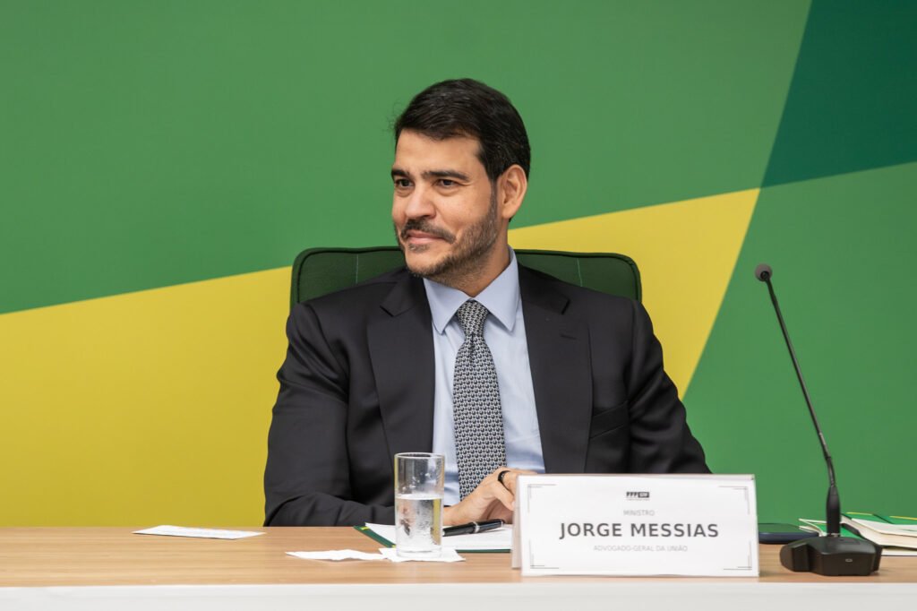 Por que Lula demorou mais de quatro meses para enviar a indicação de Messias ao STF? A demora ocorreu devido a tensões políticas e estratégicas. Lula aguardou o momento certo para garantir apoio e evitar conflitos internos e externos. Quais são as consequências da indicação de Jorge Messias ao STF? Se aprovado, Messias assumirá casos importantes, como os relacionados ao aborto, e influenciará decisões futuras da Corte. Como a oposição reagiu à indicação de Messias? A oposição resgatou um parecer de Messias contra uma resolução do CFM, classificando-o como "mais petista do que evangélico", gerando críticas. Qual é o papel de Davi Alcolumbre na indicação de Messias? Alcolumbre, presidente do Senado, é responsável por dar andamento à mensagem de indicação e pautar a sabatina de Messias. Por que a indicação de Messias gerou mal-estar entre movimentos identitários? Movimentos identitários criticaram Lula por não cumprir a promessa de indicar uma mulher negra ao STF, especialmente no Dia da Consciência Negra. Qual foi a reação de Alcolumbre ao anúncio de Messias? Alcolumbre mencionou apenas o recebimento do anúncio e que a mesa diretora cumpriria seu dever de pautar a sabatina, sem demonstrar entusiasmo. Por que a sabatina foi marcada para 15 dias após o anúncio? O prazo curto foi visto como uma estratégia para limitar o tempo de Messias buscar apoio dos senadores, dificultando sua aprovação. Como Messias reagiu à situação política em torno de sua indicação? Messias colocou seu nome à disposição publicamente nas redes sociais, buscando apoio e transparência em meio às tensões. Qual é a importância da sabatina para a aprovação de Messias? A sabatina é crucial, pois é o momento em que Messias deve convencer os senadores de sua capacidade e visão para o STF. Por que Lula escolheu Jorge Messias para o STF? Lula optou por Messias devido à sua experiência e potencial para permanecer na Corte até 2055, garantindo continuidade de sua visão. Como a indicação de Messias se compara a outras feitas por Lula? Lula já indicou Cristiano Zanin e Flávio Dino. Messias é mais uma escolha estratégica para fortalecer a presença do PT no STF. Qual é o impacto da indicação de Messias na composição do STF? Se aprovado, Messias reforçará a influência do PT na Corte, que já conta com 15 ministros indicados pelo partido. Como a aposentadoria de Luís Roberto Barroso influenciou a indicação de Messias? A vaga deixada por Barroso abriu espaço para Messias, que herdará casos importantes e influenciará a direção do STF. O que Messias pretende fazer para garantir sua aprovação no Senado? Messias planeja dialogar com os senadores, buscando apoio e apresentando suas ideias e qualificações durante a sabatina. Qual é a expectativa para a decisão final sobre a indicação de Messias? A expectativa é que a decisão seja influenciada por negociações políticas e pela capacidade de Messias em conquistar apoio no Senado.