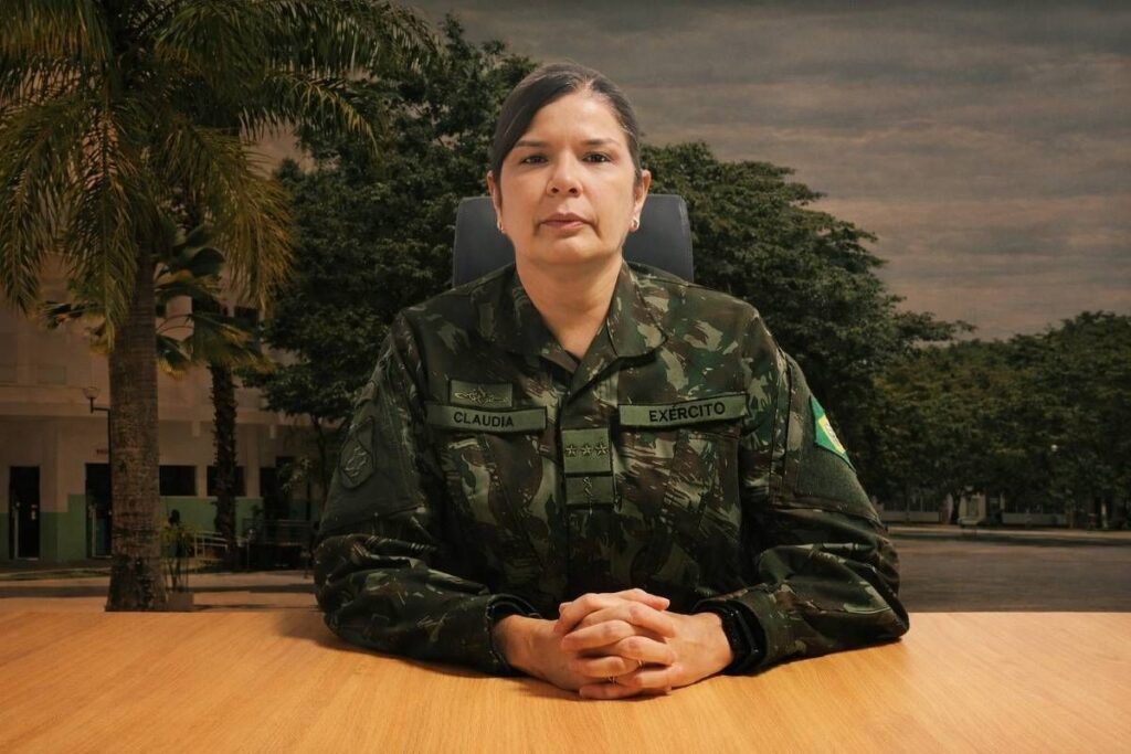 Quem é a primeira mulher a ser promovida a general no Exército brasileiro? Claudia Lima Gusmão Cacho é a primeira mulher a alcançar a patente de general de brigada no Exército do Brasil. Qual a importância da promoção de Claudia Gusmão? A promoção representa um marco histórico na inclusão feminina nas Forças Armadas, quebrando barreiras de gênero. Quando e como foi oficializada a promoção de Claudia Gusmão? A promoção foi oficializada em 31 de outubro, com a assinatura do presidente Lula e publicada no Diário Oficial da União. Qual foi o papel do ministro da Defesa na promoção? José Múcio, ministro da Defesa, reivindicou a promoção, destacando a importância da inclusão feminina no Exército. Como Claudia Gusmão foi escolhida para o cargo de general? Ela foi indicada após votação secreta do Alto Comando do Exército, composta por generais de quatro estrelas. Qual é a formação e carreira de Claudia Gusmão no Exército? Médica pediatra, ingressou no Exército em 1996 e concluiu o Curso de Formação de Oficiais Médicos em 1998. Quais são os símbolos de autoridade que Claudia Gusmão receberá? Ela receberá a espada de general e o bastão de comando, símbolos exclusivos dos oficiais-generais da ativa. Qual é a representatividade feminina no Exército brasileiro? Em 2023, as mulheres representavam cerca de 6% do contingente do Exército, com 13 mil integrantes. Como a inclusão feminina no Exército evoluiu ao longo dos anos? Em 2012, foi autorizado o ingresso de mulheres nas turmas oficiais da linha militar bélica, permitindo promoções. Qual é a participação feminina nas outras Forças Armadas do Brasil? Na Marinha, as mulheres representam 11% e na Aeronáutica, 22% do contingente total. Qual é a origem e vida pessoal de Claudia Gusmão? Natural do Recife, tem 57 anos, é casada com o general Jorge Augusto Ribeiro Cacho e mãe de duas filhas. Qual foi o impacto da promoção de Claudia Gusmão na sociedade? A promoção é vista como um avanço na igualdade de gênero e inspira futuras gerações de mulheres militares. Como a promoção de Claudia Gusmão pode influenciar futuras políticas no Exército? Pode abrir caminho para mais mulheres em cargos de liderança, promovendo maior diversidade nas Forças Armadas. Qual é a visão do Exército sobre a inclusão feminina após essa promoção? A promoção reflete um compromisso crescente com a diversidade e a igualdade de oportunidades dentro da instituição. Quais são os desafios enfrentados por mulheres no Exército? Elas enfrentam desafios culturais e estruturais, mas a promoção de Claudia Gusmão sinaliza progresso. Como a sociedade civil vê a promoção de Claudia Gusmão? A sociedade civil vê como um passo positivo para a igualdade de gênero e o reconhecimento do mérito feminino. Qual é o próximo passo para Claudia Gusmão após sua promoção? Ela assumirá novas responsabilidades e desafios como general de brigada, liderando com autoridade e experiência. Como a promoção de Claudia Gusmão pode inspirar outras mulheres? Serve como exemplo de superação e motivação para mulheres em busca de carreiras militares e de liderança. O que a promoção de Claudia Gusmão simboliza para o futuro das Forças Armadas? Simboliza um futuro mais inclusivo e igualitário, onde o mérito e a competência são reconhecidos independentemente do gênero. Como a promoção de Claudia Gusmão reflete as mudanças sociais no Brasil? Reflete um avanço nas questões de gênero e a crescente valorização da diversidade em instituições tradicionais.