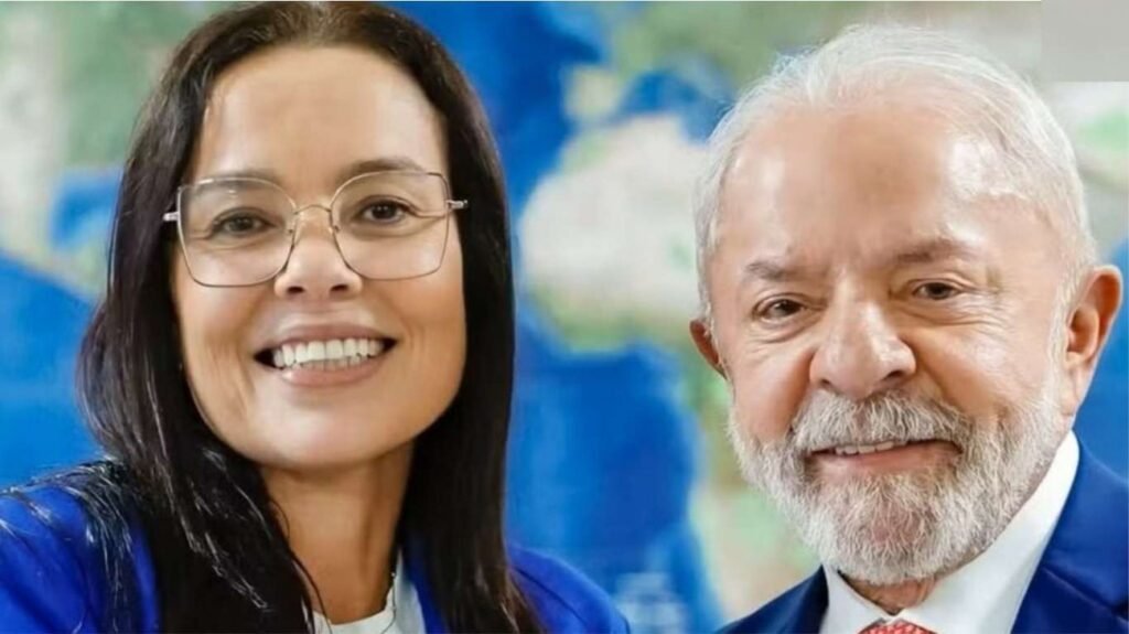 Quando parecia que a decisão já estava tomada em Brasília, o **PT do Rio Grande do Sul** mostrou que a disputa estava longe de acabar. Mas o que provocou esse novo choque dentro do partido? A resistência das lideranças gaúchas à aliança com o **PDT**, construída em torno do nome de **Juliana Brizola** para o governo do estado. Mesmo após um pedido de **Lula** e de uma determinação do **diretório nacional do PT**, o impasse não foi encerrado. Quem está puxando essa reação no estado? O movimento é liderado por nomes históricos do **PT-RS**, entre eles os ex-governadores e ex-ministros **Olívio Dutra** e **Tarso Genro**. Eles defendem que o partido mantenha uma candidatura própria, em vez de ceder a cabeça de chapa ao aliado pedetista. E qual é o nome defendido por esse grupo? O escolhido é **Edegar Pretto**, ex-presidente da **Conab**, cuja pré-candidatura recebeu apoio unânime do diretório gaúcho. Esse apoio local se tornou o centro da disputa, porque confronta diretamente a orientação vinda da cúpula nacional. Se a direção nacional já se posicionou, por que a crise continua? Porque a decisão de cima não foi suficiente para pacificar a base estadual. O **diretório nacional** enviou uma carta aos petistas gaúchos reforçando o compromisso com **Juliana Brizola**, numa tentativa de consolidar a aliança com o **PDT**. Ainda assim, a reação no estado foi imediata. Como Edegar Pretto respondeu a essa pressão? Em vez de recuar, ele resolveu intensificar o movimento. Em nota, convocou o **diretório estadual** para uma nova reunião. O gesto foi interpretado nos bastidores como um recado direto: o **PT gaúcho** não quer entregar ao **PDT** o comando da chapa para o governo. Por que esse gesto ganhou tanto peso político? Porque, ao sustentar essa posição, **Pretto** transforma a divergência regional em uma queda de braço aberta com **Lula** e com a linha defendida pela direção nacional. O que poderia ser tratado como ajuste interno passou a ter dimensão de confronto político. Então a disputa é apenas sobre um nome? Não. O embate envolve também o controle da articulação eleitoral no estado. De um lado, **Brasília** tenta enquadrar o partido local e fazer valer a estratégia nacional. Do outro, o **PT do Rio Grande do Sul** sinaliza que não pretende aceitar essa condução sem resistência. E onde entra Juliana Brizola nessa história? Ela é o nome em torno do qual foi desenhada a aliança com o **PDT**. A insistência da direção nacional em seu nome mostra que a composição foi assumida como compromisso político. Justamente por isso, a recusa dos petistas gaúchos ganhou ainda mais relevância. Afinal, o conflito foi resolvido? Não. A disputa segue sem desfecho. O cenário continua marcado por tensão entre a orientação nacional e a posição do diretório estadual. O que era para ser uma construção de unidade se converteu em disputa por comando, sem sinal claro de encerramento imediato. E o que fica claro até aqui? Que a resistência no **PT-RS** permanece ativa, mesmo diante da pressão de **Lula** e da direção nacional. Os petistas históricos seguem defendendo **Edegar Pretto**, enquanto a cúpula insiste na aliança com o **PDT** em torno de **Juliana Brizola**. Quem são, então, os nomes que concentram toda essa disputa? De um lado, **Juliana Brizola**, ex-deputada estadual e nome apoiado por **Lula** e pelo **diretório nacional do PT** para encabeçar a aliança com o **PDT**. Do outro, **Edegar Pretto**, ex-presidente da **Conab**, sustentado por **Olívio Dutra**, **Tarso Genro** e pelo **diretório gaúcho**, que aprovou por unanimidade sua pré-candidatura ao governo do **Rio Grande do Sul**.