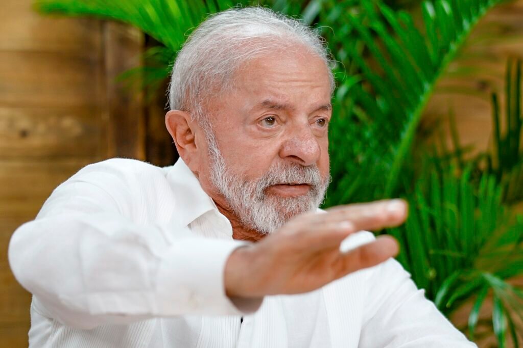 Uma restrição pode mudar o acesso de milhares de brasileiros a um novo alívio financeiro do governo — e ela passa diretamente pelas **bets**. Por que esse tema ganhou força agora? Porque o presidente **Luiz Inácio Lula da Silva** pediu à equipe econômica alguma medida para **limitar o uso de plataformas de apostas**. A partir desse pedido, o **Ministério da Fazenda** passou a discutir uma resposta prática. E qual foi a saída encontrada até aqui? Propor que brasileiros que quiserem aderir ao novo programa de **refinanciamento de dívidas** do governo sejam **proibidos de apostar em bets**. Mas essa proposta já está definida? Ainda não como medida anunciada oficialmente em todos os detalhes, mas ela foi colocada em análise pela equipe econômica como parte do desenho do programa. A intenção é atrelar o acesso ao refinanciamento a uma trava sobre o uso dessas plataformas. E por que justamente as bets entraram nessa discussão? Porque Lula é crítico das **apostas eletrônicas** e costuma apontar problemas ligados à forma como esse mercado se expandiu no país. Que problemas são esses? Lula lembra que a autorização para a criação das empresas de bets ocorreu no governo **Michel Temer**, entre 2016 e 2018. Depois disso, segundo essa avaliação, o setor passou os quatro anos do governo **Jair Bolsonaro** sem regulamentação. O que isso significou na prática? Que empresas atuaram no Brasil sem seguir regras específicas, cenário que, de acordo com a crítica feita pelo presidente, serviu inclusive para **lavagem de dinheiro**. Se a crítica é tão forte, por que o governo não decidiu simplesmente acabar com as bets? Essa possibilidade já foi analisada em uma reunião com Lula. Então por que ela não avançou? Porque a avaliação dentro do governo foi a de que, depois da **regulamentação**, seria **juridicamente e economicamente muito difícil** proibir o funcionamento dessas empresas. Diante disso, qual foi o caminho adotado? Em vez de extinguir o setor, o governo Lula decidiu **regulamentar as bets** para permitir o funcionamento apenas das empresas que pagassem **outorga ao governo**, seguissem as regras estabelecidas e recolhessem **impostos** aos cofres públicos. E onde entra o novo programa de dívidas nessa história? Ele aparece como uma frente paralela, mas conectada à preocupação do governo com o endividamento das famílias e com o uso do dinheiro. O que está sendo estudado? A criação de um programa para **unificar dívidas** de **cartão de crédito**, **cheque especial** e **crédito pessoal** em uma só. Para quê? Para que esse total seja refinanciado em condições mais favoráveis. Quais seriam essas condições? A proposta em análise prevê **descontos de 30% a 80% nos juros**. Esse abatimento pode ser ainda maior? Sim. Há a possibilidade de os bancos chegarem a oferecer desconto de até **90%**. E isso viria sozinho? Não. Dentro do mesmo programa, o governo também analisa autorizar o uso de recursos do **FGTS** para o pagamento de dívidas. Então o FGTS poderá ser usado livremente? Não é isso que está sendo discutido. O uso desses recursos está em estudo, mas com **limites**. Por quê? Para evitar uma **sangria dos recursos**, nas palavras da própria discussão apresentada. Ou seja, a ideia não é liberar sem trava, mas permitir um uso controlado dentro do programa. Quem confirmou que essas medidas estão em análise? O próprio ministro da Fazenda, **Dario Durigan**, admitiu as duas frentes: a possibilidade de restringir o acesso de apostadores ao refinanciamento e o estudo sobre o uso do FGTS para quitar dívidas com limites. E o que fica claro, afinal? Que o pedido de Lula para conter o avanço das **bets** levou a equipe econômica a estudar uma regra específica: quem quiser entrar no novo programa de **refinanciamento de dívidas** que o governo prepara poderá ser impedido de apostar. Ao mesmo tempo, o plano em análise prevê reunir débitos de **cartão de crédito**, **cheque especial** e **crédito pessoal** em uma única renegociação, com descontos entre **30% e 80% nos juros**, podendo os bancos chegar a **90%**, além da possibilidade de uso do **FGTS** com limites para pagamento dessas dívidas.