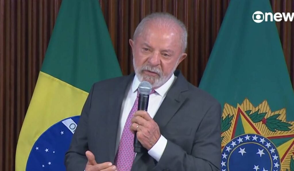 Por que Lula está preparando um pacote bilionário para as eleições? O presidente Lula busca apoio popular nas eleições com um pacote de medidas econômicas, visando aliviar o bolso dos brasileiros e melhorar sua imagem política. Quais são as principais medidas do pacote econômico de Lula? O pacote inclui programas sociais como Bolsa Família e Minha Casa Minha Vida, além da isenção do Imposto de Renda para quem ganha até 5 mil reais mensais. Como o pacote econômico pode impactar a população brasileira? As medidas visam reduzir o endividamento e melhorar o custo de vida, oferecendo alívio financeiro e acesso a crédito com condições mais favoráveis. Qual é o valor total destinado ao pacote de medidas? O governo planeja destinar mais de R$ 400 bilhões em programas sociais e outras iniciativas para apoiar a população. O que é a 'taxa das blusinhas' e por que pode ser eliminada? A 'taxa das blusinhas' refere-se aos impostos sobre importados de plataformas chinesas. Sua eliminação busca reduzir custos para os consumidores e conter a inflação. Como a isenção do Imposto de Renda pode beneficiar os brasileiros? A isenção para quem ganha até 5 mil reais mensais aumentaria a renda disponível, aliviando o orçamento familiar e estimulando o consumo. Qual é a situação econômica atual do Brasil? Apesar do PIB em alta e do desemprego em baixa, muitos brasileiros enfrentam endividamento e dificuldades no custo de vida. Como o pacote econômico pode influenciar as eleições? Ao melhorar a situação financeira dos eleitores, Lula espera converter essas medidas em apoio eleitoral, especialmente em um cenário de rejeição superior ao adversário. Quais são os desafios enfrentados por Lula nas eleições? Lula enfrenta uma eleição acirrada contra Flávio Bolsonaro, com a necessidade de reverter sua rejeição e conquistar mais eleitores. Como o pacote econômico se compara a medidas de governos anteriores? Assim como Dilma e Bolsonaro, Lula busca segurar reajustes e oferecer benefícios econômicos em ano eleitoral para ganhar apoio popular. O que é o fundo garantidor mencionado no pacote? O fundo garantidor permitiria que consumidores endividados acessem linhas de crédito com prazos maiores e juros menores, facilitando a quitação de dívidas. Como a alta dos combustíveis afeta a estratégia de Lula? A alta dos combustíveis pressiona o governo a buscar soluções econômicas que minimizem o impacto no custo de vida e mantenham o apoio popular. Quais são as críticas enfrentadas pelo governo Lula em relação ao pacote? Críticos podem argumentar que as medidas são eleitoreiras, visando apenas garantir votos, sem resolver problemas estruturais da economia. Como a população está reagindo às propostas do governo? A reação pode variar, mas muitos brasileiros podem ver as medidas como um alívio necessário, enquanto outros podem questionar suas intenções políticas. Qual é a importância do apoio popular para Lula nas eleições? O apoio popular é crucial para garantir a reeleição, especialmente em um cenário competitivo e com desafios econômicos significativos. Como o pacote econômico pode afetar a imagem de Lula a longo prazo? Se bem-sucedido, o pacote pode melhorar a imagem de Lula como líder que se preocupa com o bem-estar dos brasileiros, mas pode enfrentar críticas se visto como oportunista.