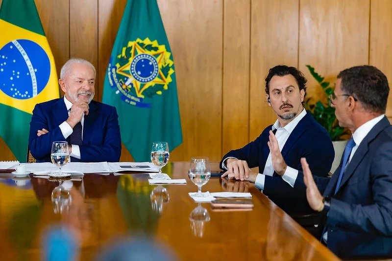 Basta uma frase para acender a dúvida: e se **Donald Trump** decidir não reconhecer o resultado das eleições brasileiras de **2026**? A pergunta foi feita diretamente ao presidente **Luiz Inácio Lula da Silva**, e a resposta não veio em tom de hesitação. Mas antes de chegar ao ponto mais duro da declaração, o que exatamente Lula disse sobre essa possibilidade? Ele afirmou que, pelo histórico de Trump, **“nada com ele é impossível”**. Essa observação abriu espaço para a hipótese levantada pelos jornalistas, mas não mudou a posição central do presidente. Lula declarou que **nenhum país do mundo** tem o direito de levantar suspeitas sobre o **processo eleitoral brasileiro**. E por que ele sustentou isso com tanta ênfase? Porque, segundo Lula, o Brasil tem uma **Justiça Eleitoral** confiável e **urnas eletrônicas** sérias. Na fala dada nesta quarta-feira, dia **8**, ao site **ICL Notícias**, o presidente reforçou que qualquer tentativa de contestação vinda do exterior seria tratada como algo **falso** e **injustificado**. Mas ele ficou apenas na defesa institucional ou foi além? Foi além ao recorrer à própria trajetória eleitoral. Lula citou seu histórico em disputas presidenciais para argumentar que o sistema brasileiro demonstra legitimidade pelos próprios resultados que produziu ao longo do tempo. E como ele apresentou esse raciocínio? Lula disse que, desde que há eleição para presidente da República, ele ficou em **primeiro** ou em **segundo lugar** quando foi candidato. Acrescentou que, quando não disputou, **Dilma Rousseff** venceu duas vezes, e **Fernando Haddad** também ficou em segundo em outra ocasião. A partir disso, fez uma afirmação direta: se fosse possível **roubar com a urna eletrônica**, ele não seria presidente da República. O que essa lembrança buscou reforçar? Buscou reforçar a ideia de que o funcionamento do sistema eleitoral brasileiro não pode ser colocado sob suspeita por conveniência política ou por contestação externa. Lula usou a própria experiência para sustentar que os resultados eleitorais no país não apontam para fraude, mas para um processo reconhecido por sua regularidade. E essa defesa se limitou a Trump? Não. Lula ampliou a resposta e afirmou que **ninguém**, “nem **Trump**, nem **Macron**, nem **Xi Jinping**”, tem o direito de colocar sob suspeita o processo eleitoral brasileiro. Ao citar líderes de diferentes países, ele deixou claro que sua posição não se restringe a um nome específico, mas vale para qualquer autoridade estrangeira. E o que aconteceria, segundo ele, se essa contestação de fato ocorresse? Segundo o presidente, se alguém fizer isso, o Brasil dirá que essa pessoa está **mentindo** e que isso **não é verdade**. Lula afirmou ainda que uma atitude desse tipo provocaria um **enfrentamento político desnecessário**. A resposta, portanto, não foi de medo, mas de rejeição à hipótese de interferência ou deslegitimação externa. E qual foi a formulação mais completa dessa posição? Foi esta: **“Olha, pelo que eu tenho visto do Trump nesses anos, nada com ele é impossível. O dado concreto é que não tem nenhum país do mundo, eu vou repetir, não tem nenhum país do mundo que tem o direito de levantar qualquer suspeita sobre o processo eleitoral brasileiro.”** Depois, ao reforçar o argumento com seu histórico eleitoral, acrescentou: **“Ou seja, numa demonstração que se for possível roubar com a urna eletrônica, o Lula não seria presidente da República desse país. Não seria.”** E encerrou com a reação que daria a qualquer contestação: **“Então, ninguém, nem Trump, nem Macron, nem Xi Jinping, ninguém nesse mundo tem o direito de colocar sob suspeito o processo eleitoral brasileiro, sabe, pelo comportamento da nossa justiça eleitoral e pela seriedade das urnas. Se ele fizer, nós vamos dizer que ele está mentindo, que não é verdade. Se ele fizer, ele vai ter um enfrentamento político desnecessário.”**