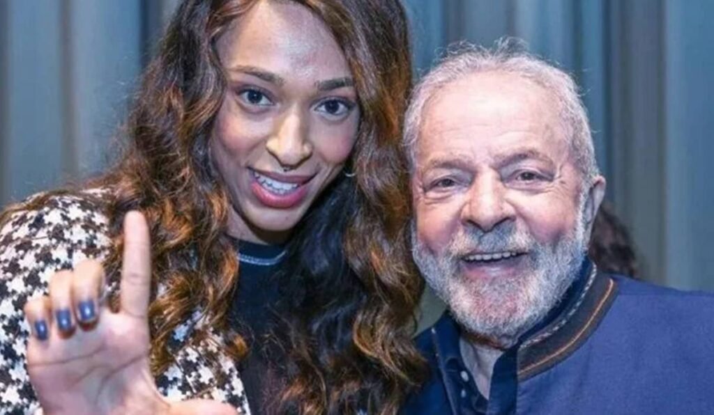 Uma notícia anunciada entre lágrimas chamou atenção porque mexe com algo essencial: **tempo para cuidar da saúde sem perder salário**. Mas o que, de fato, provocou essa reação de **Erika Hilton**? A deputada federal do **PSOL** usou as redes sociais para informar que o presidente **Luiz Inácio Lula da Silva** sancionou uma lei voltada a trabalhadores que precisam realizar **exames preventivos contra o câncer** e também exames relacionados ao **HPV**. E por que isso ganhou tanta repercussão? Porque a medida trata de uma dificuldade real da rotina de milhões de brasileiros: encontrar espaço para fazer exames importantes sem sofrer prejuízo no trabalho. Ao divulgar a novidade no **X**, antigo Twitter, Erika Hilton celebrou a sanção e escreveu que se tratava de uma excelente notícia para trabalhadoras e trabalhadores do país. O que essa lei garante exatamente? Segundo a publicação compartilhada pela deputada, a nova regra assegura **3 dias de folga por ano** para que trabalhadores brasileiros possam realizar **exames preventivos para o câncer**, como a **mamografia**, além de exames para **HPV**. Esses dias de afastamento afetam o salário? Não. A informação divulgada aponta que a dispensa ocorre **sem prejuízo no salário**, o que reforça o direito de buscar prevenção sem que isso represente perda financeira. Quais exames entram nesse direito? A legislação reforça a dispensa para exames preventivos ligados ao **câncer de mama**, **próstata**, **colo do útero** e ao **HPV**. A proposta, portanto, se conecta diretamente à prevenção e ao diagnóstico precoce. Há alguma obrigação para as empresas? Sim. Além de garantir a dispensa, a lei também determina que as **empresas informem os funcionários sobre esse direito**. Isso amplia o alcance da medida, já que não basta o direito existir no papel se o trabalhador não souber que pode utilizá-lo. Essa foi a única medida recente ligada ao tema do câncer mencionada no contexto da notícia? Não. Também foi lembrado que o presidente **Lula** sancionou, em **abril de 2026**, a **Lei 15.379/2026**, que inclui a **imunoterapia** nos protocolos do **SUS** para tratamento de câncer. E o que muda com essa outra lei? De acordo com a descrição apresentada, a inclusão da imunoterapia busca tornar o acesso mais amplo na rede pública e garantir **tratamentos oncológicos mais modernos**, considerados **superiores ou mais seguros** do que opções tradicionais em determinados casos. Existe uma política pública mais ampla relacionada a isso? Sim. A notícia também cita a **Política Nacional de Prevenção e Controle do Câncer**, prevista na **Lei 14.758/23**, que atua para garantir acesso a **tecnologias de diagnóstico precoce** e **tratamento** no país. Então por que a reação de Erika Hilton foi tão forte? Porque a sanção anunciada por ela reúne dois pontos sensíveis da vida cotidiana: **saúde** e **trabalho**. Ao falar sobre a medida, a deputada associou a conquista ao direito ao descanso, ao debate sobre o **fim da escala 6x1** e à necessidade de ampliar a proteção aos trabalhadores. O que ela disse publicamente? A mensagem publicada foi direta: **“BOAS NOTÍCIAS! O Presidente Lula sancionou a Lei que garante 3 dias de folga por ano pras trabalhadoras e pros trabalhadores brasileiros fazerem exames preventivos para o câncer, como a mamografia, e para o HPV. Sigamos na luta pelo direito ao descanso, pelo FIM da escala 6×1 e pelo direito à saúde!”** E qual é a informação que fica ao final de tudo isso? Que o presidente **Lula** sancionou uma lei que garante a **trabalhadoras e trabalhadores brasileiros até 3 dias de folga por ano, sem prejuízo no salário, para a realização de exames preventivos contra o câncer e para o HPV**, incluindo exames como **mamografia**, além de obrigar as **empresas** a informar seus funcionários sobre esse direito.