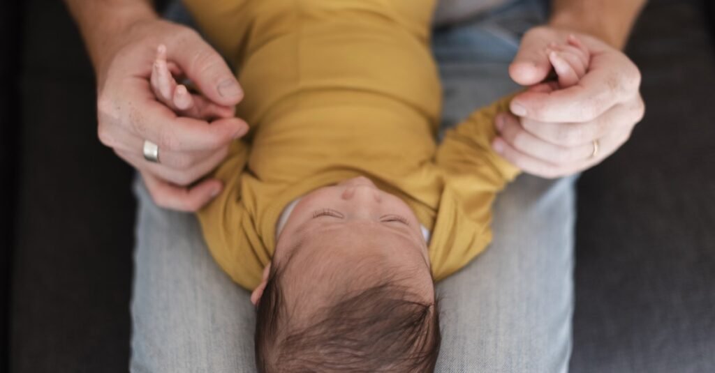 O que muda com a nova lei de licença-paternidade sancionada por Lula? A licença-paternidade será ampliada para 20 dias de forma gradual até 2029. Inicialmente, passa de cinco para 10 dias em 2027, 15 dias em 2028 e, finalmente, 20 dias em 2029. Por que a ampliação da licença-paternidade é importante? A medida garante que os pais tenham mais tempo para aprender e participar de cuidados essenciais com o bebê, como dar banho e trocar fraldas, promovendo maior envolvimento na criação. Como será financiado o aumento da licença-paternidade? O pagamento da licença, antes feito pela empresa, agora será elegível para reembolso a micro e pequenas empresas pelo Regime Geral de Previdência Social (RGPS). Qual foi o processo legislativo para a aprovação da lei? Originário do Senado, o projeto foi apresentado em 2008 e ganhou impulso em 2025. Após aprovação na Câmara e no Senado, foi sancionado por Lula em 2026. Quais foram os desafios enfrentados para a aprovação da lei? A proposta inicial de 30 dias foi reduzida para 20 dias devido a negociações sobre o impacto fiscal, garantindo viabilidade econômica. Quem foram os principais atores na aprovação da lei? A ex-senadora Patrícia Saboya apresentou o projeto, e o relator Pedro Campos (PSB-PE) e o senador Randolfe Rodrigues (PT-AP) foram fundamentais na tramitação e aprovação. Como a sociedade pode se beneficiar dessa mudança? A ampliação da licença-paternidade promove igualdade de gênero nas responsabilidades parentais e fortalece os laços familiares desde os primeiros dias de vida do bebê.