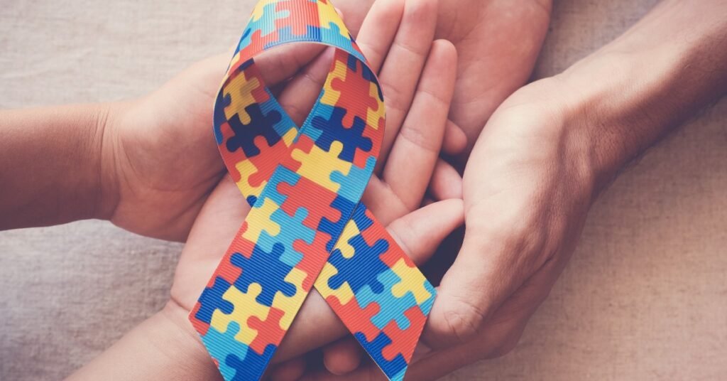 **Lula Sanciona Lei que Cria o Dia do Orgulho Autista em 18 de Junho** O que é o Dia do Orgulho Autista? Segundo a publicação no Diário Oficial da União, o presidente **Lula sancionou a lei 15.365/2026**, que estabelece o **Dia Nacional do Orgulho Autista** a ser celebrado em **18 de junho**. Esta data foi criada para complementar o já existente **Dia Nacional de Conscientização sobre o Autismo**, comemorado em **2 de abril**. Enquanto o dia de abril foca na conscientização, o novo dia é voltado para a valorização da **neurodiversidade**, da **identidade** e da **visibilidade** das pessoas autistas. Qual a origem da proposta? A proposta teve origem no **projeto de lei 3.391/2020**, apresentado pelo então senador **Romário**. O objetivo era instituir a data em sintonia com o **Dia Mundial do Orgulho Autista**. Na justificativa, Romário destacou que a criação de um dia específico serviria como instrumento de **mobilização**, **valorização** da comunidade autista e **divulgação** da história de lutas e conquistas do autismo no Brasil. Como foi o processo de aprovação no Senado? No Senado, o texto foi aprovado em **18 de junho de 2020** e enviado à **Câmara dos Deputados** para revisão. A proposta tramitou em regime de prioridade nas **Comissões de Defesa dos Direitos das Pessoas com Deficiência** e de **Constituição e Justiça e de Cidadania**. A Comissão de Defesa dos Direitos das Pessoas com Deficiência, com parecer da ex-deputada **Rejane Dias**, foi favorável à proposta. Em **8 de junho de 2021**, a Câmara aprovou um substitutivo que estruturou a inserção do Dia Nacional do Orgulho Autista na mesma lei que já havia criado o Dia Nacional de Conscientização do Autismo. Qual foi o papel da Câmara dos Deputados? Após a aprovação na Comissão de Defesa dos Direitos das Pessoas com Deficiência, a proposta seguiu para a **CCJ**, onde teve uma tramitação mais lenta. O projeto chegou a receber relatoria do ex-deputado **Delegado Pablo**, mas, com o fim da legislatura, a tramitação precisou ser retomada. Em **2025**, sob relatoria da deputada **Laura Carneiro (PSD-RJ)**, a comissão aprovou a redação final. Em **10 de julho de 2025**, os deputados aprovaram em Plenário a versão da Comissão de Defesa dos Direitos das Pessoas com Deficiência, que alterava a redação originalmente enviada pelo Senado. O que aconteceu após a aprovação na Câmara? Como houve mudança no texto, a matéria precisou retornar ao **Senado** para nova análise. O projeto recebeu parecer favorável da senadora **Mara Gabrilli (PSD-SP)** na Comissão de Direitos Humanos e Legislação Participativa. A relatora defendeu a aprovação da versão alterada pelos deputados e destacou que a nova data se alinha ao reconhecimento internacional do orgulho autista. O texto foi aprovado pelo Plenário do Senado em **4 de março de 2026** e seguiu para sanção presidencial. Qual a importância dessa nova data? A criação do **Dia Nacional do Orgulho Autista** é um passo significativo para a **valorização** e **visibilidade** das pessoas autistas no Brasil. Segundo a publicação, a data serve como um marco para a **mobilização** da sociedade em torno dos direitos e conquistas da comunidade autista, promovendo uma maior **compreensão** e **aceitação** da neurodiversidade.