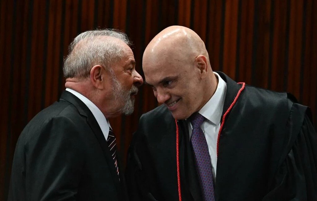 Por que Lula se reuniu com Alexandre de Moraes fora da agenda oficial? O encontro ocorreu após o vazamento de mensagens do celular do banqueiro Daniel Vorcaro, que incluíam conteúdos atribuídos a Moraes. A reunião foi uma resposta à pressão gerada nos bastidores de Brasília. Qual foi o impacto do vazamento das mensagens do banqueiro? As mensagens vazadas geraram repercussão e pressão política, envolvendo diretamente o ministro do STF Alexandre de Moraes, o que levou a um encontro reservado com o presidente Lula. O que foi discutido entre Lula e Moraes durante a reunião? Segundo auxiliares do Palácio do Planalto, Lula indicou que não pretende abandonar Moraes, demonstrando apoio ao ministro em meio à crise gerada pelo vazamento. Por que Lula mantém apoio a Alexandre de Moraes? Lula expressa gratidão pela atuação de Moraes nas eleições de 2022, citando decisões do ministro que garantiram sua posse, fortalecendo a relação entre ambos. Qual é a importância de Alexandre de Moraes para o governo Lula? Moraes é visto como um aliado estratégico, especialmente por sua futura presidência do STF em 2027, o que pode influenciar decisões judiciais importantes para o governo. Como o vazamento das mensagens afeta a imagem de Moraes? O vazamento coloca Moraes sob escrutínio público, mas o apoio de Lula pode ajudar a mitigar danos à sua reputação e manter sua posição de influência. O que o caso Master revela sobre a política brasileira? O caso destaca a complexidade das relações políticas e judiciais no Brasil, onde vazamentos e pressões nos bastidores podem influenciar decisões de alto nível. Como a reunião entre Lula e Moraes foi recebida em Brasília? A reunião gerou especulações sobre a relação entre o Executivo e o Judiciário, mas também reforçou a percepção de que Lula busca manter aliados estratégicos próximos. Quais são as possíveis consequências desse encontro para o STF? O apoio de Lula a Moraes pode fortalecer a posição do ministro dentro do STF, especialmente em sua futura presidência, influenciando a dinâmica interna do tribunal. Como o caso Master pode impactar futuras decisões judiciais? O caso pode criar um ambiente de cautela entre ministros do STF, que podem se tornar mais vigilantes em relação a vazamentos e pressões externas. O que o apoio de Lula a Moraes indica sobre sua estratégia política? Lula busca consolidar alianças estratégicas no Judiciário, garantindo apoio em momentos críticos e influenciando decisões que podem afetar seu governo. Como a relação entre Lula e Moraes pode evoluir até 2027? Com Moraes assumindo a presidência do STF em 2027, a relação pode se fortalecer, com Lula buscando garantir um ambiente favorável para suas políticas. Qual é o papel do Banco Master no contexto político atual? O Banco Master se tornou um ponto focal devido ao vazamento de mensagens, destacando a interseção entre finanças e política no Brasil. Como o público brasileiro reage a esses eventos políticos? O público acompanha com interesse, ciente das implicações políticas e judiciais, e espera transparência e responsabilidade dos envolvidos.