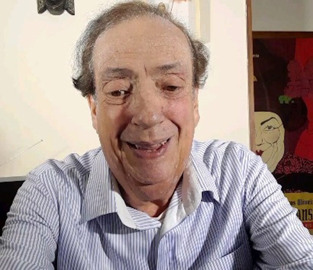 Uma notícia de alívio virou também um lembrete duro sobre como um golpe pode desmontar uma vida inteira em silêncio. Mas o que exatamente foi comemorado? A prisão de um homem acusado de aplicar um golpe que deixou um prejuízo de cerca de R$ 350 mil. A reação foi de desabafo, quase como quem finalmente vê uma ferida antiga ser reconhecida. Só que a história não chama atenção apenas pelo valor perdido. O que realmente prende é a forma como tudo aconteceu. Como alguém consegue causar um estrago tão grande? Segundo as informações divulgadas, o suspeito se ofereceu para gerenciar as redes sociais da vítima. Parece algo simples, quase rotineiro hoje em dia. E talvez seja justamente aí que mora o perigo. Ao ganhar acesso ao celular e a senhas pessoais, ele teria conseguido fazer transferências e contratar empréstimos bancários de forma indevida. O rombo financeiro não veio de uma vez só. Ele se formou por dentro, usando confiança como ferramenta. E por que esse caso repercutiu tanto? Porque a vítima não ficou apenas com a conta no vermelho. O golpe atrapalhou sua vida, sujou seu nome e aprofundou uma crise que já era delicada. Quando alguém fala em fraude, muita gente pensa só no dinheiro. Mas há um ponto que quase passa despercebido: o dano emocional. Não é apenas perder recursos. É ver a própria rotina sair do eixo, enfrentar desconfiança e ainda precisar provar que foi enganado. Quem falou sobre a prisão? O próprio Marcos Oliveira usou a internet para comemorar a notícia e lembrar que vinha relatando esse sofrimento havia tempo. Ele afirmou que muitas pessoas idosas passam por esse tipo de situação e destacou que não foi a única vítima do investigado. E é aqui que muita gente se surpreende: além do prejuízo, havia também o peso de não ter sido acreditado por todos quando o caso veio à tona. Mas quem confirmou os detalhes do desfecho? A advogada do artista, Rose Scalco, foi quem detalhou a informação, repercutida pelo portal da RedeTV!. E surge outra pergunta inevitável: se houve prisão, por que o nome do suspeito não foi divulgado? A defesa explicou que a identidade segue em sigilo por causa da Lei Geral de Proteção de Dados Pessoais, a LGPD. Esse detalhe, embora técnico, mostra como o caso avançou sem transformar tudo em exposição pública irrestrita. O que aconteceu depois torna a história ainda mais pesada. O golpe ocorreu em 2024, mas seus efeitos não ficaram presos naquele momento. O prejuízo agravou a crise enfrentada por Marcos Oliveira, que também passou por processos de despejo. E então aparece uma nova camada da história: como ele conseguiu atravessar esse período? Com ajuda. O ator contou com apoio para conseguir abrigo no Retiro dos Artistas, onde sua permanência é custeada pela atriz Marieta Severo. E quem esteve ao lado dele nesse processo? O próprio Marcos fez questão de agradecer publicamente a Rose Scalco, não só pela atuação jurídica no caso do golpe, mas também pelo suporte em outras frentes difíceis da sua vida. Ele disse que ela o defende nos processos e ainda assinou como responsável para que ele pudesse ficar no Retiro dos Artistas, já que não tinha familiares para isso. O agradecimento veio com humor, mas o fundo da fala é sério: sem essa rede de apoio, a situação poderia ter sido ainda mais dura. Só que a história termina aí? Não exatamente. Mesmo acolhido, Marcos também se envolveu em polêmicas recentes ao criticar regras do Retiro dos Artistas e reclamar da falta de privacidade e da convivência no local. As declarações repercutiram mal, a direção respondeu em nota oficial e ele precisou se desculpar publicamente. Isso muda o peso da prisão do suspeito? Não. Mas reacende uma dúvida importante: quantas marcas um golpe deixa mesmo depois que a Justiça começa a agir? No fim, o ponto central é esse: Marcos Oliveira celebrou a prisão de um estelionatário acusado de roubar cerca de R$ 350 mil e de aprofundar uma crise que afetou finanças, moradia e dignidade. A prisão representa um desfecho importante, mas não apaga o trauma nem encerra tudo o que esse caso expôs sobre vulnerabilidade, confiança e consequências que continuam ecoando muito depois da notícia principal.