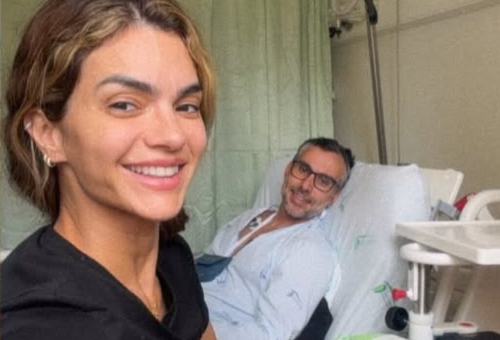 Foi tudo tão rápido que, por pouco, a história poderia ter tomado um rumo muito mais grave. Mas o que aconteceu exatamente para transformar um dia comum em uma corrida contra o tempo? Tudo começou com sinais que muita gente poderia ignorar: fala enrolada e perda de coordenação de um lado do corpo. Sintomas assim assustam? Sim, e justamente por isso a reação imediata fez toda a diferença. E por que esse detalhe importa tanto? Porque, em situações como essa, minutos pesam. O atendimento aconteceu apenas 23 minutos depois dos primeiros sinais. Parece pouco? É justamente esse “pouco” que muda muito quando o assunto é um AVC isquêmico. Mas qual era o quadro de fato? Os exames apontaram uma oclusão em pequenas ramificações cerebrais. Isso significa cirurgia? Não neste caso. A condução indicada foi tratamento clínico, com medicação e acompanhamento próximo. E é aqui que muita gente se surpreende: mesmo diante do susto, o quadro foi considerado estável. Se estava estável, então por que a tensão continuou? Porque ainda havia uma resposta importante em aberto. Um exame aguardado pela família veio inconclusivo. E o que isso quer dizer? Que será necessário um teste mais específico para orientar os próximos passos. Ou seja: a alta veio, mas não significou ponto final. Então ele já está em casa? Sim. Após o período no hospital, ele recebeu alta e voltou para casa, onde seguirá a recuperação com medicação. Mas há um detalhe que quase ninguém percebe: voltar para casa, nesse contexto, não significa que tudo foi resolvido, e sim que o estado atual permite continuidade do cuidado fora do hospital, com vigilância e calma. E quem trouxe essa atualização? Foi a própria esposa, em uma mensagem pública para tranquilizar quem acompanhava o caso. Ela explicou que ele está bem, medicado e em recuperação, enquanto aguardam o novo exame que poderá indicar com mais precisão o caminho daqui para frente. O que acontece depois pode mudar tudo, porque esse resultado ainda deve orientar decisões importantes. Mas onde tudo isso aconteceu? Em Lisboa, Portugal. E por que esse ponto chamou atenção? Porque, no meio de um episódio tão delicado, surgiu uma coincidência que mexeu com a família. A médica responsável pelo caso era, segundo o relato, a única neurologista brasileira em Lisboa. Parece acaso? Para ela, não. A interpretação foi outra: propósito. Só agora a história começa a ganhar contornos mais claros. O paciente é Mico Freitas, empresário de 44 anos. E quem dividiu cada atualização foi Kelly Key, de 43, que apareceu ao lado do marido em fotos publicadas nas redes sociais. A revelação trouxe alívio, mas também deixou no ar uma pergunta inevitável: se houve alta, por que a sensação de espera continua? Porque ainda existe acompanhamento em curso. O quadro está controlado, sem indicação cirúrgica, mas depende de observação e do novo resultado. E isso muda a leitura de tudo: não se trata apenas de um susto superado, mas de uma recuperação que ainda pede atenção. E por que tanta gente reagiu com tanta intensidade à notícia? Porque o casal está junto desde 2004 e construiu uma trajetória pública acompanhada de perto. Eles são pais de Jaime Vitor, de 20 anos, e Artur, de 8. Kelly também é mãe de Suzanna Freitas, de 25, de uma relação anterior com Latino. Esse contexto familiar ajuda a explicar por que cada atualização ganhou tanto peso. Mas, no fim, qual é a principal notícia? Mico Freitas recebeu alta após sofrer um AVC isquêmico, está em casa, em Lisboa, medicado e em recuperação. Só que o ponto mais importante talvez não esteja apenas na alta em si. Está no que veio junto com ela: estabilidade, cautela e uma investigação que ainda não terminou. E é justamente aí que essa história continua prendendo atenção. Porque o alívio chegou, sim, mas acompanhado de uma espera silenciosa por um exame mais específico. A boa notícia já foi dada. A resposta definitiva, porém, ainda não.