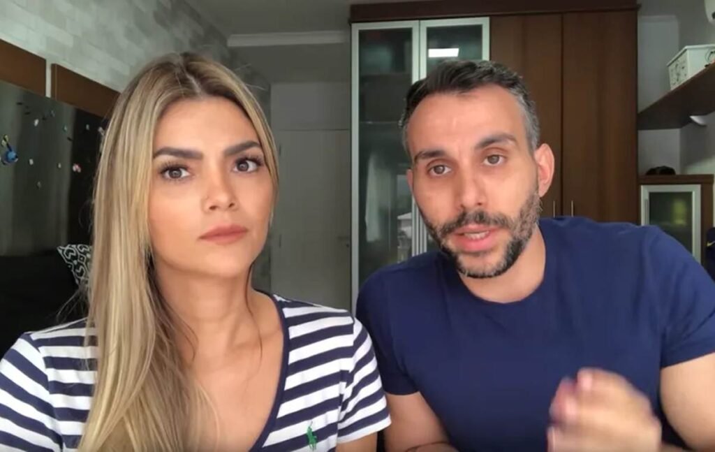 Tudo mudou em poucos minutos dentro de casa, e o susto foi tão repentino que Kelly Key decidiu falar publicamente apenas depois de conseguir respirar um pouco mais aliviada. O que aconteceu com o marido da cantora? Nesta terça-feira, 07, Kelly Key usou as redes sociais para contar que **Mico Freitas** sofreu um **AVC** de forma súbita dentro de casa, na segunda-feira, 06. A notícia veio acompanhada de um relato direto, marcado pelo impacto do momento e pela rapidez com que tudo precisou acontecer. Como ela percebeu que algo estava errado? Segundo a cantora, os primeiros sinais apareceram de maneira clara e preocupante: **fala enrolada** e **perda de coordenação do lado esquerdo do corpo**. Foi a partir desses sintomas que a situação exigiu ação imediata, sem espaço para hesitação. E essa rapidez fez diferença? De acordo com Kelly Key, sim. Ela afirmou que eles agiram muito rápido e destacou que isso foi decisivo. O episódio aconteceu por volta das **11h30**, e Mico chegou à unidade hospitalar às **11h53**, um intervalo curto que marcou o início do atendimento. O que os exames apontaram depois da chegada ao hospital? Após a avaliação médica, foi confirmado um **AVC isquêmico**, causado por um **coágulo em pequenas ramificações do cérebro**. Com esse diagnóstico, ele precisou ser transferido entre hospitais até chegar a uma **unidade especializada**, onde permanece internado para acompanhamento. Como Kelly Key descreveu esse momento? Em seus stories no Instagram, ela resumiu o impacto com palavras que revelam o tamanho do abalo. “Ontem a vida pediu pausa. O Mico Freitas teve um AVC em casa, de forma súbita. Começou com a fala enrolada e perda de coordenação do lado esquerdo. Agimos rápido. Muito rápido. E isso fez toda a diferença”, contou. Mas como ele está agora? Depois do susto inicial e da confirmação do quadro, a cantora voltou às redes para atualizar o estado de saúde do marido. Foi nesse momento que trouxe a informação que muitos aguardavam: **ele está bem**. Segundo Kelly, Mico está **estável**, **consciente**, **falando** e **andando**. O que ela disse ao falar sobre essa melhora? Kelly Key afirmou: “Hoje, com o coração mais tranquilo, posso dizer: ele está bem. Está estável, consciente, falando e andando”. A declaração veio acompanhada de uma frase que resume o peso emocional do episódio: “Foi um grande susto. Daqueles que reorganizam tudo por dentro”. Houve mais alguma mensagem além da atualização médica? Sim. A cantora também falou sobre o que esse episódio representou para ela e para a família. Sem entrar além do que viveu, ela descreveu o ocorrido como “um lembrete poderoso sobre o **tempo**, **presença** e **prioridade**”, mantendo o foco no impacto direto da experiência. E como ela encerrou o relato? Kelly Key agradeceu as mensagens de apoio que recebeu desde que compartilhou a notícia. Disse que está focada em Mico e na família, e que pretende atualizar o público aos poucos. “Quero agradecer, desde já, todo carinho e mensagens. Estou focada neles e na nossa família, e aos poucos vou atualizando vocês. Seguimos com fé”, finalizou. Então, qual é a atualização completa até agora? **Mico Freitas sofreu um AVC isquêmico em casa na segunda-feira, 06, apresentou fala enrolada e perda de coordenação do lado esquerdo do corpo, foi levado rapidamente ao hospital, passou por exames que confirmaram um coágulo em pequenas ramificações do cérebro, foi transferido para uma unidade especializada e, segundo Kelly Key, está bem, estável, consciente, falando e andando.**